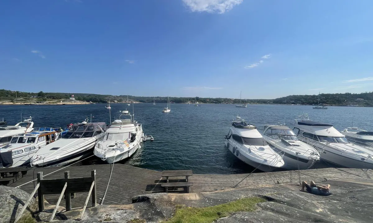 Slevikkilen: {"base": "no", "no": "Fort\u00f8yer i bolter inne p\u00e5 berget, slik at tauene g\u00e5r p\u00e5 kryss og tvers OVER bryggen.", "se": "F\u00f6rt\u00f6j i bultar inne p\u00e5 berget, s\u00e5 att tamparna g\u00e5r kors och tv\u00e4rs \u00d6VER bryggan.", "en": "Moor to bolts on the rock, ensuring the ropes cross over and above the pier.", "da": "Fort\u00f8j i bolte inde p\u00e5 bjerget, s\u00e5 trossene g\u00e5r p\u00e5 kryds og tv\u00e6rs OVER broen.", "fr": "Amarrer aux boulons sur le rocher, de fa\u00e7on que les cordes s'entrecroisent AU-DESSUS du quai.", "de": "Machen Sie an Bolzen im Inneren des Felsens fest, so dass die Seile kreuz und quer \u00dcBER dem Steg verlaufen.", "es": "Amarra en los pernos dentro de la roca, de modo que las cuerdas crucen POR ENCIMA del muelle.", "it": "Ormeggia ai bulloni sulla roccia, in modo che le cime attraversino il pontile sopra e sotto.", "pt": "Apoie-se nos parafusos dentro da rocha, de modo que as cordas passem cruzadas sobre o cais.", "nl": "Bevestig de lijnen aan bouten op de rots, zodat de touwen kruislings OVER de steiger gaan.", "pl": "Mocuje si\u0119 do bolc\u00f3w wewn\u0105trz ska\u0142y, tak aby liny by\u0142y rozci\u0105gni\u0119te na krzy\u017c PONAD molem.", "uk": "\u0417\u0430\u043a\u0440\u0456\u043f\u0456\u0442\u044c \u0443 \u0431\u043e\u043b\u0442\u0438 \u043d\u0430 \u0432\u043d\u0443\u0442\u0440\u0456\u0448\u043d\u0456\u0439 \u0447\u0430\u0441\u0442\u0438\u043d\u0456 \u0441\u043a\u0435\u043b\u0456, \u0442\u0430\u043a \u0449\u043e\u0431 \u043c\u043e\u0442\u0443\u0437\u043a\u0438 \u043f\u0435\u0440\u0435\u0442\u0438\u043d\u0430\u043b\u0438\u0441\u044f \u041d\u0410\u0414 \u043c\u043e\u0441\u0442\u043e\u043c.", "ro": "Leag\u0103-te la bol\u021buri pe st\u00e2nc\u0103, astfel \u00eenc\u00e2t fr\u00e2nghiile s\u0103 treac\u0103 \u00een cruce PESTE ponton.", "tr": "Halterler kayadaki c\u0131vatalara ba\u011flan\u0131r, b\u00f6ylece halatlar \u0130SKELE \u00fczerinde \u00e7apraz \u015fekilde ge\u00e7er.", "el": "\u0394\u03ad\u03c3\u03c4\u03b5 \u03c3\u03c4\u03bf\u03c5\u03c2 \u03ba\u03bf\u03c7\u03bb\u03af\u03b5\u03c2 \u03bc\u03ad\u03c3\u03b1 \u03c3\u03c4\u03bf\u03bd \u03b2\u03c1\u03ac\u03c7\u03bf, \u03ad\u03c4\u03c3\u03b9 \u03ce\u03c3\u03c4\u03b5 \u03c4\u03b1 \u03c3\u03c7\u03bf\u03b9\u03bd\u03b9\u03ac \u03bd\u03b1 \u03c0\u03b7\u03b3\u03b1\u03af\u03bd\u03bf\u03c5\u03bd \u03c7\u03b9\u03b1\u03c3\u03c4\u03af \u03a0\u0391\u039d\u03a9 \u03b1\u03c0\u03cc \u03c4\u03b7\u03bd \u03c0\u03c1\u03bf\u03b2\u03bb\u03ae\u03c4\u03b1.", "cs": "Vyvazujte se k \u0161roub\u016fm na sk\u00e1le tak, aby lana \u0161la k\u0159\u00ed\u017eem kr\u00e1\u017eem NAD molem.", "hu": "A hegy belsej\u00e9ben tal\u00e1lhat\u00f3 csavarokhoz k\u00f6ss\u00e9k a k\u00f6teleket, \u00edgy azok kereszt\u00fcl-kasul futnak a M\u00d3L\u00d3 f\u00f6l\u00f6tt.", "fi": "Kiinnit\u00e4 kalliossa oleviin pultteihin niin, ett\u00e4 k\u00f6ydet menev\u00e4t ristiin LAITURIN YLITSE.", "bg": "\u0417\u0430\u0432\u044a\u0440\u0436\u0435\u0442\u0435 \u0437\u0430 \u0431\u043e\u043b\u0442\u043e\u0432\u0435\u0442\u0435 \u043d\u0430 \u0441\u043a\u0430\u043b\u0430\u0442\u0430, \u0442\u0430\u043a\u0430 \u0447\u0435 \u0432\u044a\u0436\u0435\u0442\u0430\u0442\u0430 \u0434\u0430 \u043c\u0438\u043d\u0430\u0432\u0430\u0442 \u043a\u0440\u044a\u0441\u0442\u043e\u0441\u0430\u043d\u043e \u041d\u0410\u0414 \u043a\u0435\u0439\u043e\u0432\u0435\u0442\u0435.", "sr": "\u0412\u0435\u0437\u0443\u0458\u0442\u0435 \u0437\u0430 \u043c\u0443\u0444\u0442\u0435 \u0443\u043d\u0443\u0442\u0430\u0440 \u0441\u0442\u0435\u043d\u0435, \u0442\u0430\u043a\u043e \u0434\u0430 \u0443\u0436\u0430\u0434 \u0438\u0434\u0443 \u0443\u043a\u0440\u0448\u0442\u0435\u043d\u043e \u041f\u0420\u0415\u041a\u041e \u043f\u0440\u0438\u0441\u0442\u0430\u043d\u0438\u0448\u0442\u0430.", "et": "Kinnitage otsad kaljul olevate poltide k\u00fclge nii, et k\u00f6ied l\u00e4hevad \u00fcle kai risti-r\u00e4sti.", "lv": "Piestipriniet tauvas pie klint\u012bs iebraukt\u0101m skr\u016bv\u0113m t\u0101, lai tauvas krustotos P\u0100RI piest\u0101tnei.", "lt": "Priri\u0161kite prie kai\u0161\u010di\u0173 ant kranto uolos, kad virv\u0117s eit\u0173 kry\u017eiais per prieplauk\u0105."}