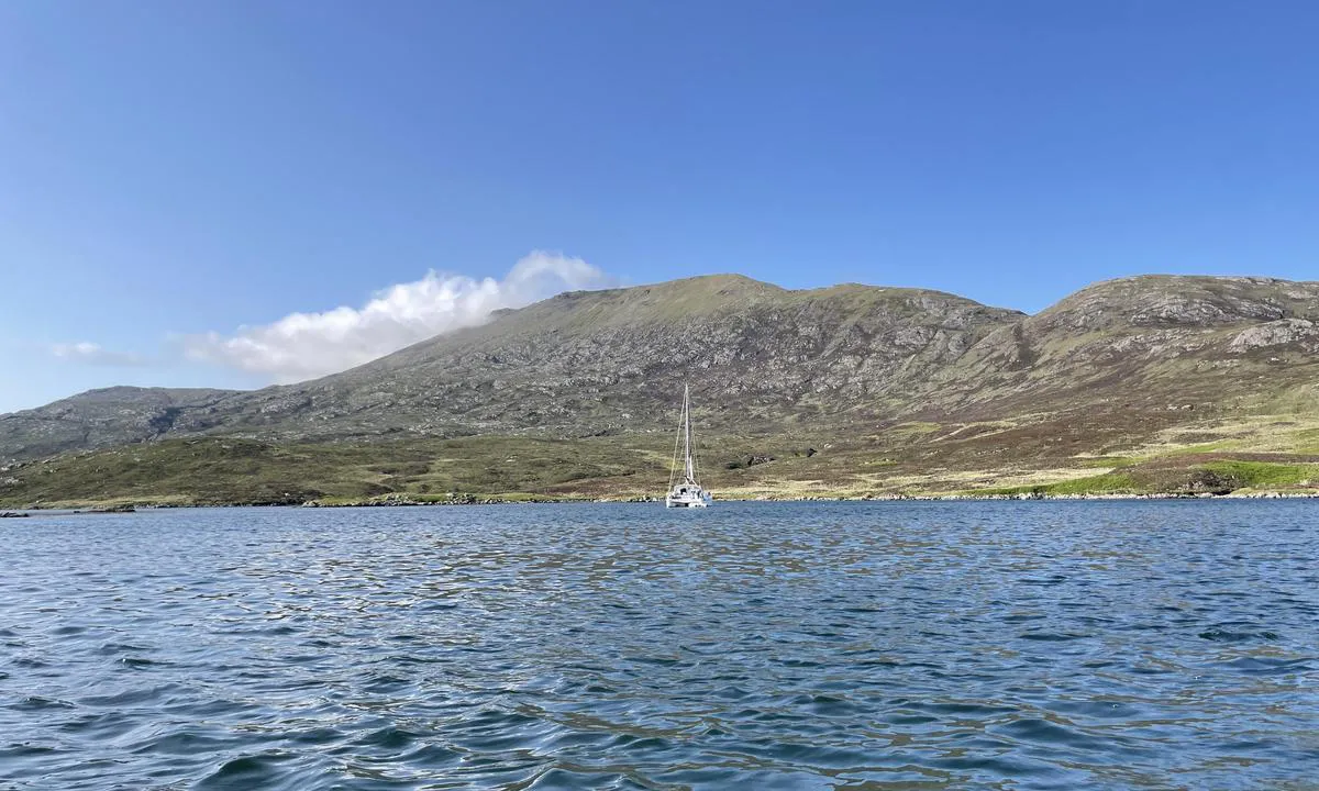 Sloc Dubh: {"base": "en", "no": "Ser nordover fra ankringsplassen mot toppen av Beinn Mhor.", "se": "Ser norrut fr\u00e5n ankringsplatsen till toppen av Beinn Mhor.", "en": "Looking N from the anchorage to the top of Beinn Mhor.", "da": "Ser mod N fra ankerpladsen til toppen af Beinn Mhor.", "fr": "En regardant vers le nord depuis le mouillage jusqu'au sommet de Beinn Mhor.", "de": "Blick nach N von der Ankerstelle bis zum Gipfel des Beinn Mhor.", "es": "Mirando hacia el norte desde el fondeadero hasta la cima de Beinn Mhor.", "it": "Guardando a N dall'ancoraggio fino alla cima di Beinn Mhor.", "pt": "Olhando para o norte a partir da ancoragem at\u00e9 o topo de Beinn Mhor.", "nl": "Kijkend naar het noorden vanaf het ankergebied naar de top van Beinn Mhor.", "pl": "Patrz\u0105c na p\u00f3\u0142noc z kotwicowiska na szczyt Beinn Mhor.", "uk": "\u0414\u0438\u0432\u043b\u044f\u0447\u0438\u0441\u044c \u043d\u0430 \u043f\u0456\u0432\u043d\u0456\u0447 \u0437 \u044f\u043a\u043e\u0440\u043d\u043e\u0457 \u0441\u0442\u043e\u044f\u043d\u043a\u0438 \u043d\u0430 \u0432\u0435\u0440\u0448\u0438\u043d\u0443 \u0411\u0456\u043d\u043d \u041c\u0433\u043e\u0440.", "ro": "Privind spre N din ancoraj c\u0103tre v\u00e2rful Beinn Mhor.", "tr": "Demirleme yerinden K Mhor Da\u011f\u0131'n\u0131n zirvesine do\u011fru bak\u0131\u015f.", "el": "\u039a\u03bf\u03b9\u03c4\u03ac\u03b6\u03bf\u03bd\u03c4\u03b1\u03c2 \u0392 \u03b1\u03c0\u03cc \u03c4\u03b7\u03bd \u03b1\u03b3\u03ba\u03c5\u03c1\u03bf\u03b2\u03bf\u03bb\u03af\u03b1 \u03c0\u03c1\u03bf\u03c2 \u03c4\u03b7\u03bd \u03ba\u03bf\u03c1\u03c5\u03c6\u03ae \u03c4\u03bf\u03c5 Beinn Mhor.", "cs": "Pohled na sever z kotvi\u0161t\u011b na vrchol hory Beinn Mhor.", "hu": "Innen horgonyz\u00f3helyr\u0151l n\u00e9zve \u00e9szakra a Beinn Mhor cs\u00facs\u00e1ig.", "fi": "Katsoen pohjoiseen ankkuripaikalta Beinn Mh\u00f3rin huipulle.", "bg": "\u0413\u043b\u0435\u0434\u0430\u0439\u043a\u0438 \u043a\u044a\u043c \u0441\u0435\u0432\u0435\u0440 \u043e\u0442 \u043a\u043e\u0442\u0432\u0438\u0449\u0435\u0442\u043e \u043a\u044a\u043c \u0432\u044a\u0440\u0445\u0430 \u043d\u0430 \u0411\u0430\u0439\u043d \u041c\u043e\u0440.", "sr": "Gledaju\u0107i na sever od sidri\u0161ta ka vrhu Beinn Mhor-a.", "et": "Vaade ankrupaigast p\u00f5hja poole Beinn Mhor'i tippu.", "lv": "Skatoties uz zieme\u013ciem no enkuro\u0161an\u0101s vietas uz Beinn Mhor virsotni.", "lt": "\u017dvelgiant \u012f \u0161iaur\u0119 nuo inkaravimo vietos \u012f Beinn Mhor vir\u0161\u016bn\u0119."}