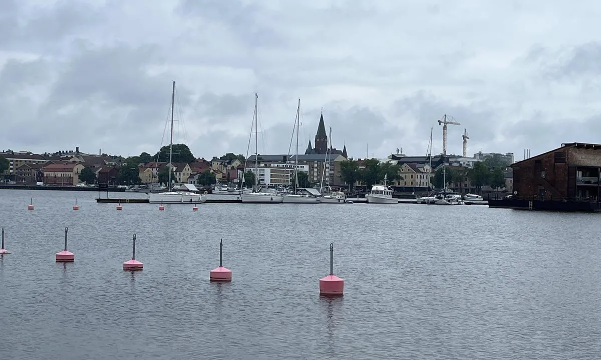 Slottholmen Marina Västervik: I bakgrunnen ser man byen, midt i bildet er bryggene rett utenfor hotellet / restauranten.