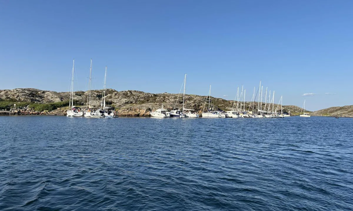 Slubbersholmen: {"base": "no", "no": "Plass til mange b\u00e5ter langs fjellet i nord", "se": "Plats f\u00f6r m\u00e5nga b\u00e5tar l\u00e4ngs berget i norr", "en": "Room for many boats along the rock face in the north", "da": "Plads til mange b\u00e5de langs klippen i nord", "fr": "Beaucoup de place pour de nombreux bateaux le long de la falaise au nord", "de": "Platz f\u00fcr viele Boote entlang des Felsens im Norden", "es": "Espacio para muchos barcos a lo largo de la roca en el norte", "it": "Posti per molte barche lungo la montagna a nord", "pt": "Espa\u00e7o para muitos barcos ao longo da rocha no norte", "nl": "Ruimte voor veel boten langs de rotsen in het noorden", "pl": "Miejsce dla wielu \u0142odzi wzd\u0142u\u017c ska\u0142y na p\u00f3\u0142nocy", "uk": "\u041c\u0456\u0441\u0446\u0435 \u0434\u043b\u044f \u0431\u0430\u0433\u0430\u0442\u044c\u043e\u0445 \u0447\u043e\u0432\u043d\u0456\u0432 \u0432\u0437\u0434\u043e\u0432\u0436 \u0441\u043a\u0435\u043b\u0456 \u043d\u0430 \u043f\u0456\u0432\u043d\u043e\u0447\u0456", "ro": "Loc pentru multe b\u0103rci de-a lungul st\u00e2ncii la nord", "tr": "Kuzeydeki kayal\u0131\u011f\u0131n yan\u0131nda bir\u00e7ok tekne i\u00e7in yer", "el": "\u03a7\u03ce\u03c1\u03bf\u03c2 \u03b3\u03b9\u03b1 \u03c0\u03bf\u03bb\u03bb\u03ac \u03c3\u03ba\u03ac\u03c6\u03b7 \u03ba\u03b1\u03c4\u03ac \u03bc\u03ae\u03ba\u03bf\u03c2 \u03c4\u03bf\u03c5 \u03b2\u03bf\u03c5\u03bd\u03bf\u03cd \u03c3\u03c4\u03bf \u03b2\u03bf\u03c1\u03c1\u03ac", "cs": "M\u00edsto pro mnoho lod\u00ed pod\u00e9l sk\u00e1ly na severu", "hu": "Hely sok haj\u00f3nak az \u00e9szaki szikla ment\u00e9n", "fi": "Tilaa monille veneille vuoren pohjoispuolella", "bg": "\u041c\u044f\u0441\u0442\u043e \u0437\u0430 \u043c\u043d\u043e\u0433\u043e \u043b\u043e\u0434\u043a\u0438 \u043f\u043e\u043a\u0440\u0430\u0439 \u0441\u043a\u0430\u043b\u0430\u0442\u0430 \u043d\u0430 \u0441\u0435\u0432\u0435\u0440", "sr": "\u041c\u0435\u0441\u0442\u043e \u0437\u0430 \u043c\u043d\u043e\u0433\u0435 \u0431\u0440\u043e\u0434\u043e\u0432\u0435 \u0443\u0437 \u0441\u0442\u0435\u043d\u0443 \u043d\u0430 \u0441\u0435\u0432\u0435\u0440\u0443", "et": "Palju ruumi paatidele m\u00f6\u00f6da p\u00f5hjakaldal asuvat kaljut", "lv": "Vietas daudz\u0101m laiv\u0101m gar klinti zieme\u013cos", "lt": "Vietos daugeliui laiv\u0173 palei uol\u0105 \u0161iaur\u0117je"}