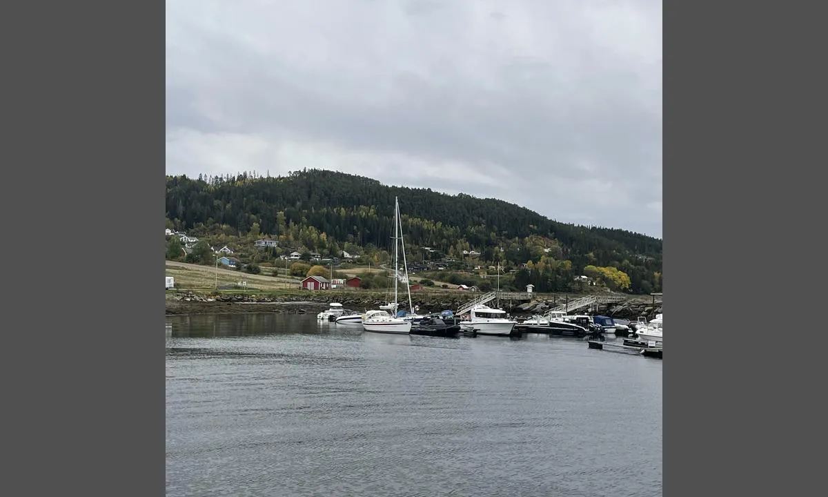 Småland Havn: Rolig og hyggelig havn omkranset av molo, med 4 gjesteplasser med vann og strøm.