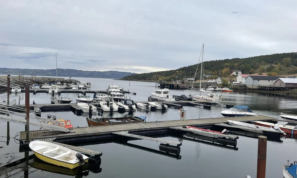 Småland Havn: Rolig og hyggelig havn omkranset av molo, med 4 gjesteplasser med vann og strøm.