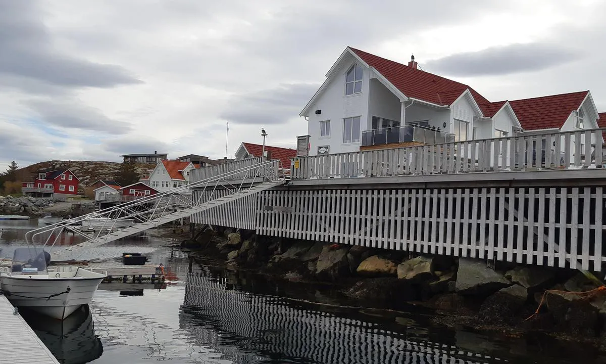 Småværet Gjestehavn: Bilde tatt fra gjestebryggen.
Strøm og vann oppe ved landgangen.