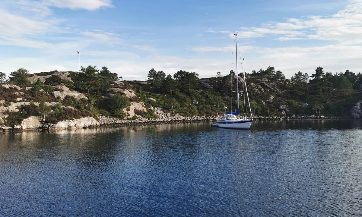 Smedaholmen Nord: Han lå m bauganker ute og line i land mot øst. Det var meldt østavind, så sikkert klok ankring.