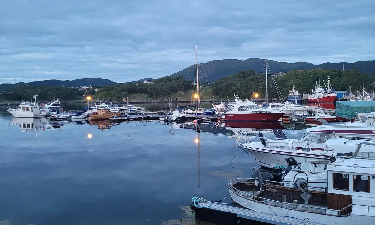 Smenessundet Småbåthavn - Kårvåg: Fin havn ved den nordlige enden av Atlanterhavsveien.
Gode fasiliteter, men ett stykke unna nærmeste butikk