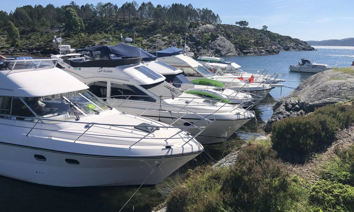 Smivågen: Ser her ut mot åpningen/ innløpet. Ta med egne bergkiler da det kun er 3stk fra friluftsrådet som er faste i fjellet.