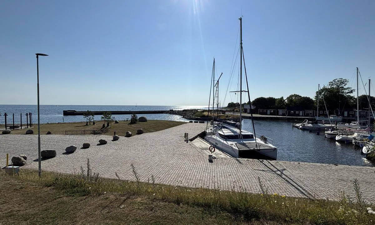 Smygehamn - Smygehuk: {"base": "no", "no": "Flott liten havn, p\u00e5 Sveriges sydpunkt. Stor aktivitet p\u00e5 land, da mange bes\u00f8ker stedet med bil, mange kafeer/restauranter og butikker.", "se": "Fin liten hamn, p\u00e5 Sveriges sydligaste punkt. Stor aktivitet p\u00e5 land, eftersom m\u00e5nga bes\u00f6ker platsen med bil, m\u00e5nga kaf\u00e9er/restauranger och butiker.", "en": "Great small harbour at the southern tip of Sweden. Busy activity on land, as many visit the area by car, several cafes/restaurants, and shops.", "da": "<p>Flot lille havn, p\u00e5 Sveriges sydligste punkt. Stor aktivitet p\u00e5 land, da mange bes\u00f8ger stedet med bil, mange caf\u00e9er/restauranter og butikker.</p>", "fr": "Petit port charmant situ\u00e9 \u00e0 la pointe sud de la Su\u00e8de. Grande activit\u00e9 \u00e0 terre, car de nombreuses personnes visitent l'endroit en voiture, avec de nombreux caf\u00e9s/restaurants et magasins.", "de": "Wundersch\u00f6ner kleiner Hafen, am s\u00fcdlichsten Punkt Schwedens. Viel Aktivit\u00e4t an Land, da viele den Ort mit dem Auto besuchen, viele Caf\u00e9s/Restaurants und Gesch\u00e4fte.", "es": "Bonito puerto peque\u00f1o, en el punto m\u00e1s al sur de Suecia. Gran actividad en tierra, ya que muchos visitan el lugar en coche, hay muchas cafeter\u00edas/restaurantes y tiendas.", "it": "Bellissimo piccolo porto, al punto pi\u00f9 a sud della Svezia. Grande attivit\u00e0 a terra, poich\u00e9 molti visitano il luogo in auto, molti caff\u00e8/ristoranti e negozi.", "pt": "\u00d3timo pequeno porto, no ponto sul da Su\u00e9cia. Grande atividade em terra, j\u00e1 que muitos visitam o local de carro, muitas caf\u00e9s/restaurantes e lojas.", "nl": "Mooie kleine haven, op het zuidelijkste punt van Zweden. Grote activiteit op het land, omdat veel mensen de plaats met de auto bezoeken, veel caf\u00e9s/restaurants en winkels.", "pl": "Pi\u0119kny ma\u0142y port na po\u0142udniowym kra\u0144cu Szwecji. Du\u017ca aktywno\u015b\u0107 na l\u0105dzie, poniewa\u017c wielu odwiedza to miejsce samochodem, liczne kawiarnie / restauracje i sklepy.", "uk": "\u0427\u0443\u0434\u043e\u0432\u0430 \u043c\u0430\u043b\u0435\u043d\u044c\u043a\u0430 \u0433\u0430\u0432\u0430\u043d\u044c \u043d\u0430 \u043f\u0456\u0432\u0434\u0435\u043d\u043d\u0456\u0439 \u0442\u043e\u0447\u0446\u0456 \u0428\u0432\u0435\u0446\u0456\u0457. \u0412\u0435\u043b\u0438\u043a\u0430 \u0430\u043a\u0442\u0438\u0432\u043d\u0456\u0441\u0442\u044c \u043d\u0430 \u0441\u0443\u0448\u0456, \u043e\u0441\u043a\u0456\u043b\u044c\u043a\u0438 \u0431\u0430\u0433\u0430\u0442\u043e \u0445\u0442\u043e \u0432\u0456\u0434\u0432\u0456\u0434\u0443\u0454 \u0446\u0435 \u043c\u0456\u0441\u0446\u0435 \u043d\u0430 \u0430\u0432\u0442\u043e, \u0454 \u0431\u0430\u0433\u0430\u0442\u043e \u043a\u0430\u0444\u0435/\u0440\u0435\u0441\u0442\u043e\u0440\u0430\u043d\u0456\u0432 \u0442\u0430 \u043c\u0430\u0433\u0430\u0437\u0438\u043d\u0456\u0432.", "ro": "Port mic minunat, la punctul sudic al Suediei. Activitate intens\u0103 pe uscat, deoarece mul\u021bi viziteaz\u0103 locul cu ma\u0219ina, multe cafenele/restaurante \u0219i magazine.", "tr": "G\u00fczel k\u00fc\u00e7\u00fck bir liman, \u0130sve\u00e7'in g\u00fcney noktas\u0131nda. Karada b\u00fcy\u00fck bir hareketlilik var, \u00e7\u00fcnk\u00fc bir\u00e7ok ki\u015fi arabayla buray\u0131 ziyaret ediyor, bir\u00e7ok kafe/restoran ve ma\u011faza var.", "el": "\u03a5\u03c0\u03ad\u03c1\u03bf\u03c7\u03bf \u03bc\u03b9\u03ba\u03c1\u03cc \u03bb\u03b9\u03bc\u03ac\u03bd\u03b9, \u03c3\u03c4\u03bf \u03bd\u03bf\u03c4\u03b9\u03cc\u03c4\u03b5\u03c1\u03bf \u03c3\u03b7\u03bc\u03b5\u03af\u03bf \u03c4\u03b7\u03c2 \u03a3\u03bf\u03c5\u03b7\u03b4\u03af\u03b1\u03c2. \u039c\u03b5\u03b3\u03ac\u03bb\u03b7 \u03b4\u03c1\u03b1\u03c3\u03c4\u03b7\u03c1\u03b9\u03cc\u03c4\u03b7\u03c4\u03b1 \u03c3\u03c4\u03b7 \u03c3\u03c4\u03b5\u03c1\u03b9\u03ac, \u03ba\u03b1\u03b8\u03ce\u03c2 \u03c0\u03bf\u03bb\u03bb\u03bf\u03af \u03b5\u03c0\u03b9\u03c3\u03ba\u03ad\u03c0\u03c4\u03bf\u03bd\u03c4\u03b1\u03b9 \u03c4\u03bf \u03bc\u03ad\u03c1\u03bf\u03c2 \u03bc\u03b5 \u03b1\u03c5\u03c4\u03bf\u03ba\u03af\u03bd\u03b7\u03c4\u03bf, \u03c0\u03bf\u03bb\u03bb\u03ac \u03ba\u03b1\u03c6\u03ad/\u03b5\u03c3\u03c4\u03b9\u03b1\u03c4\u03cc\u03c1\u03b9\u03b1 \u03ba\u03b1\u03b9 \u03ba\u03b1\u03c4\u03b1\u03c3\u03c4\u03ae\u03bc\u03b1\u03c4\u03b1.", "cs": "P\u011bkn\u00fd mal\u00fd p\u0159\u00edstav na ji\u017en\u00edm c\u00edpu \u0160v\u00e9dska. Velk\u00e1 aktivita na pevnin\u011b, proto\u017ee mnoho lid\u00ed nav\u0161t\u011bvuje m\u00edsto autem, mnoho kav\u00e1ren/restaurac\u00ed a obchod\u016f.", "hu": "Sz\u00e9p kis kik\u00f6t\u0151 Sv\u00e9dorsz\u00e1g legd\u00e9libb pontj\u00e1n. Nagy aktivit\u00e1s a sz\u00e1razf\u00f6ld\u00f6n, mivel sokan aut\u00f3val \u00e9rkeznek ide; sok k\u00e1v\u00e9z\u00f3/\u00e9tterem \u00e9s \u00fczlet tal\u00e1lhat\u00f3 itt.", "fi": "Hieno pieni satama, Ruotsin etel\u00e4isin piste. Vilkas toiminta maissa, sill\u00e4 moni vierailee paikalla autolla, paljon kahviloita/ravintoloita ja kauppoja.", "bg": "\u0427\u0443\u0434\u0435\u0441\u043d\u043e \u043c\u0430\u043b\u043a\u043e \u043f\u0440\u0438\u0441\u0442\u0430\u043d\u0438\u0449\u0435, \u043d\u0430 \u044e\u0436\u043d\u0430\u0442\u0430 \u0442\u043e\u0447\u043a\u0430 \u043d\u0430 \u0428\u0432\u0435\u0446\u0438\u044f. \u0413\u043e\u043b\u044f\u043c\u043e \u043e\u0436\u0438\u0432\u043b\u0435\u043d\u0438\u0435 \u043d\u0430 \u0441\u0443\u0448\u0430\u0442\u0430, \u0442\u044a\u0439 \u043a\u0430\u0442\u043e \u043c\u043d\u043e\u0433\u043e \u0445\u043e\u0440\u0430 \u043f\u043e\u0441\u0435\u0449\u0430\u0432\u0430\u0442 \u043c\u044f\u0441\u0442\u043e\u0442\u043e \u0441 \u0430\u0432\u0442\u043e\u043c\u043e\u0431\u0438\u043b, \u0438\u043c\u0430 \u043c\u043d\u043e\u0433\u043e \u043a\u0430\u0444\u0435\u043d\u0435\u0442\u0430/\u0440\u0435\u0441\u0442\u043e\u0440\u0430\u043d\u0442\u0438 \u0438 \u043c\u0430\u0433\u0430\u0437\u0438\u043d\u0438.", "sr": "\u041f\u0440\u0435\u043b\u0435\u043f\u0430 \u043c\u0430\u043b\u0430 \u043b\u0443\u043a\u0430, \u043d\u0430 \u0458\u0443\u0436\u043d\u043e\u0458 \u0442\u0430\u0447\u043a\u0438 \u0428\u0432\u0435\u0434\u0441\u043a\u0435. \u0412\u0435\u043b\u0438\u043a\u0430 \u0430\u043a\u0442\u0438\u0432\u043d\u043e\u0441\u0442 \u043d\u0430 \u043a\u043e\u043f\u043d\u0443, \u0458\u0435\u0440 \u043c\u043d\u043e\u0433\u0438 \u043f\u043e\u0441\u0435\u045b\u0443\u0458\u0443 \u043c\u0435\u0441\u0442\u043e \u0430\u0443\u0442\u043e\u043c\u043e\u0431\u0438\u043b\u043e\u043c, \u043c\u043d\u043e\u0433\u043e \u043a\u0430\u0444\u0438\u045b\u0430/\u0440\u0435\u0441\u0442\u043e\u0440\u0430\u043d\u0430 \u0438 \u043f\u0440\u043e\u0434\u0430\u0432\u043d\u0438\u0446\u0430.", "et": "Vahva v\u00e4ikene sadam Rootsi l\u00f5unatipus. Maal suur tegevus, kuna paljud k\u00fclastavad kohta autodega, palju kohvikuid/restorane ja poode.", "lv": "Lieliska maza osta, Zviedrijas dienvidu punkt\u0101. Akt\u012bva dz\u012bve uz sauszemes, jo daudzi apmekl\u0113 vietu ar automa\u0161\u012bnu, daudz kafejn\u012bcu/restor\u0101nu un veikalu.", "lt": "Puikus ma\u017eas uostas, esantis \u0160vedijos pietiniame ta\u0161ke. Didelis aktyvumas sausumoje, nes daugelis \u017emoni\u0173 aplanko \u0161i\u0105 viet\u0105 automobiliu, daug kavini\u0173/restoran\u0173 ir parduotuvi\u0173."}