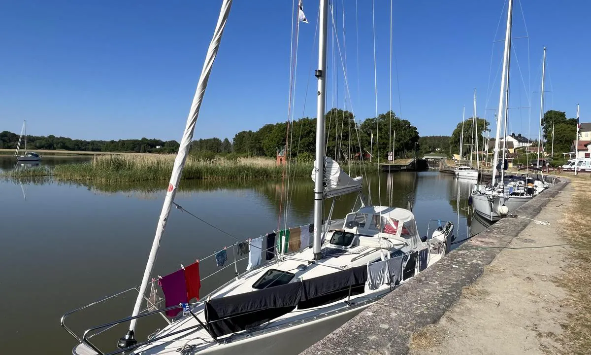 Söderköping - Storån: Havn i Mem der Gøtakanal starter / ender. Grei havn, men har ikke vann. Litt langt til dusj / vaskemaskin. Servicebygget er felles med havnen på oppsiden av slusen. Ligger et spisested / pensjonat ved øvre havn, men opplevde at de hadde nokså begrenset åpningstid da vi var der i lav-/ mellom-sesong.
Sykkelutleie på pensjonatet. Kun 6km å sykle til Søderkøping. 
Litt høy kai og begrenset med bolter i nedre havn. Ellers en naturskjønn plass med tamme ender og havørn som seiler forbi.