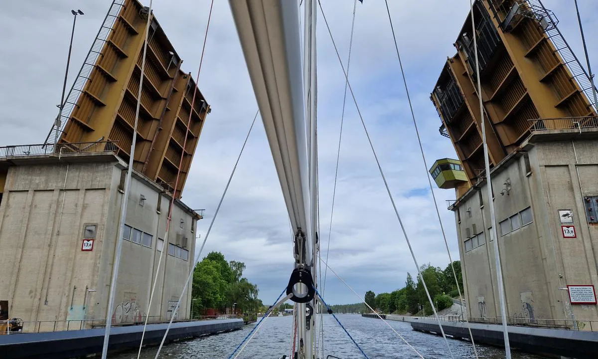 Södertälje: {"base": "en", "no": "\u00c5pningstidene for broen like nord for marinaen er ikke synkronisert med slusetabellen. Hvis et skip kommer, kan den \u00e5pne tidligere og avlyse neste \u00e5pningstidspunkt. Kall da p\u00e5 VHF CH68 for \u00e5 sjekke, og hold deg oppdatert p\u00e5 CH68.", "se": "Bro\u00f6ppningstiderna strax norr om marinan \u00e4r inte synkroniserade med slussschemat. Om ett fartyg kommer kan bron \u00f6ppnas tidigare och n\u00e4sta \u00f6ppningstid kan utg\u00e5. Anropa d\u00e5 p\u00e5 VHF CH68 f\u00f6r att kontrollera och h\u00e5ll dig uppdaterad p\u00e5 CH68.", "en": "The opening time of the bridge just north of the marina are not synchronised with the lock time table.\r\nIf a ship comes, it could open earlier and drop the next opening slot.\r\nCall then on VHF CH68 to check and stay tuned on CH68.", "da": "\u00c5bningstiden for broen lige nord for marinaen er ikke synkroniseret med slusetidsplanen.<br> Hvis et skib ankommer, kan den \u00e5bne tidligere og udelade n\u00e6ste \u00e5bningstidspunkt.<br> Kald s\u00e5 p\u00e5 VHF-kanal 68 for at tjekke og hold \u00f8je med kanal 68.", "fr": "Les horaires d'ouverture du pont juste au nord de la marina ne sont pas synchronis\u00e9s avec le calendrier des \u00e9cluses. Si un navire arrive, le pont pourrait s'ouvrir plus t\u00f4t et annuler la plage d'ouverture suivante. Appelez donc sur la VHF CH68 pour v\u00e9rifier et restez \u00e0 l'\u00e9coute sur CH68.", "de": "Die \u00d6ffnungszeiten der Br\u00fccke n\u00f6rdlich der Marina sind nicht mit dem Schleusenfahrplan synchronisiert.<br> Wenn ein Schiff kommt, k\u00f6nnte sie fr\u00fcher \u00f6ffnen und den n\u00e4chsten \u00d6ffnungszeitraum \u00fcberspringen.<br> Rufen Sie dann auf UKW-Kanal 68 an, um dies zu \u00fcberpr\u00fcfen und bleiben Sie auf Kanal 68.", "es": "El horario de apertura del puente justo al norte del puerto deportivo no est\u00e1 sincronizado con el horario de la esclusa. Si llega un barco, podr\u00eda abrirse antes y cancelar la siguiente franja de apertura. Llame entonces por VHF CH68 para verificar y mant\u00e9ngase sintonizado en CH68.", "it": "L'orario di apertura del ponte appena a nord del porto turistico non \u00e8 sincronizzato con l'orario di apertura della chiusa. Se arriva una nave, potrebbe aprirsi prima e saltare il prossimo slot di apertura. Quindi, chiamare su VHF CH68 per verificare e rimanere sintonizzati su CH68.", "pt": "O hor\u00e1rio de abertura da ponte ao norte da marina n\u00e3o est\u00e1 sincronizado com o hor\u00e1rio de funcionamento da eclusa. Se um navio vier, a ponte pode abrir mais cedo e cancelar a pr\u00f3xima abertura programada. Chame no VHF CH68 para verificar e mantenha-se atento no CH68.", "nl": "De openingstijden van de brug net ten noorden van de jachthaven zijn niet gesynchroniseerd met het sluis tijdschema. Als er een schip komt, kan het eerder openen en de volgende openingsslot laten vallen. Roept u dan op VHF kanaal 68 om dit te controleren en blijf afgestemd op kanaal 68.", "pl": "Czas otwarcia mostu na p\u00f3\u0142noc od mariny nie jest zsynchronizowany z rozk\u0142adem \u015bluz.<br> Je\u017celi statek nadp\u0142ywa, most mo\u017ce otworzy\u0107 si\u0119 wcze\u015bniej i opu\u015bci\u0107 kolejne okno otwarcia.<br> Prosz\u0119 zadzwoni\u0107 na VHF CH68, aby sprawdzi\u0107 i pozosta\u0107 na CH68.", "uk": "\u0427\u0430\u0441 \u0432\u0456\u0434\u043a\u0440\u0438\u0442\u0442\u044f \u043c\u043e\u0441\u0442\u0443, \u0449\u043e \u0437\u043d\u0430\u0445\u043e\u0434\u0438\u0442\u044c\u0441\u044f \u043d\u0430 \u043f\u0456\u0432\u043d\u0456\u0447 \u0432\u0456\u0434 \u043c\u0430\u0440\u0438\u043d\u0438, \u043d\u0435 \u0443\u0437\u0433\u043e\u0434\u0436\u0435\u043d\u043e \u0437 \u0440\u043e\u0437\u043a\u043b\u0430\u0434\u043e\u043c \u0448\u043b\u044e\u0437\u0443. \u042f\u043a\u0449\u043e \u043f\u0456\u0434\u0445\u043e\u0434\u0438\u0442\u044c \u043a\u043e\u0440\u0430\u0431\u0435\u043b\u044c, \u043c\u0456\u0441\u0442 \u043c\u043e\u0436\u0435 \u0432\u0456\u0434\u043a\u0440\u0438\u0442\u0438\u0441\u044f \u0440\u0430\u043d\u0456\u0448\u0435 \u0456 \u043f\u0440\u043e\u043f\u0443\u0441\u0442\u0438\u0442\u0438 \u043d\u0430\u0441\u0442\u0443\u043f\u043d\u0435 \u0432\u0456\u043a\u043d\u043e \u0432\u0456\u0434\u043a\u0440\u0438\u0442\u0442\u044f. \u0417\u0430\u0442\u0435\u043b\u0435\u0444\u043e\u043d\u0443\u0439\u0442\u0435 \u043f\u043e VHF CH68, \u0449\u043e\u0431 \u043f\u0435\u0440\u0435\u0432\u0456\u0440\u0438\u0442\u0438 \u0456 \u0437\u0430\u043b\u0438\u0448\u0430\u0439\u0442\u0435\u0441\u044f \u043d\u0430 \u0437\u0432'\u044f\u0437\u043a\u0443 \u043d\u0430 CH68.", "ro": "Timpul de deschidere a podului chiar la nord de marin\u0103 nu este sincronizat cu programul ecluzei. Dac\u0103 vine o nav\u0103, podul se poate deschide mai devreme \u0219i poate s\u0103ri urm\u0103torul interval de deschidere. Apeleaz\u0103 apoi pe VHF CH68 pentru a verifica \u0219i r\u0103m\u00e2i conectat pe CH68.", "tr": "Marinan\u0131n kuzeyindeki k\u00f6pr\u00fcn\u00fcn a\u00e7\u0131l\u0131\u015f saatleri kilit zaman \u00e7izelgesiyle senkronize de\u011fildir. Bir gemi gelirse, k\u00f6pr\u00fc daha erken a\u00e7\u0131labilir ve bir sonraki a\u00e7\u0131l\u0131\u015f zaman aral\u0131\u011f\u0131n\u0131 atlayabilir. Durumu kontrol etmek i\u00e7in VHF CH68'i aray\u0131n ve CH68'de kal\u0131n.", "el": "\u039f\u03b9 \u03ce\u03c1\u03b5\u03c2 \u03b1\u03bd\u03bf\u03af\u03b3\u03bc\u03b1\u03c4\u03bf\u03c2 \u03c4\u03b7\u03c2 \u03b3\u03ad\u03c6\u03c5\u03c1\u03b1\u03c2 \u03b1\u03ba\u03c1\u03b9\u03b2\u03ce\u03c2 \u03b2\u03cc\u03c1\u03b5\u03b9\u03b1 \u03c4\u03b7\u03c2 \u03bc\u03b1\u03c1\u03af\u03bd\u03b1\u03c2 \u03b4\u03b5\u03bd \u03b5\u03af\u03bd\u03b1\u03b9 \u03c3\u03c5\u03b3\u03c7\u03c1\u03bf\u03bd\u03b9\u03c3\u03bc\u03ad\u03bd\u03b5\u03c2 \u03bc\u03b5 \u03c4\u03bf \u03c0\u03c1\u03cc\u03b3\u03c1\u03b1\u03bc\u03bc\u03b1 \u03c4\u03b7\u03c2 \u03b4\u03b9\u03ce\u03c1\u03c5\u03b3\u03b1\u03c2. \u0391\u03bd \u03ad\u03c1\u03b8\u03b5\u03b9 \u03ad\u03bd\u03b1 \u03c0\u03bb\u03bf\u03af\u03bf, \u03bc\u03c0\u03bf\u03c1\u03b5\u03af \u03bd\u03b1 \u03b1\u03bd\u03bf\u03af\u03be\u03b5\u03b9 \u03bd\u03c9\u03c1\u03af\u03c4\u03b5\u03c1\u03b1 \u03ba\u03b1\u03b9 \u03bd\u03b1 \u03c0\u03b1\u03c1\u03b1\u03bb\u03b5\u03af\u03c8\u03b5\u03b9 \u03c4\u03b7\u03bd \u03b5\u03c0\u03cc\u03bc\u03b5\u03bd\u03b7 \u03b4\u03b9\u03b1\u03b8\u03ad\u03c3\u03b9\u03bc\u03b7 \u03ce\u03c1\u03b1 \u03b1\u03bd\u03bf\u03af\u03b3\u03bc\u03b1\u03c4\u03bf\u03c2. \u039a\u03b1\u03bb\u03ad\u03c3\u03c4\u03b5 \u03c4\u03cc\u03c4\u03b5 \u03c3\u03c4\u03bf\u03bd VHF CH68 \u03b3\u03b9\u03b1 \u03bd\u03b1 \u03b5\u03bb\u03ad\u03b3\u03be\u03b5\u03c4\u03b5 \u03ba\u03b1\u03b9 \u03bc\u03b5\u03af\u03bd\u03b5\u03c4\u03b5 \u03c3\u03c5\u03bd\u03c4\u03bf\u03bd\u03b9\u03c3\u03bc\u03ad\u03bd\u03bf\u03b9 \u03c3\u03c4\u03bf\u03bd CH68.", "cs": "Provozn\u00ed doba mostu severn\u011b od mariny nen\u00ed synchronizov\u00e1na s \u010dasov\u00fdm pl\u00e1nem zdymadel. Pokud p\u0159ijede lo\u010f, most se m\u016f\u017ee otev\u0159\u00edt d\u0159\u00edve a zru\u0161it n\u00e1sleduj\u00edc\u00ed \u010das otev\u0159en\u00ed. Zavolejte na VHF kan\u00e1l 68 a z\u016fsta\u0148te nalad\u011bni na kan\u00e1l 68.", "hu": "A kik\u00f6t\u0151t\u0151l \u00e9szakra tal\u00e1lhat\u00f3 h\u00edd nyitvatart\u00e1si ideje nincs szinkronban a zsilip nyitvatart\u00e1si t\u00e1bl\u00e1zat\u00e1val. Ha egy haj\u00f3 \u00e9rkezik, a h\u00edd kor\u00e1bban nyithat \u00e9s kihagyhatja a k\u00f6vetkez\u0151 nyit\u00e1si id\u0151pontot. H\u00edvja a VHF CH68 csatorn\u00e1t ellen\u0151rz\u00e9shez, \u00e9s maradjon hangolva a CH68 csatorn\u00e1ra.", "fi": "Sillan, joka sijaitsee suoraan venesataman pohjoispuolella, aukioloaika ei ole synkronoitu sulkujen aikataulun kanssa.<br>Jos alus saapuu, silta voi avautua aikaisemmin ja seuraava avautumisaika siirtyy.<br>Soita silloin VHF-kanavalle 68 tarkistaaksesi tilanteen ja pysy kuulolla kanavalla 68.", "bg": "\u0412\u0440\u0435\u043c\u0435\u0442\u043e \u0437\u0430 \u043e\u0442\u0432\u0430\u0440\u044f\u043d\u0435 \u043d\u0430 \u043c\u043e\u0441\u0442\u0430, \u0440\u0430\u0437\u043f\u043e\u043b\u043e\u0436\u0435\u043d \u0442\u043e\u0447\u043d\u043e \u043d\u0430 \u0441\u0435\u0432\u0435\u0440 \u043e\u0442 \u043c\u0430\u0440\u0438\u043d\u0430\u0442\u0430, \u043d\u0435 \u0435 \u0441\u044a\u0433\u043b\u0430\u0441\u0443\u0432\u0430\u043d\u043e \u0441 \u0433\u0440\u0430\u0444\u0438\u043a\u0430 \u043d\u0430 \u0448\u043b\u044e\u0437\u043e\u0432\u0435\u0442\u0435. \u0410\u043a\u043e \u0438\u0434\u0432\u0430 \u043a\u043e\u0440\u0430\u0431, \u043c\u043e\u0441\u0442\u044a\u0442 \u043c\u043e\u0436\u0435 \u0434\u0430 \u0431\u044a\u0434\u0435 \u043e\u0442\u0432\u043e\u0440\u0435\u043d \u043f\u043e-\u0440\u0430\u043d\u043e \u0438 \u0441\u043b\u0435\u0434\u0432\u0430\u0449\u0438\u044f\u0442 \u0441\u043b\u043e\u0442 \u0437\u0430 \u043e\u0442\u0432\u0430\u0440\u044f\u043d\u0435 \u0449\u0435 \u0431\u044a\u0434\u0435 \u043f\u0440\u043e\u043f\u0443\u0441\u043d\u0430\u0442. \u041e\u0431\u0430\u0434\u0435\u0442\u0435 \u0441\u0435 \u043f\u043e VHF CH68 \u0437\u0430 \u043f\u0440\u043e\u0432\u0435\u0440\u043a\u0430 \u0438 \u043e\u0441\u0442\u0430\u043d\u0435\u0442\u0435 \u043d\u0430 CH68.", "sr": "Vreme otvaranja mosta severno od marine nije uskla\u0111eno sa rasporedom rada prevodnice. Ako brod dolazi, most bi mogao da se otvori ranije i da presko\u010di slede\u0107i termin otvaranja. Pozovite na VHF kanal 68 da proverite i ostanite na vezi na kanalu 68.", "et": "Silla avamise ajad, mis asub jahisadamast p\u00f5hja pool, ei ole s\u00fcnkroonitud l\u00fc\u00fcsi ajakavaga. Kui saabub laev, v\u00f5ib sild varem avaneda ja j\u00e4rgmine avamine v\u00f5ib \u00e4ra j\u00e4\u00e4da. Helista siis VHF kanalil CH68, et kontrollida ja j\u00e4\u00e4 p\u00fcsivalt CH68-le.", "lv": "Tilta atv\u0113r\u0161an\u0101s laiks t\u016bl\u012bt uz zieme\u013ciem no jahtu ostas nav saska\u0146ots ar sl\u016b\u017eu laiku grafiku. Ja tuvojas ku\u0123is, tas var atv\u0113rties agr\u0101k un izlaist n\u0101kamo atv\u0113r\u0161an\u0101s br\u012bdi. Zvaniet tad uz VHF CH68, lai p\u0101rbaud\u012btu, un turiet sakarus uz CH68.", "lt": "Tiltas tiesiai \u012f \u0161iaur\u0119 nuo prieplaukos neatitinka u\u017edarymo ir atidarymo laiko su \u0161liuzo tvarkara\u0161\u010diu. Jei atplaukia laivas, tiltas gali b\u016bti atidarytas anks\u010diau, tokiu b\u016bdu kei\u010diant kit\u0105 atidarymo laik\u0105. Tokiu atveju, skambinkite per VHF kanalu CH68 ir toliau klausykit\u0117s CH68."}