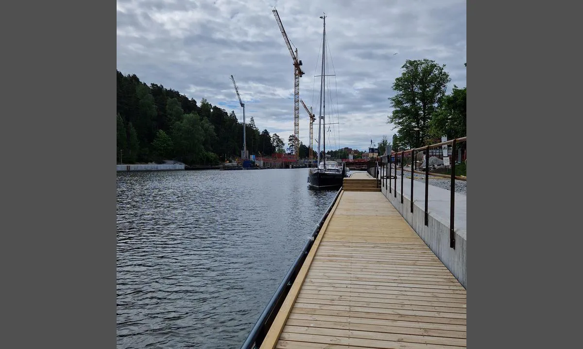 Södertälje: {"base": "en", "no": "Noen kabler nord for slusen, betalingssonen for slusen (bare n\u00e5r du seiler s\u00f8r). Skulle du bli blokkert mellom broen og slusen er det det beste stedet \u00e5 bli da du lett kan n\u00e5 land derfra.", "se": "N\u00e5gra kabell\u00e4ngder norr om slussen ligger betalzonen f\u00f6r slussen (endast n\u00e4r du seglar s\u00f6derut). Om du skulle bli blockerad mellan bron och slussen \u00e4r det b\u00e4sta st\u00e4llet att stanna h\u00e4r, eftersom det \u00e4r l\u00e4tt att n\u00e5 land d\u00e4rifr\u00e5n.", "en": "A few cables north of the lock, the payment zone for the lock (only when sailing south). Would you be blocked between the bridge and the lock it's the best place to stay as you can easily reach the land from there.", "da": "Et par kabler nord for slusen, betalingszonen for slusen (kun n\u00e5r der sejles sydp\u00e5). Skulle du blive blokeret mellem broen og slusen, er det det bedste sted at blive, da du nemt kan n\u00e5 land derfra.", "fr": "\u00c0 quelques encablures au nord de l'\u00e9cluse, la zone de paiement pour l'\u00e9cluse (uniquement lorsque vous naviguez vers le sud). Si vous \u00eates bloqu\u00e9 entre le pont et l'\u00e9cluse, c'est le meilleur endroit pour rester car vous pouvez facilement atteindre la terre depuis l\u00e0.", "de": "Einige Kabel n\u00f6rdlich der Schleuse befindet sich die Zahlungszone f\u00fcr die Schleuse (nur bei Fahrt nach S\u00fcden). Sollten Sie zwischen der Br\u00fccke und der Schleuse blockiert werden, ist dies der beste Ort zum Verweilen, da Sie von dort aus leicht an Land gelangen k\u00f6nnen.", "es": "A unos cables al norte de la esclusa, la zona de pago para la esclusa (solo al navegar hacia el sur). Si te quedas bloqueado entre el puente y la esclusa, es el mejor lugar para quedarse ya que puedes llegar f\u00e1cilmente a tierra desde all\u00ed.", "it": "A poche cime a nord della chiusa, la zona di pagamento per la chiusa (solo quando si naviga verso sud). Se fossi bloccato tra il ponte e la chiusa, \u00e8 il posto migliore per fermarsi poich\u00e9 si pu\u00f2 facilmente raggiungere la terra da l\u00ec.", "pt": "A algumas amarras ao norte da eclusa, encontra-se a zona de pagamento para a eclusa (somente ao navegar para o sul). Se voc\u00ea ficar bloqueado entre a ponte e a eclusa, esse \u00e9 o melhor lugar para ficar, pois voc\u00ea pode facilmente alcan\u00e7ar a terra a partir da\u00ed.", "nl": "Enkele kabels ten noorden van de sluis bevindt zich de betaalzone voor de sluis (alleen bij varen naar het zuiden). Mocht je vast komen te zitten tussen de brug en de sluis, dan is dit de beste plek om te verblijven, omdat je gemakkelijk het land kunt bereiken vanaf daar.", "pl": "Kilka kabli na p\u00f3\u0142noc od \u015bluzy znajduje si\u0119 strefa p\u0142atno\u015bci za \u015bluzowanie (jedynie przy p\u0142yni\u0119ciu na po\u0142udnie). Gdyby\u015b zosta\u0142 zablokowany mi\u0119dzy mostem a \u015bluz\u0105, to jest najlepsze miejsce, aby si\u0119 zatrzyma\u0107, poniewa\u017c st\u0105d \u0142atwo dotrzesz na l\u0105d.", "uk": "\u0417\u0430 \u043a\u0456\u043b\u044c\u043a\u0430 \u043a\u0430\u0431\u0435\u043b\u0456\u0432 \u043d\u0430 \u043f\u0456\u0432\u043d\u0456\u0447 \u0432\u0456\u0434 \u0448\u043b\u044e\u0437\u0443 \u0437\u043d\u0430\u0445\u043e\u0434\u0438\u0442\u044c\u0441\u044f \u0437\u043e\u043d\u0430 \u043e\u043f\u043b\u0430\u0442\u0438 \u0434\u043b\u044f \u0448\u043b\u044e\u0437\u0443 (\u0442\u0456\u043b\u044c\u043a\u0438 \u043f\u0440\u0438 \u0440\u0443\u0441\u0456 \u043d\u0430 \u043f\u0456\u0432\u0434\u0435\u043d\u044c). \u042f\u043a\u0449\u043e \u0432\u0438 \u0437\u0430\u0431\u043b\u043e\u043a\u043e\u0432\u0430\u043d\u0456 \u043c\u0456\u0436 \u043c\u043e\u0441\u0442\u043e\u043c \u0456 \u0448\u043b\u044e\u0437\u043e\u043c, \u0446\u0435 \u043d\u0430\u0439\u043a\u0440\u0430\u0449\u0435 \u043c\u0456\u0441\u0446\u0435 \u0434\u043b\u044f \u0437\u0443\u043f\u0438\u043d\u043a\u0438, \u043e\u0441\u043a\u0456\u043b\u044c\u043a\u0438 \u0432\u0438 \u043b\u0435\u0433\u043a\u043e \u0437\u043c\u043e\u0436\u0435\u0442\u0435 \u0434\u0456\u0441\u0442\u0430\u0442\u0438\u0441\u044f \u0434\u043e \u0431\u0435\u0440\u0435\u0433\u0430 \u0437\u0432\u0456\u0434\u0442\u0438.", "ro": "C\u00e2teva cabluri la nord de ecluz\u0103, zona de plat\u0103 pentru ecluz\u0103 (numai c\u00e2nd naviga\u021bi spre sud). Dac\u0103 sunte\u021bi blocat \u00eentre pod \u0219i ecluz\u0103, acesta este cel mai bun loc pentru a r\u0103m\u00e2ne, deoarece pute\u021bi ajunge cu u\u0219urin\u021b\u0103 la \u021b\u0103rm de acolo.", "tr": "Kilitin birka\u00e7 kablo kuzeyinde, kilit i\u00e7in \u00f6deme b\u00f6lgesi (sadece g\u00fcney y\u00f6n\u00fcne giderken). K\u00f6pr\u00fc ile kilit aras\u0131nda kal\u0131rsan\u0131z, buras\u0131 kara ula\u015f\u0131m\u0131n\u0131n kolay oldu\u011fu en iyi yerdir.", "el": "\u039b\u03af\u03b3\u03b1 \u03ba\u03b1\u03bb\u03ce\u03b4\u03b9\u03b1 \u03b2\u03cc\u03c1\u03b5\u03b9\u03b1 \u03c4\u03b7\u03c2 \u03ba\u03bb\u03b5\u03b9\u03b4\u03b1\u03c1\u03b9\u03ac\u03c2, \u03b7 \u03b6\u03ce\u03bd\u03b7 \u03c0\u03bb\u03b7\u03c1\u03c9\u03bc\u03ae\u03c2 \u03b3\u03b9\u03b1 \u03c4\u03b7\u03bd \u03ba\u03bb\u03b5\u03b9\u03b4\u03b1\u03c1\u03b9\u03ac (\u03bc\u03cc\u03bd\u03bf \u03cc\u03c4\u03b1\u03bd \u03c0\u03bb\u03ad\u03b5\u03c4\u03b5 \u03bd\u03cc\u03c4\u03b9\u03b1). \u0395\u03ac\u03bd \u03b5\u03af\u03c3\u03c4\u03b5 \u03bc\u03c0\u03bb\u03bf\u03ba\u03b1\u03c1\u03b9\u03c3\u03bc\u03ad\u03bd\u03bf\u03b9 \u03bc\u03b5\u03c4\u03b1\u03be\u03cd \u03c4\u03b7\u03c2 \u03b3\u03ad\u03c6\u03c5\u03c1\u03b1\u03c2 \u03ba\u03b1\u03b9 \u03c4\u03b7\u03c2 \u03ba\u03bb\u03b5\u03b9\u03b4\u03b1\u03c1\u03b9\u03ac\u03c2, \u03b1\u03c5\u03c4\u03cc \u03b5\u03af\u03bd\u03b1\u03b9 \u03c4\u03bf \u03ba\u03b1\u03bb\u03cd\u03c4\u03b5\u03c1\u03bf \u03bc\u03ad\u03c1\u03bf\u03c2 \u03b3\u03b9\u03b1 \u03bd\u03b1 \u03c0\u03b1\u03c1\u03b1\u03bc\u03b5\u03af\u03bd\u03b5\u03c4\u03b5, \u03ba\u03b1\u03b8\u03ce\u03c2 \u03bc\u03c0\u03bf\u03c1\u03b5\u03af\u03c4\u03b5 \u03b5\u03cd\u03ba\u03bf\u03bb\u03b1 \u03bd\u03b1 \u03c6\u03c4\u03ac\u03c3\u03b5\u03c4\u03b5 \u03c3\u03c4\u03b7 \u03c3\u03c4\u03b5\u03c1\u03b9\u03ac \u03b1\u03c0\u03cc \u03b5\u03ba\u03b5\u03af.", "cs": "N\u011bkolik kabel\u016f severn\u011b od komory se nach\u00e1z\u00ed platebn\u00ed z\u00f3na pro komoru (pouze p\u0159i plavb\u011b na jih). Pokud budete zablokov\u00e1ni mezi mostem a komorou, je to nejlep\u0161\u00ed m\u00edsto k zastaven\u00ed, proto\u017ee odtud snadno dos\u00e1hnete na pevninu.", "hu": "N\u00e9h\u00e1ny k\u00e1belre \u00e9szakra a zsiliipt\u0151l, tal\u00e1lhat\u00f3 a zsilip fizet\u00e9si z\u00f3n\u00e1ja (csak ha d\u00e9l fel\u00e9 vitorl\u00e1zik). Ha a h\u00edd \u00e9s a zsilip k\u00f6z\u00f6tt elakadna, ez a legjobb hely, ahol maradhat, mivel innen k\u00f6nnyen el\u00e9rheti a sz\u00e1razf\u00f6ldet.", "fi": "Muutama kaapelinmitan pohjoiseen sulusta on maksualue sululle (vain etel\u00e4\u00e4n purjehtiessa). Jos j\u00e4\u00e4t jumiin sillan ja sulun v\u00e4liin, se on paras paikka viipy\u00e4, koska p\u00e4\u00e4set helposti maihin siit\u00e4.", "bg": "\u041d\u0430 \u043d\u044f\u043a\u043e\u043b\u043a\u043e \u043a\u0430\u0431\u0435\u043b\u0430 \u0441\u0435\u0432\u0435\u0440\u043d\u043e \u043e\u0442 \u0448\u043b\u044e\u0437\u0430 \u0435 \u0437\u043e\u043d\u0430\u0442\u0430 \u0437\u0430 \u043f\u043b\u0430\u0449\u0430\u043d\u0435 \u043d\u0430 \u0448\u043b\u044e\u0437\u0430 (\u0441\u0430\u043c\u043e \u043f\u0440\u0438 \u043f\u043b\u0430\u0432\u0430\u043d\u0435 \u043d\u0430 \u044e\u0433). \u0410\u043a\u043e \u0431\u044a\u0434\u0435\u0442\u0435 \u0431\u043b\u043e\u043a\u0438\u0440\u0430\u043d\u0438 \u043c\u0435\u0436\u0434\u0443 \u043c\u043e\u0441\u0442\u0430 \u0438 \u0448\u043b\u044e\u0437\u0430, \u0442\u043e\u0432\u0430 \u0435 \u043d\u0430\u0439-\u0434\u043e\u0431\u0440\u043e\u0442\u043e \u043c\u044f\u0441\u0442\u043e \u0437\u0430 \u043f\u0440\u0435\u0441\u0442\u043e\u0439, \u0442\u044a\u0439 \u043a\u0430\u0442\u043e \u043c\u043e\u0436\u0435\u0442\u0435 \u043b\u0435\u0441\u043d\u043e \u0434\u0430 \u0441\u0442\u0438\u0433\u043d\u0435\u0442\u0435 \u0434\u043e \u0431\u0440\u0435\u0433\u0430 \u043e\u0442 \u0442\u0430\u043c.", "sr": "Nekoliko kablova severno od prevodnice, nalazi se zona za pla\u0107anje prevodnice (samo kada plovite na jug). Ako budete blokirani izme\u0111u mosta i prevodnice, to je najbolje mesto za ostanak jer mo\u017eete lako do\u0107i do kopna odatle.", "et": "M\u00f5ned kaablid p\u00f5hja pool l\u00fc\u00fcsist on l\u00fc\u00fcsitasu ala (ainult l\u00f5unasse s\u00f5ites). Kui oled silla ja l\u00fc\u00fcsiv\u00e4ravate vahel kinni, on see parim koht peatumiseks, sest siit on maale lihtne p\u00e4\u00e4seda.", "lv": "P\u0101ris kabe\u013cus uz zieme\u013ciem no sl\u016b\u017e\u0101m atrodas attiec\u012bg\u0101 apmaksas zona sl\u016b\u017e\u0101m (tikai virzoties uz dienvidiem). Ja tiktu blo\u0137\u0113ts starp tiltu un sl\u016b\u017e\u0101m, tas ir lab\u0101k\u0101 vieta, kur uztur\u0113ties, jo no turienes ir viegli nok\u013c\u016bt uz sauszemi.", "lt": "Kelios kabeltovos \u012f \u0161iaur\u0119 nuo \u0161liuzo, mobiliojo \u0161liuzo mokes\u010dio zona (tik plaukiant piet\u0173 kryptimi). Jeigu b\u016bsite u\u017eblokuoti tarp tilto ir \u0161liuzo, tai geriausia vieta sustoti, nes nuo \u010dia lengvai galima pasiekti krant\u0105."}