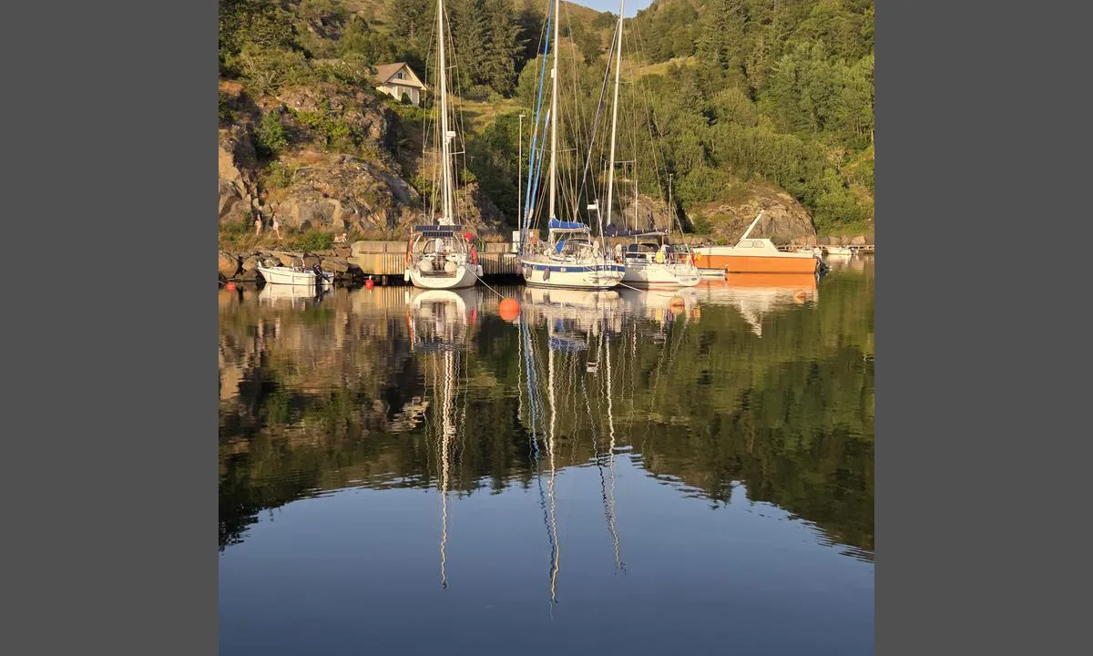 Sogndalsstrand: {"base": "no", "no": "Bilde fra moloen.\r\nDet er lave b\u00f8yer med relativt liten ring til hekktauet.", "se": "Bild fr\u00e5n piren. Det finns l\u00e5ga bojar med relativt liten ring till aktertampen.", "en": "Photo from the breakwater. There are low buoys with a relatively small ring for the stern line.", "da": "Billede fra molen.<br />Der er lave b\u00f8jer med relativt lille ring til agterfort\u00f8jningen.", "fr": "Image du brise-lames. Il y a des bou\u00e9es basses avec un anneau relativement petit pour l'amarre de poupe.", "de": "<em>Bild vom Wellenbrecher.</em><br> Es gibt niedrige Bojen mit relativ kleinem Ring f\u00fcr das Heckseil.", "es": "<p>Foto desde el muelle.</p>\n<p>Hay boyas bajas con un anillo relativamente peque\u00f1o para la amarra de popa.</p>", "it": "Immagine dal molo. Ci sono boe basse con anello relativamente piccolo per la cima di poppa.", "pt": "Imagem do quebra-mar.<br> Existem b\u00f3ias baixas com anel relativamente pequeno para a corda de popa.", "nl": "<img src='path/to/image' alt='Bilde fra moloen'/>\nEr zijn lage boeien met een relatief kleine ring voor de hekknopen.", "pl": "<p>Zdj\u0119cie z molo.</p><p>S\u0105 niskie boje z relatywnie ma\u0142ym pier\u015bcieniem na cum\u0119 rufow\u0105.</p>", "uk": "<p>\u0417\u043e\u0431\u0440\u0430\u0436\u0435\u043d\u043d\u044f \u0437 \u043c\u043e\u043b\u0443.</p>\n<p>\u0426\u0435 \u043d\u0438\u0437\u044c\u043a\u0456 \u0431\u0443\u0457 \u0437 \u0432\u0456\u0434\u043d\u043e\u0441\u043d\u043e \u043c\u0430\u043b\u0435\u043d\u044c\u043a\u0438\u043c \u043a\u0456\u043b\u044c\u0446\u0435\u043c \u0434\u043b\u044f \u043a\u043e\u0440\u043c\u043e\u0432\u043e\u0433\u043e \u0442\u0440\u043e\u0441\u0430.</p>", "ro": "Imagine de pe dig.<br>Exist\u0103 balize joase cu un inel relativ mic pentru par\u00e2mele de pupa.", "tr": "\u0130skeleden resim. K\u0131\u00e7 halat\u0131 i\u00e7in nispeten k\u00fc\u00e7\u00fck halkal\u0131 d\u00fc\u015f\u00fck \u015famand\u0131ralar vard\u0131r.", "el": "\u0395\u03b9\u03ba\u03cc\u03bd\u03b1 \u03b1\u03c0\u03cc \u03c4\u03bf\u03bd \u03ba\u03c5\u03bc\u03b1\u03c4\u03bf\u03b8\u03c1\u03b1\u03cd\u03c3\u03c4\u03b7. <br>\u03a5\u03c0\u03ac\u03c1\u03c7\u03bf\u03c5\u03bd \u03c7\u03b1\u03bc\u03b7\u03bb\u03bf\u03af \u03c3\u03b7\u03bc\u03b1\u03bd\u03c4\u03ae\u03c1\u03b5\u03c2 \u03bc\u03b5 \u03c3\u03c7\u03b5\u03c4\u03b9\u03ba\u03ac \u03bc\u03b9\u03ba\u03c1\u03cc \u03b4\u03b1\u03c7\u03c4\u03c5\u03bb\u03af\u03b4\u03b9 \u03b3\u03b9\u03b1 \u03c4\u03bf\u03bd \u03ba\u03ac\u03b2\u03bf \u03c4\u03b7\u03c2 \u03c0\u03c1\u03cd\u03bc\u03bd\u03b7\u03c2.", "cs": "Obr\u00e1zek z mola. Jsou zde n\u00edzk\u00e9 b\u00f3je s relativn\u011b mal\u00fdm kruhem pro z\u00e1\u010fov\u00e9 lano.", "hu": "K\u00e9p a m\u00f3l\u00f3r\u00f3l. Alacsony b\u00f3j\u00e1k vannak viszonylag kis gy\u0171r\u0171vel a h\u00e1ts\u00f3 k\u00f6t\u00e9lhez.", "fi": "Kuva aallonmurtajalta. Siell\u00e4 on matalat poijut, joissa on suhteellisen pieni rengas per\u00e4k\u00f6ytt\u00e4 varten.", "bg": "\u0418\u0437\u043e\u0431\u0440\u0430\u0436\u0435\u043d\u0438\u0435 \u043e\u0442 \u0432\u044a\u043b\u043d\u043e\u043b\u043e\u043c\u0430. <br> \u0418\u043c\u0430 \u043d\u0438\u0441\u043a\u0438 \u043f\u043b\u0430\u0432\u0430\u0449\u0438 \u0431\u0443\u0439\u043e\u0432\u0435 \u0441 \u043e\u0442\u043d\u043e\u0441\u0438\u0442\u0435\u043b\u043d\u043e \u043c\u0430\u043b\u044a\u043a \u043f\u0440\u044a\u0441\u0442\u0435\u043d \u0437\u0430 \u0437\u0430\u0434\u043d\u043e\u0442\u043e \u0432\u044a\u0436\u0435.", "sr": "<strong>\u0421\u043b\u0438\u043a\u0430 \u0441\u0430 \u043c\u043e\u043b\u0430.</strong> <br> \u041f\u043e\u0441\u0442\u043e\u0458\u0435 \u043d\u0438\u0441\u043a\u0435 \u0431\u043e\u0432\u0435 \u0441\u0430 \u0440\u0435\u043b\u0430\u0442\u0438\u0432\u043d\u043e \u043c\u0430\u043b\u0438\u043c \u043f\u0440\u0441\u0442\u0435\u043d\u043e\u043c \u0437\u0430 \u0437\u0430\u0434\u045a\u0443 \u0443\u0436\u0435.", "et": "Pilt muulilt.<br>On madalad poid suhteliselt v\u00e4ikese r\u00f5ngaga ahtrik\u00f6ite jaoks.", "lv": "Att\u0113ls no mola.<br>Ir zemas bojas ar relat\u012bvi mazu gredzenu paka\u013cvirv\u0113m.", "lt": "<p>Vaizdas i\u0161 molos.</p><p>Yra \u017eemi pl\u016bdurai su palyginti nedideliu \u017eiedu galviniam lynui.</p>"}