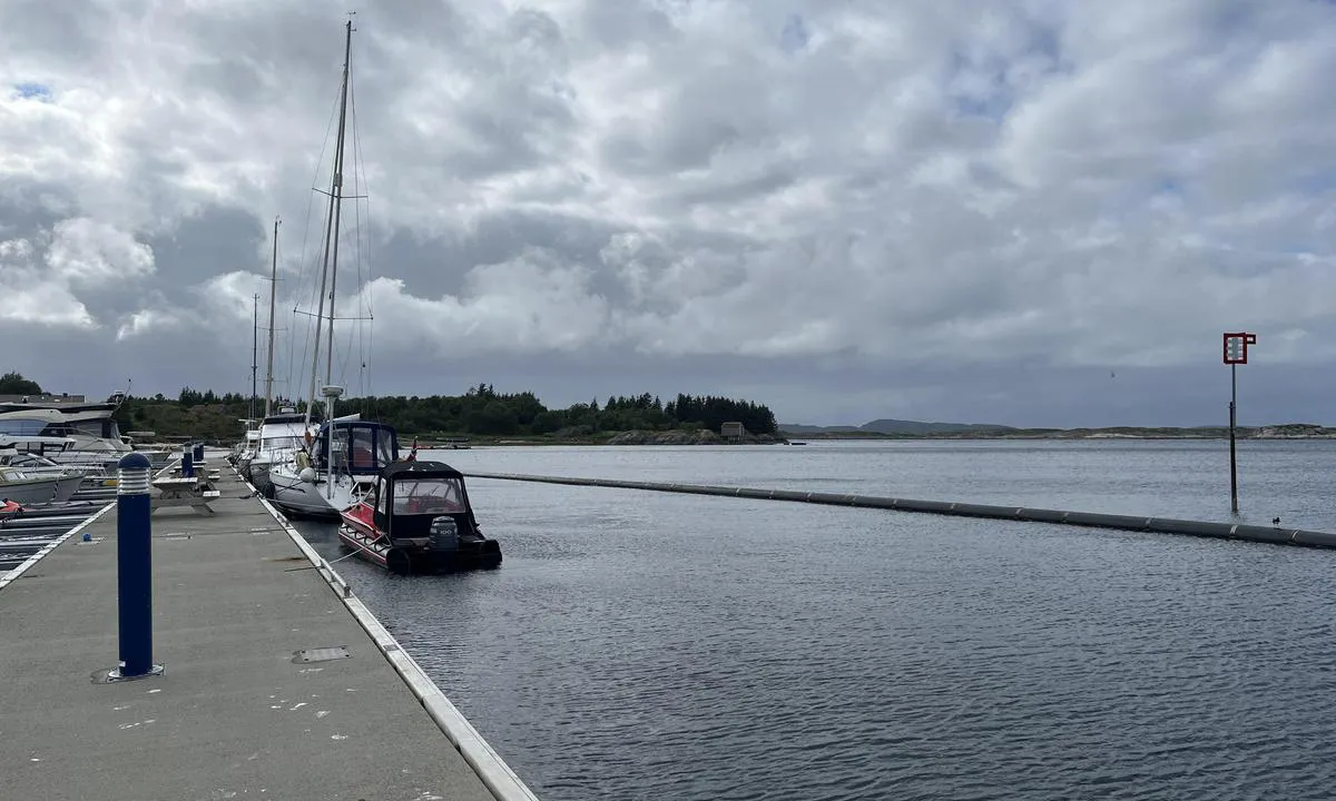 Solfjellsjøen - Dønna: Lang gjestebrygge med mange gjesteplasser. Bølgedemper på utsiden i tilfelle nordlige vinder.