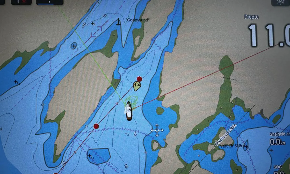Solstråleøya - Nord: {"base": "en", "no": "P\u00e5 fyrkartet er de elektriske kablene markert, s\u00e5 v\u00e6r forsiktig med hvor du slipper ankeret", "se": "P\u00e5 fyrkartan visas de elektriska kablarna, s\u00e5 var f\u00f6rsiktig var du l\u00e4gger ankaret", "en": "On the lighthouse chart the electrical cables are shown, so be careful where you drop the anchor", "da": "P\u00e5 fyrt\u00e5rnskortet er de elektriske kabler vist, s\u00e5 v\u00e6r forsigtig med, hvor du kaster ankeret", "fr": "Sur la carte du phare, les c\u00e2bles \u00e9lectriques sont indiqu\u00e9s, alors faites attention o\u00f9 vous jetez l'ancre.", "de": "Auf der Leuchtturmtabelle sind die elektrischen Kabel eingezeichnet, daher seien Sie vorsichtig, wo Sie den Anker werfen.", "es": "En la carta del faro se muestran los cables el\u00e9ctricos, as\u00ed que tenga cuidado donde deja caer el ancla", "it": "Nella carta del faro sono indicati i cavi elettrici, quindi fai attenzione a dove getti l'ancora.", "pt": "Nos gr\u00e1ficos do farol, os cabos el\u00e9tricos est\u00e3o assinalados, portanto, tenha cuidado ao soltar a \u00e2ncora", "nl": "Op de vuurtorenkaart zijn de elektrische kabels aangegeven, dus wees voorzichtig waar je het anker uitgooit.", "pl": "Na mapie latarni morskiej pokazane s\u0105 kable elektryczne, dlatego uwa\u017caj, gdzie rzucasz kotwic\u0119", "uk": "\u041d\u0430 \u043a\u0430\u0440\u0442\u0456 \u043c\u0430\u044f\u043a\u0430 \u0435\u043b\u0435\u043a\u0442\u0440\u0438\u0447\u043d\u0456 \u043a\u0430\u0431\u0435\u043b\u0456 \u043f\u043e\u0437\u043d\u0430\u0447\u0435\u043d\u0456, \u0442\u043e\u043c\u0443 \u0431\u0443\u0434\u044c\u0442\u0435 \u043e\u0431\u0435\u0440\u0435\u0436\u043d\u0456, \u0434\u0435 \u043a\u0438\u0434\u0430\u0454\u0442\u0435 \u044f\u043a\u0456\u0440", "ro": "Pe harta farului sunt indicate cablurile electrice, a\u0219a c\u0103 ave\u021bi grij\u0103 unde arunca\u021bi ancora.", "tr": "Deniz feneri haritas\u0131nda elektrik kablolar\u0131 g\u00f6sterilmi\u015ftir, bu nedenle demir atarken dikkatli olun", "el": "\u03a3\u03c4\u03bf\u03bd \u03c7\u03ac\u03c1\u03c4\u03b7 \u03c4\u03bf\u03c5 \u03c6\u03ac\u03c1\u03bf\u03c5 \u03b5\u03bc\u03c6\u03b1\u03bd\u03af\u03b6\u03bf\u03bd\u03c4\u03b1\u03b9 \u03c4\u03b1 \u03b7\u03bb\u03b5\u03ba\u03c4\u03c1\u03b9\u03ba\u03ac \u03ba\u03b1\u03bb\u03ce\u03b4\u03b9\u03b1, \u03bf\u03c0\u03cc\u03c4\u03b5 \u03c0\u03c1\u03bf\u03c3\u03ad\u03be\u03c4\u03b5 \u03c0\u03bf\u03cd \u03c1\u03af\u03c7\u03bd\u03b5\u03c4\u03b5 \u03c4\u03b7\u03bd \u03ac\u03b3\u03ba\u03c5\u03c1\u03b1", "cs": "Na map\u011b maj\u00e1ku jsou zobrazeny elektrick\u00e9 kabely, tak\u017ee bu\u010fte opatrn\u00ed, kde spust\u00edte kotvu.", "hu": "A vil\u00e1g\u00edt\u00f3torony-t\u00e9rk\u00e9pen az elektromos k\u00e1belek fel vannak t\u00fcntetve, ez\u00e9rt legyen \u00f3vatos, hol dobja le a horgonyt.", "fi": "Majakkakartassa on esitetty s\u00e4hk\u00f6kaapelit, joten ole varovainen, mihin lasket ankkurin", "bg": "\u041d\u0430 \u043a\u0430\u0440\u0442\u0430\u0442\u0430 \u043d\u0430 \u0444\u0430\u0440\u0430 \u0441\u0430 \u043f\u043e\u043a\u0430\u0437\u0430\u043d\u0438 \u0435\u043b\u0435\u043a\u0442\u0440\u0438\u0447\u0435\u0441\u043a\u0438\u0442\u0435 \u043a\u0430\u0431\u0435\u043b\u0438, \u0442\u0430\u043a\u0430 \u0447\u0435 \u0431\u044a\u0434\u0435\u0442\u0435 \u0432\u043d\u0438\u043c\u0430\u0442\u0435\u043b\u043d\u0438 \u043a\u044a\u0434\u0435 \u0441\u043f\u0443\u0441\u043a\u0430\u0442\u0435 \u043a\u043e\u0442\u0432\u0430\u0442\u0430", "sr": "Na karti svetionika prikazani su elektri\u010dni kablovi, pa budite pa\u017eljivi gde spu\u0161tate sidro", "et": "Majaka kaardil on n\u00e4idatud elektrikaablid, seega olge ettevaatlikud, kus ankru heidate.", "lv": "Uz b\u0101ku kartes ir par\u0101d\u012bti elektriskie kabe\u013ci, t\u0101p\u0113c uzmanieties, kur metat enkuru", "lt": "Ant \u0161vyturio \u017eem\u0117lapio parodytos elektros kabeliai, tod\u0117l b\u016bkite atsarg\u016bs, kur nuleid\u017eiate inkar\u0105"}