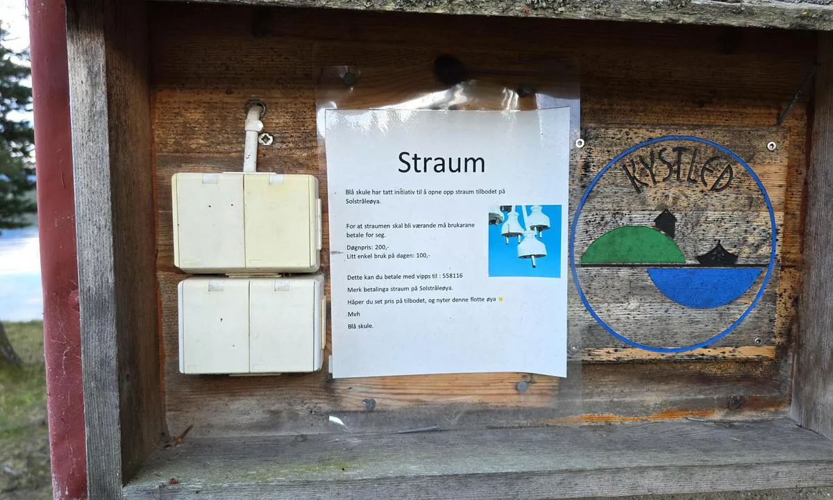 Solstråleøyo: {"base": "no", "no": "Det er mulig \u00e5 f\u00e5 str\u00f8m via opplegget til den bl\u00e5 skule.", "se": "Det \u00e4r m\u00f6jligt att f\u00e5 el via anl\u00e4ggningen till den bl\u00e5 skolan.", "en": "It is possible to get electricity via the setup at the blue school.", "da": "Det er muligt at f\u00e5 str\u00f8m via opkoblingen til den bl\u00e5 skole.", "fr": "Il est possible d'obtenir de l'\u00e9lectricit\u00e9 via l'installation de l'\u00e9cole bleue.", "de": "Es ist m\u00f6glich, Elektrizit\u00e4t \u00fcber die Einrichtung der blauen Schule zu bekommen.", "es": "Es posible obtener electricidad a trav\u00e9s de la instalaci\u00f3n de la <i>bl\u00e5 skule</i>.", "it": "\u00c8 possibile ottenere elettricit\u00e0 tramite l'installazione della scuola blu.", "pt": "\u00c9 poss\u00edvel obter eletricidade atrav\u00e9s da instala\u00e7\u00e3o da escola azul.", "nl": "Het is mogelijk om stroom te krijgen via de installatie van de blauwe school.", "pl": "Mo\u017cna uzyska\u0107 pr\u0105d poprzez instalacj\u0119 niebieskiej szko\u0142y.", "uk": "\u041c\u043e\u0436\u043b\u0438\u0432\u043e \u043e\u0442\u0440\u0438\u043c\u0430\u0442\u0438 \u0435\u043b\u0435\u043a\u0442\u0440\u0438\u043a\u0443 \u0447\u0435\u0440\u0435\u0437 \u0443\u0441\u0442\u0430\u043d\u043e\u0432\u043a\u0438 \u0432\u0456\u0434 \u0441\u0438\u043d\u044c\u043e\u0457 \u0448\u043a\u043e\u043b\u0438.", "ro": "Este posibil s\u0103 ob\u021bine\u021bi electricitate prin instala\u021bia \u0219colii albastre.", "tr": "Mavi okul d\u00fczeni arac\u0131l\u0131\u011f\u0131yla elektrik al\u0131nabilir.", "el": "\u0395\u03af\u03bd\u03b1\u03b9 \u03b4\u03c5\u03bd\u03b1\u03c4\u03cc\u03bd \u03bd\u03b1 \u03c0\u03ac\u03c1\u03b5\u03c4\u03b5 \u03c1\u03b5\u03cd\u03bc\u03b1 \u03bc\u03ad\u03c3\u03c9 \u03c4\u03b7\u03c2 \u03b5\u03b3\u03ba\u03b1\u03c4\u03ac\u03c3\u03c4\u03b1\u03c3\u03b7\u03c2 \u03c4\u03bf\u03c5 \u03bc\u03c0\u03bb\u03b5 \u03c3\u03c7\u03bf\u03bb\u03b5\u03af\u03bf\u03c5.", "cs": "Je mo\u017en\u00e9 z\u00edskat elekt\u0159inu prost\u0159ednictv\u00edm za\u0159\u00edzen\u00ed modr\u00e9 \u0161koly.", "hu": "Lehet\u0151s\u00e9g van az \u00e1ram ell\u00e1t\u00e1s\u00e1ra a k\u00e9k iskola rendszer\u00e9n kereszt\u00fcl.", "fi": "On mahdollista saada s\u00e4hk\u00f6\u00e4 sinisen koulun j\u00e4rjestelm\u00e4n kautta.", "bg": "\u0412\u044a\u0437\u043c\u043e\u0436\u043d\u043e \u0435 \u0434\u0430 \u043f\u043e\u043b\u0443\u0447\u0438\u0442\u0435 \u0435\u043b\u0435\u043a\u0442\u0440\u0438\u0447\u0435\u0441\u0442\u0432\u043e \u0447\u0440\u0435\u0437 \u0438\u043d\u0441\u0442\u0430\u043b\u0430\u0446\u0438\u044f\u0442\u0430 \u043d\u0430 \u0421\u0438\u043d\u044c\u043e\u0442\u043e \u0443\u0447\u0438\u043b\u0438\u0449\u0435.", "sr": "Mogu\u0107e je dobiti struju preko instalacije plave \u0161kole.", "et": "On v\u00f5imalik saada elektrit sinise kooli s\u00fcsteemi kaudu.", "lv": "Ir iesp\u0113jams sa\u0146emt elektr\u012bbu no zil\u0101s skolas iek\u0101rtas.", "lt": "Yra galimyb\u0117 gauti elektros energijos per m\u0117lyn\u0105j\u0105 mokykl\u0105."}