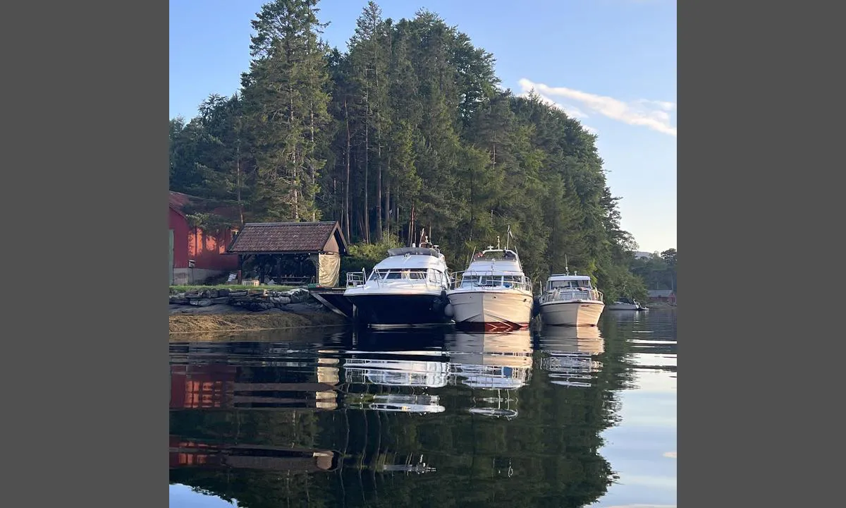 Solstråleøyo: Fin uthavn med grillhytte ved kaien. Kjekt for barna å stå opp om morningen for å plukke egg hos hønene på sommeren (vipps pr egg). Mye historie på øya. Værutsatt med vind fra øst.