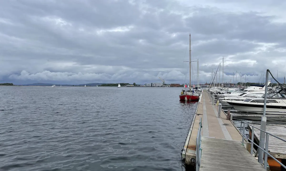 Solviken Båtforening: Gjestebrygge longside på utsiden av havna.