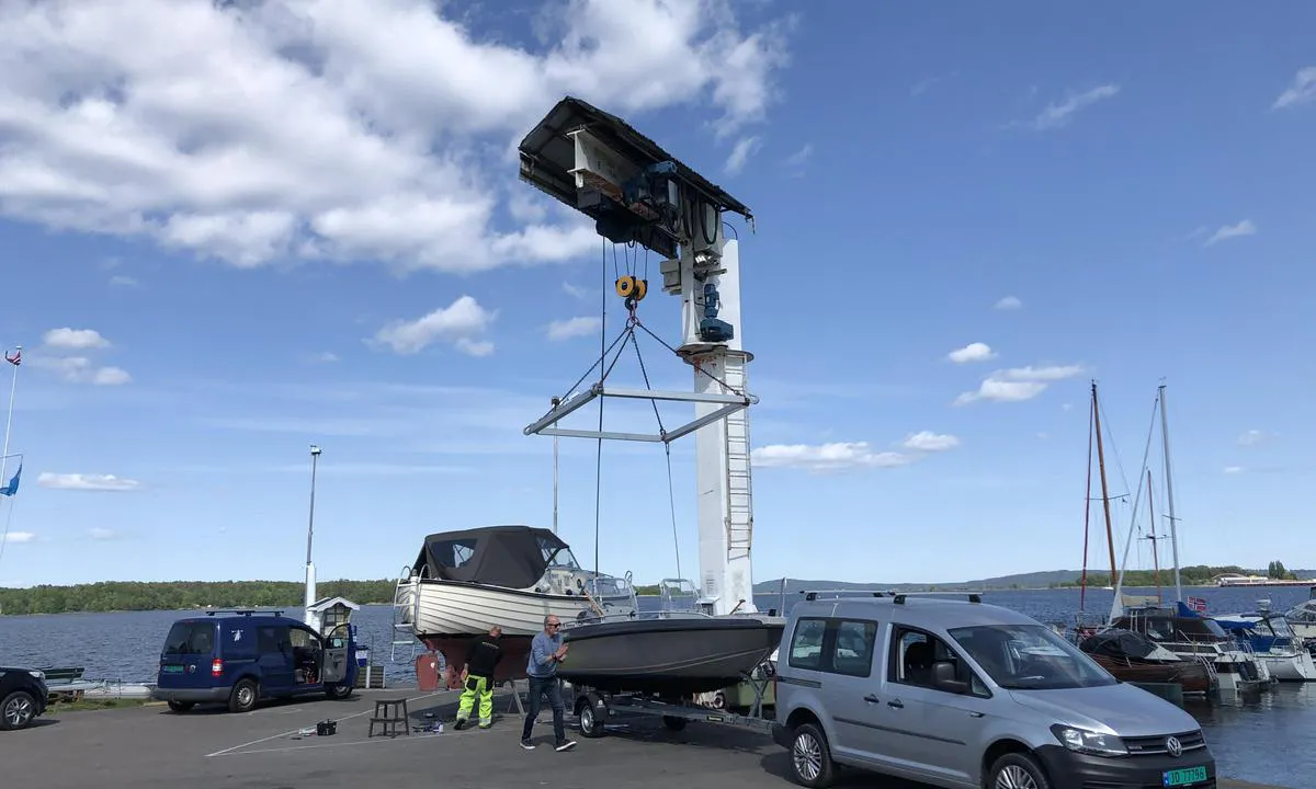 Solviken Båtforening har kran for løft av båt