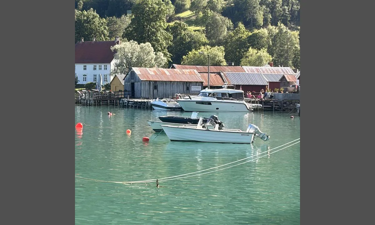 Solvorn: {"base": "no", "no": "Her l\u00e5g b\u00e5ten p\u00e5 endedelen av trebryggen. Da fikk jeg b\u00f8lgene som kom i front og ikke p\u00e5 siden om jeg l\u00e5 long side langs bryggen.", "se": "H\u00e4r l\u00e5g b\u00e5ten p\u00e5 \u00e4nddelen av tr\u00e4bryggan. D\u00e5 fick jag v\u00e5gorna som kom framifr\u00e5n och inte fr\u00e5n sidan om jag l\u00e5g l\u00e5ngsides l\u00e4ngs bryggan.", "en": "The boat was moored at the end of the wooden pier. That way, I received the waves head-on and not from the side if I had been moored alongside the pier.", "da": "Her l\u00e5 b\u00e5ten p\u00e5 enden af tr\u00e6molen. S\u00e5 modtog jeg b\u00f8lgerne forfra og ikke p\u00e5 siden, hvis jeg l\u00e5 langskibs langs molen.", "fr": "Ici, le bateau \u00e9tait amarr\u00e9 \u00e0 l'extr\u00e9mit\u00e9 du quai en bois. Ainsi, les vagues venaient de l'avant et non de c\u00f4t\u00e9, comme si j'\u00e9tais amarr\u00e9 parall\u00e8lement au quai.", "de": "Hier lag das Boot am Ende des Holzstegs. So bekam ich die Wellen von vorne und nicht von der Seite, wenn ich l\u00e4ngsseits am Steg lag.", "es": "Aqu\u00ed el barco estaba en el extremo del embarcadero de madera. As\u00ed recib\u00eda las olas de frente y no de lado si estuviera amarrado en paralelo al embarcadero.", "it": "Qui si trovava la barca alla fine del molo di legno. Cos\u00ec ricevevo le onde di fronte e non di lato se fossi stato lungo il molo.", "pt": "Aqui o barco ficou na extremidade do cais de madeira. Assim, recebi as ondas de frente e n\u00e3o de lado, caso estivesse atracado ao longo do cais.", "nl": "Hier lag de boot aan het uiteinde van de houten steiger. Toen kreeg ik de golven van voren en niet van opzij als ik langszij langs de steiger lag.", "pl": "Tutaj \u0142\u00f3d\u017a le\u017ca\u0142a na ko\u0144cowej cz\u0119\u015bci drewnianego pomostu. Otrzymywa\u0142em wtedy fale z przodu, a nie z boku, jak gdybym le\u017ca\u0142 d\u0142u\u017cszym bokiem wzd\u0142u\u017c pomostu.", "uk": "\u0422\u0443\u0442 \u0447\u043e\u0432\u0435\u043d \u0441\u0442\u043e\u044f\u0432 \u043d\u0430 \u043a\u0456\u043d\u0446\u0435\u0432\u0456\u0439 \u0447\u0430\u0441\u0442\u0438\u043d\u0456 \u0434\u0435\u0440\u0435\u0432'\u044f\u043d\u043e\u0433\u043e \u043f\u0440\u0438\u0447\u0430\u043b\u0443. \u0422\u043e\u0434\u0456 \u044f \u043e\u0442\u0440\u0438\u043c\u0443\u0432\u0430\u0432 \u0445\u0432\u0438\u043b\u0456, \u044f\u043a\u0456 \u043f\u0440\u0438\u0445\u043e\u0434\u0438\u043b\u0438 \u0441\u043f\u0435\u0440\u0435\u0434\u0443, \u0430 \u043d\u0435 \u0437 \u0431\u043e\u043a\u0443, \u044f\u043a\u0431\u0438 \u044f \u043b\u0435\u0436\u0430\u0432 \u0443\u0437\u0434\u043e\u0432\u0436 \u043f\u0440\u0438\u0447\u0430\u043b\u0443.", "ro": "Aici era ancorat\u0103 barca la cap\u0103tul debarcaderului de lemn. Astfel, valurile veneau din fa\u021b\u0103 \u0219i nu din lateral, dac\u0103 a\u0219 fi fost ancorat paralel cu debarcaderul.", "tr": "Buras\u0131 teknemizin ah\u015fap iskelede ba\u011fland\u0131\u011f\u0131 yerdi. B\u00f6ylece dalgalar\u0131 \u00f6nden ald\u0131m ve iskele boyunca yan taraf\u0131ma almad\u0131m.", "el": "\u0395\u03b4\u03ce \u03b1\u03b3\u03ba\u03c5\u03c1\u03bf\u03b2\u03cc\u03bb\u03b7\u03c3\u03b5 \u03c4\u03bf \u03c3\u03ba\u03ac\u03c6\u03bf\u03c2 \u03c3\u03c4\u03bf \u03ac\u03ba\u03c1\u03bf \u03c4\u03b7\u03c2 \u03be\u03cd\u03bb\u03b9\u03bd\u03b7\u03c2 \u03b1\u03c0\u03bf\u03b2\u03ac\u03b8\u03c1\u03b1\u03c2. \u0388\u03c4\u03c3\u03b9 \u03b4\u03ad\u03c7\u03c4\u03b7\u03ba\u03b1 \u03c4\u03b1 \u03ba\u03cd\u03bc\u03b1\u03c4\u03b1 \u03b1\u03c0\u03cc \u03bc\u03c0\u03c1\u03bf\u03c3\u03c4\u03ac \u03ba\u03b1\u03b9 \u03cc\u03c7\u03b9 \u03b1\u03c0\u03cc \u03c4\u03bf \u03c0\u03bb\u03b5\u03c5\u03c1\u03cc \u03cc\u03c4\u03b1\u03bd \u03ae\u03bc\u03bf\u03c5\u03bd \u03c0\u03bb\u03b1\u03b3\u03b9\u03bf\u03b4\u03b5\u03c4\u03b7\u03bc\u03ad\u03bd\u03bf\u03c2 \u03ba\u03b1\u03c4\u03ac \u03bc\u03ae\u03ba\u03bf\u03c2 \u03c4\u03b7\u03c2 \u03b1\u03c0\u03bf\u03b2\u03ac\u03b8\u03c1\u03b1\u03c2.", "cs": "Lo\u010f zde le\u017eela na konci d\u0159ev\u011bn\u00e9ho mola. Pak jsem dost\u00e1val vlny, kter\u00e9 p\u0159ich\u00e1zely zep\u0159edu, a ne z boku, kdybych le\u017eel pod\u00e9l boku mola.", "hu": "Itt horgonyzott a haj\u00f3 a fah\u00edd v\u00e9g\u00e9n. \u00cdgy a hull\u00e1mokat el\u00f6lr\u0151l kaptam, \u00e9s nem oldalr\u00f3l, mintha p\u00e1rhuzamosan fek\u00fcdtem volna a h\u00edddal.", "fi": "T\u00e4ss\u00e4 vene oli puulaiturin p\u00e4\u00e4ss\u00e4. T\u00e4ll\u00f6in sain aallot kohden edest\u00e4 p\u00e4in eik\u00e4 sivusta, jos olin laiturin suuntaisesti.", "bg": "\u0422\u0443\u043a \u043b\u043e\u0434\u043a\u0430\u0442\u0430 \u0431\u0435\u0448\u0435 \u043d\u0430 \u043a\u0440\u0430\u044f \u043d\u0430 \u0434\u044a\u0440\u0432\u0435\u043d\u0438\u044f \u043a\u0435\u0439. \u0422\u0430\u043a\u0430 \u043f\u043e\u043b\u0443\u0447\u0438\u0445 \u0432\u044a\u043b\u043d\u0438\u0442\u0435 \u043e\u0442\u043f\u0440\u0435\u0434, \u0430 \u043d\u0435 \u043e\u0442\u0441\u0442\u0440\u0430\u043d\u0438, \u0430\u043a\u043e \u0431\u044f\u0445 \u0430\u043a\u043e\u0441\u0442\u0438\u0440\u0430\u043b \u043f\u043e \u0434\u044a\u043b\u0436\u0438\u043d\u0430 \u043d\u0430 \u043a\u0435\u044f.", "sr": "\u041e\u0432\u0434\u0435 \u0458\u0435 \u043b\u0435\u0436\u0430\u043e \u0447\u0430\u043c\u0430\u0446 \u043d\u0430 \u043a\u0440\u0430\u0458\u045a\u0435\u043c \u0434\u0435\u043b\u0443 \u0434\u0440\u0432\u0435\u043d\u0435 \u043f\u0440\u0438\u0441\u0442\u0430\u043d\u0438\u0448\u043d\u0435 \u043f\u043b\u0430\u0442\u0444\u043e\u0440\u043c\u0435. \u0422\u0430\u043a\u043e \u0441\u0430\u043c \u0434\u043e\u0431\u0438\u0458\u0430\u043e \u0442\u0430\u043b\u0430\u0441\u0435 \u043a\u043e\u0458\u0438 \u0441\u0443 \u0434\u043e\u043b\u0430\u0437\u0438\u043b\u0438 \u0441\u043f\u0440\u0435\u0434\u0430, \u0430 \u043d\u0435 \u0441\u0430 \u0441\u0442\u0440\u0430\u043d\u0435 \u0430\u043a\u043e \u0431\u0438\u0445 \u043b\u0435\u0436\u0430\u043e \u0443\u0437\u0434\u0443\u0436 \u043f\u0440\u0438\u0441\u0442\u0430\u043d\u0438\u0448\u0442\u0430.", "et": "Siin seisis paat puusilla otsaosas. Nii sain ma lained vastu, mis tulid otse eest, ja mitte k\u00fclgedelt, kui oleksin olnud paralleelselt kai \u00e4\u00e4res.", "lv": "\u0160eit laiva atrad\u0101s uz koka piest\u0101tnes gala da\u013cas. T\u0101d\u0101 veid\u0101 es sa\u0146\u0113mu vi\u013c\u0146us, kas n\u0101ca tie\u0161i priek\u0161pus\u0113, un ne uz s\u0101niem, ja b\u016btu garaj\u0101 pus\u0113 pa piest\u0101tni.", "lt": "\u010cia laivas stov\u0117jo prie medinio prieplaukos galo. Taip bangos sklido i\u0161 priekio, o ne \u0161ono, jeigu buvau \u0161vartuotas i\u0161ilgai prieplaukos."}