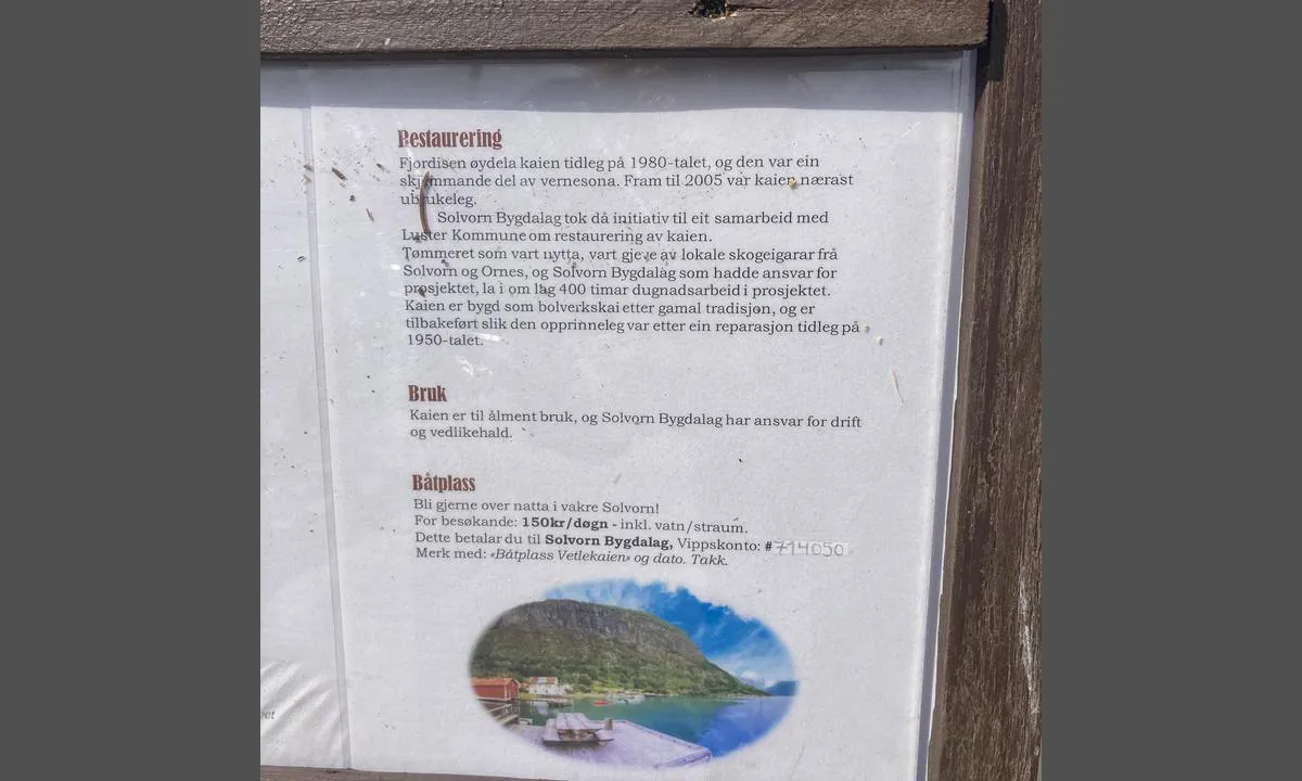 Solvorn: {"base": "da", "no": "Havna har en gjestebrygge p\u00e5 cirka 20 meter. Her kan man b\u00e5de f\u00e5 vann og str\u00f8m", "se": "Hamnens g\u00e4stbrygga \u00e4r cirka 20 meter l\u00e5ng. H\u00e4r kan man f\u00e5 b\u00e5de vatten och el", "en": "The harbor has a guest pier approximately 20 meters long. Here, one can get both water and electricity.", "da": "Havnen har en g\u00e6stebro cirka 20 meter lang. Her kan man b\u00e5de f\u00e5 vand og str\u00f8m", "fr": "Le port dispose d'un ponton pour visiteurs d'environ 20 m\u00e8tres de long. Vous pouvez y obtenir de l'eau et de l'\u00e9lectricit\u00e9.", "de": "Der Hafen hat einen G\u00e4stesteg, der ungef\u00e4hr 20 Meter lang ist. Hier kann man sowohl Wasser als auch Strom bekommen.", "es": "El puerto tiene un muelle para visitantes de aproximadamente 20 metros de largo. Aqu\u00ed es posible conseguir tanto agua como electricidad.", "it": "Il porto ha un pontile per ospiti di circa 20 metri di lunghezza. Qui \u00e8 possibile avere sia acqua che elettricit\u00e0.", "pt": "O porto tem um cais para visitantes com cerca de 20 metros de comprimento. Aqui, pode-se obter tanto \u00e1gua quanto eletricidade.", "nl": "De haven heeft een gastensteiger van ongeveer 20 meter lang. Hier kunt u zowel water als stroom krijgen.", "pl": "Port ma pomost dla go\u015bci o d\u0142ugo\u015bci oko\u0142o 20 metr\u00f3w. Mo\u017cna tu uzyska\u0107 wod\u0119 i pr\u0105d", "uk": "\u0413\u0430\u0432\u0430\u043d\u044c \u043c\u0430\u0454 \u0433\u043e\u0441\u0442\u044c\u043e\u0432\u0438\u0439 \u043f\u0440\u0438\u0447\u0430\u043b \u0434\u043e\u0432\u0436\u0438\u043d\u043e\u044e \u043f\u0440\u0438\u0431\u043b\u0438\u0437\u043d\u043e 20 \u043c\u0435\u0442\u0440\u0456\u0432. \u0422\u0443\u0442 \u043c\u043e\u0436\u043d\u0430 \u043e\u0442\u0440\u0438\u043c\u0430\u0442\u0438 \u0432\u043e\u0434\u0443 \u0442\u0430 \u0435\u043b\u0435\u043a\u0442\u0440\u043e\u0435\u043d\u0435\u0440\u0433\u0456\u044e", "ro": "Portul are un ponton pentru oaspe\u021bi de aproximativ 20 de metri lungime. Aici se poate ob\u021bine at\u00e2t ap\u0103, c\u00e2t \u0219i curent electric.", "tr": "Liman\u0131n yakla\u015f\u0131k 20 metre uzunlu\u011funda bir misafir iskelesi var. Burada hem su hem de elektrik temin edilebilir.", "el": "\u03a4\u03bf \u03bb\u03b9\u03bc\u03ac\u03bd\u03b9 \u03b4\u03b9\u03b1\u03b8\u03ad\u03c4\u03b5\u03b9 \u03b1\u03c0\u03bf\u03b2\u03ac\u03b8\u03c1\u03b1 \u03b5\u03c0\u03b9\u03c3\u03ba\u03b5\u03c0\u03c4\u03ce\u03bd \u03bc\u03ae\u03ba\u03bf\u03c5\u03c2 \u03c0\u03b5\u03c1\u03af\u03c0\u03bf\u03c5 20 \u03bc\u03ad\u03c4\u03c1\u03c9\u03bd. \u0395\u03b4\u03ce \u03bc\u03c0\u03bf\u03c1\u03b5\u03af\u03c4\u03b5 \u03bd\u03b1 \u03b2\u03c1\u03b5\u03af\u03c4\u03b5 \u03bd\u03b5\u03c1\u03cc \u03ba\u03b1\u03b9 \u03c1\u03b5\u03cd\u03bc\u03b1", "cs": "P\u0159\u00edstav m\u00e1 molo pro hosty dlouh\u00e9 asi 20 metr\u016f. Zde je mo\u017en\u00e9 z\u00edskat vodu a elekt\u0159inu.", "hu": "A kik\u00f6t\u0151ben van egy vend\u00e9gm\u00f3l\u00f3, amely k\u00f6r\u00fclbel\u00fcl 20 m\u00e9ter hossz\u00fa. Itt v\u00edzhez \u00e9s \u00e1ramhoz is lehet jutni.", "fi": "Satamassa on noin 20 metri\u00e4 pitk\u00e4 vieraslaituri. T\u00e4\u00e4lt\u00e4 saa sek\u00e4 vett\u00e4 ett\u00e4 s\u00e4hk\u00f6\u00e4", "bg": "\u041f\u0440\u0438\u0441\u0442\u0430\u043d\u0438\u0449\u0435\u0442\u043e \u0438\u043c\u0430 \u0433\u043e\u0441\u0442\u043e\u0432 \u043c\u043e\u0441\u0442 \u0441 \u0434\u044a\u043b\u0436\u0438\u043d\u0430 \u043e\u043a\u043e\u043b\u043e 20 \u043c\u0435\u0442\u0440\u0430. \u0422\u0443\u043a \u043c\u043e\u0436\u0435 \u0434\u0430 \u0441\u0435 \u043f\u043e\u043b\u0443\u0447\u0438 \u043a\u0430\u043a\u0442\u043e \u0432\u043e\u0434\u0430, \u0442\u0430\u043a\u0430 \u0438 \u0442\u043e\u043a.", "sr": "\u041b\u0443\u043a\u0430 \u0438\u043c\u0430 \u043f\u0440\u0438\u0441\u0442\u0430\u043d \u0437\u0430 \u0433\u043e\u0441\u0442\u0435 \u0434\u0443\u0433\u0430\u0447\u0430\u043a \u043e\u043a\u043e 20 \u043c\u0435\u0442\u0430\u0440\u0430. \u041e\u0432\u0434\u0435 \u043c\u043e\u0436\u0435\u0442\u0435 \u0434\u043e\u0431\u0438\u0442\u0438 \u0438 \u0432\u043e\u0434\u0443 \u0438 \u0441\u0442\u0440\u0443\u0458\u0443", "et": "Sadam sisaldab umbes 20 meetri pikkust k\u00fclaliskaid. Siit saab nii vett kui ka elektrit", "lv": "Ost\u0101 ir viesu piest\u0101tne apm\u0113ram 20 metrus gara. \u0160eit var sa\u0146emt gan \u016bdeni, gan elektr\u012bbu", "lt": "Uoste yra apie 20 metr\u0173 ilgio sve\u010di\u0173 prieplauka. \u010cia galima gauti vandens ir elektros"}
