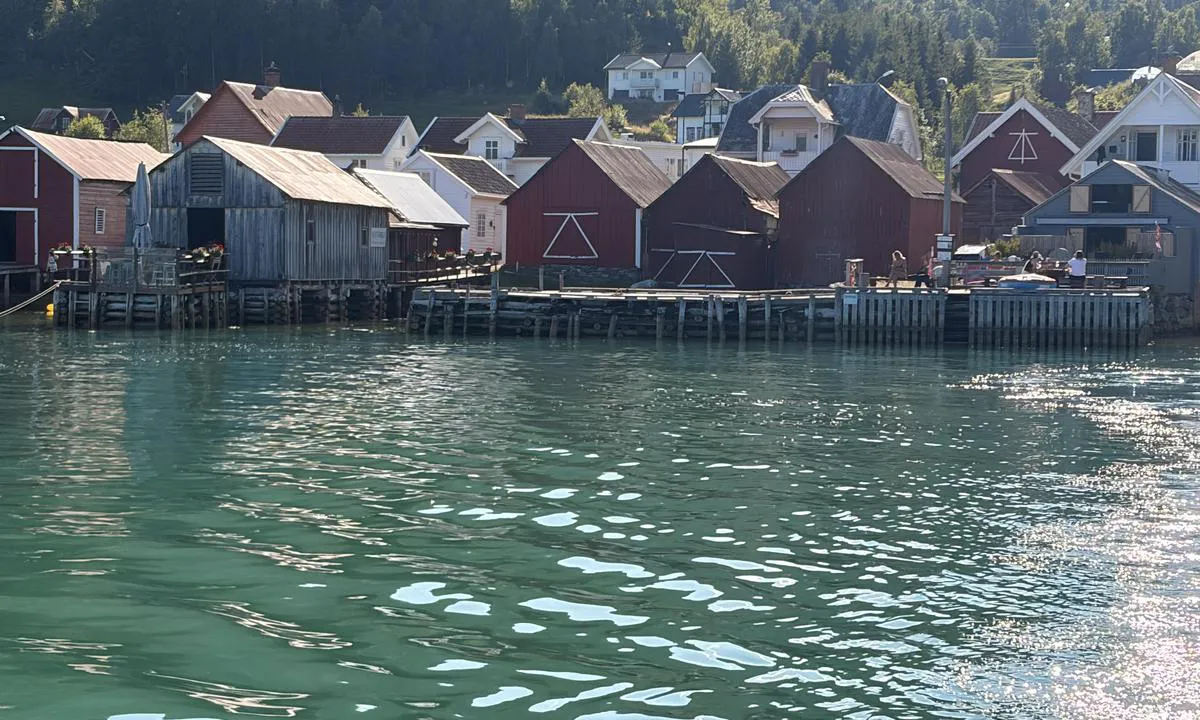 Solvorn: {"base": "no", "no": "Gjestebryggen imponerte ikke. Ingen flytebrygge og utsatt for b\u00f8lger fra ferje/ b\u00e5ttrafikken.", "se": "G\u00e4stbryggan imponerade inte. Ingen flytbrygga och utsatt f\u00f6r v\u00e5gor fr\u00e5n f\u00e4rje-/b\u00e5ttrafiken.", "en": "The guest pier did not impress. No floating dock and exposed to waves from ferry/boat traffic.", "da": "G\u00e6stebroen imponerede ikke. Ingen flydebro og udsat for b\u00f8lger fra f\u00e6rge/b\u00e5dtrafikken.", "fr": "Le quai d'accueil n'a pas impressionn\u00e9. Pas de ponton flottant et expos\u00e9 aux vagues du trafic des ferries/bateaux.", "de": "Der G\u00e4stesteg beeindruckte nicht. Kein Schwimmsteg und ausgesetzt den Wellen des F\u00e4hr-/Bootsverkehrs.", "es": "El muelle de invitados no impresion\u00f3. No hay muelle flotante y est\u00e1 expuesto a las olas del tr\u00e1fico de ferry/barco.", "it": "Il molo per gli ospiti non ha impressionato. Nessun pontile galleggiante e esposto alle onde derivanti dal traffico di traghetti/navi.", "pt": "O cais para visitantes n\u00e3o impressionou. N\u00e3o h\u00e1 cais flutuante e est\u00e1 exposto a ondas do tr\u00e1fego de ferry/ barcos.", "nl": "De gastensteiger maakte geen indruk. Geen drijvende steiger en blootgesteld aan golven van de veerboot/botenverkeer.", "pl": "Keja dla go\u015bci nie zrobi\u0142a wra\u017cenia. Brak p\u0142ywaj\u0105cego pomostu i nara\u017cona na fale od promu/ ruchu \u0142odzi.", "uk": "\u0413\u043e\u0441\u0442\u044c\u043e\u0432\u0438\u0439 \u043f\u0456\u0440\u0441 \u043d\u0435 \u0432\u0440\u0430\u0437\u0438\u0432. \u0412\u0456\u0434\u0441\u0443\u0442\u043d\u0456\u0439 \u043f\u043b\u0430\u0432\u0443\u0447\u0438\u0439 \u043f\u0456\u0440\u0441, \u0456 \u0432\u0456\u043d \u043f\u0456\u0434\u0434\u0430\u0454\u0442\u044c\u0441\u044f \u0432\u043f\u043b\u0438\u0432\u0443 \u0445\u0432\u0438\u043b\u044c \u0432\u0456\u0434 \u043f\u043e\u0440\u043e\u043c\u043d\u043e\u0433\u043e/\u043a\u043e\u0440\u0430\u0431\u0435\u043b\u044c\u043d\u043e\u0433\u043e \u0440\u0443\u0445\u0443.", "ro": "Debarcaderul pentru oaspe\u021bi nu a impresionat. F\u0103r\u0103 ponton plutitor \u0219i expus la valurile de la traficul feribotului/nava.", "tr": "Misafir iskelesi etkileyici de\u011fildi. Y\u00fczer iskele yok ve feribot/tekne trafi\u011finden gelen dalgalara maruz kal\u0131yor.", "el": "\u0397 \u03b1\u03c0\u03bf\u03b2\u03ac\u03b8\u03c1\u03b1 \u03b5\u03c0\u03b9\u03c3\u03ba\u03b5\u03c0\u03c4\u03ce\u03bd \u03b4\u03b5\u03bd \u03b5\u03bd\u03c4\u03c5\u03c0\u03c9\u03c3\u03af\u03b1\u03c3\u03b5. \u0394\u03b5\u03bd \u03c5\u03c0\u03ac\u03c1\u03c7\u03b5\u03b9 \u03c0\u03bb\u03c9\u03c4\u03ae \u03b1\u03c0\u03bf\u03b2\u03ac\u03b8\u03c1\u03b1 \u03ba\u03b1\u03b9 \u03b5\u03af\u03bd\u03b1\u03b9 \u03b5\u03ba\u03c4\u03b5\u03b8\u03b5\u03b9\u03bc\u03ad\u03bd\u03b7 \u03c3\u03b5 \u03ba\u03cd\u03bc\u03b1\u03c4\u03b1 \u03b1\u03c0\u03cc \u03c4\u03b9\u03c2 \u03bc\u03b5\u03c4\u03b1\u03ba\u03b9\u03bd\u03ae\u03c3\u03b5\u03b9\u03c2 \u03c4\u03c9\u03bd \u03c6\u03ad\u03c1\u03b9/ \u03c3\u03ba\u03b1\u03c6\u03ce\u03bd.", "cs": "Hostuj\u00edc\u00ed molo neimponovalo. \u017d\u00e1dn\u00e9 plovouc\u00ed molo a vystaven\u00e9 vln\u00e1m zp\u016fsoben\u00fdm trajektovou/lodn\u00ed dopravou.", "hu": "<p>A vend\u00e9gm\u00f3l\u00f3 nem volt leny\u0171g\u00f6z\u0151. Nincs \u00fasz\u00f3m\u00f3l\u00f3 \u00e9s ki van t\u00e9ve a komp/haj\u00f3forgalom hull\u00e1mainak.</p>", "fi": "Vieraslaituri ei tehnyt vaikutusta. Ei ollut kelluvaa laituria ja se oli alttiina lautta/veneliikenteen aalloille.", "bg": "\u041f\u0440\u0438\u0441\u0442\u0430\u043d\u0438\u0449\u0435\u0442\u043e \u0437\u0430 \u0433\u043e\u0441\u0442\u0438 \u043d\u0435 \u043d\u0430\u043f\u0440\u0430\u0432\u0438 \u0432\u043f\u0435\u0447\u0430\u0442\u043b\u0435\u043d\u0438\u0435. \u041d\u044f\u043c\u0430 \u043f\u043b\u0430\u0432\u0430\u0449 \u043a\u0435\u0439 \u0438 \u0435 \u0438\u0437\u043b\u043e\u0436\u0435\u043d\u043e \u043d\u0430 \u0432\u044a\u043b\u043d\u0438 \u043e\u0442 \u0444\u0435\u0440\u0438\u0431\u043e\u0442/ \u043a\u043e\u0440\u0430\u0431\u0435\u043d \u0442\u0440\u0430\u0444\u0438\u043a.", "sr": "Pristani\u0161te za goste nije impresioniralo. Nema plutaju\u0107e pristani\u0161te i izlo\u017eeno je talasima od trajektnog/brodskog saobra\u0107aja.", "et": "K\u00fclaliskai ei avaldanud muljet. Pole ujuvkaid ja on avatud praami/laevaliikluse lainetele.", "lv": "Viesu piest\u0101tne neuztv\u0113ra iespaidu. Nav peldo\u0161\u0101s piest\u0101tnes un pak\u013cauta vi\u013c\u0146iem no pr\u0101mju/laivu kust\u012bbas.", "lt": "Sve\u010dio prieplauka nepaliko \u012fsp\u016bd\u017eio. N\u0117ra pl\u016bduro prieplaukos ir yra veikiama bang\u0173 nuo kelt\u0173/laiv\u0173 eismo."}
