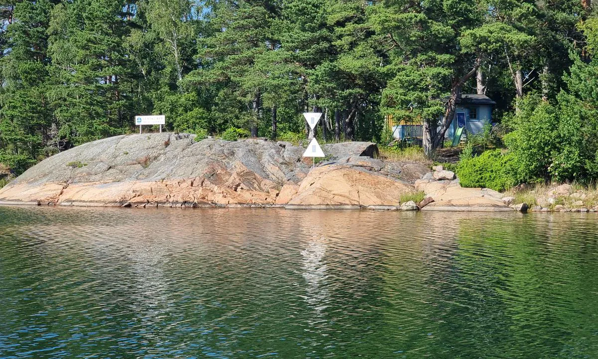 Sömmarön - Möholm: {"base": "se", "no": "Andre enselinje, kurs nordlig.", "se": "Andra enslinjen, kurs nordlig.", "en": "Second leading line, course north.", "da": "Anden enslinje, kurs nordlig.", "fr": "La deuxi\u00e8me ligne de foi, cap au nord.", "de": "Zweite Richtfeuerlinie, Kurs n\u00f6rdlich.", "es": "Otra l\u00ednea de enfilaci\u00f3n, curso norte.", "it": "Seconda linea di guida, rotta nord.", "pt": "Segunda linha de orienta\u00e7\u00e3o, curso norte.", "nl": "De tweede lijn van het richtingslicht, koers noordelijk.", "pl": "Druga linia nabie\u017cnika, kurs p\u00f3\u0142nocny.", "uk": "\u0414\u0440\u0443\u0433\u0438\u0439 \u043a\u0443\u0440\u0441 \u043b\u0456\u0442\u0435\u0440\u043d\u043e\u0433\u043e \u043d\u0430\u043f\u0440\u044f\u043c\u043a\u0443, \u043f\u0456\u0432\u043d\u0456\u0447\u043d\u0438\u0439 \u043a\u0443\u0440\u0441.", "ro": "Al doilea linie de aliniament, curs nordic.", "tr": "\u0130kinci hat, kuzey y\u00f6n\u00fcnde rota.", "el": "\u0394\u03b5\u03cd\u03c4\u03b5\u03c1\u03b7 \u03b3\u03c1\u03b1\u03bc\u03bc\u03ae \u03bf\u03b4\u03b7\u03b3\u03ce\u03bd, \u03c0\u03bf\u03c1\u03b5\u03af\u03b1 \u03c0\u03c1\u03bf\u03c2 \u03b2\u03bf\u03c1\u03c1\u03ac.", "cs": "Druh\u00e1 nav\u00e1d\u011bc\u00ed linie, kurz severn\u00ed.", "hu": "M\u00e1sodik ir\u00e1nyvonal, \u00e9szaki ir\u00e1nyba haladva.", "fi": "Toinen linjataulu, pohjoiseen suuntautuva.", "bg": "\u0412\u0442\u043e\u0440\u0430 \u043d\u0430\u0432\u0438\u0433\u0430\u0446\u0438\u043e\u043d\u043d\u0430 \u043b\u0438\u043d\u0438\u044f, \u043a\u0443\u0440\u0441 \u0441\u0435\u0432\u0435\u0440.", "sr": "Druga linija uputstva, kurs severni.", "et": "Teine j\u00e4rjestustuli, kurss p\u00f5hja suunas.", "lv": "Otrais sakrit\u012bbas l\u012bnija, kurss zieme\u013ci.", "lt": "Antrasis \u017eymeklis linijoje, kursas \u012f \u0161iaur\u0119."}