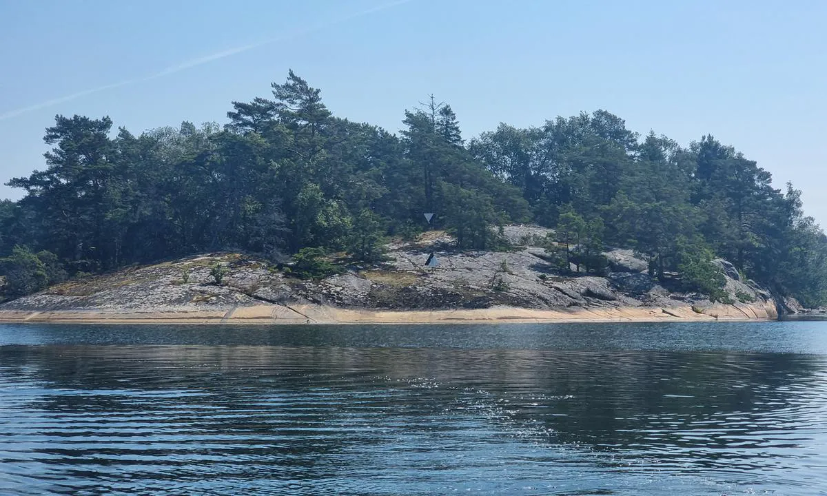 Sömmarön - Möholm: {"base": "se", "no": "Innkj\u00f8ring i enselinje fra nordvest.", "se": "Enslinje vid insegling fr\u00e5n nordv\u00e4st.", "en": "Leading line for approach from northwest.", "da": "Ens linje ved indsejling fra nordvest.", "fr": "Alignement \u00e0 l'approche depuis le nord-ouest.", "de": "Peilungslinie bei der Einfahrt aus Nordwesten.", "es": "L\u00ednea de enfilaci\u00f3n al ingresar desde el noroeste.", "it": "Linea di rilevazione per l'ingresso da nord-ovest.", "pt": "Linha de entrada ao aproximar-se a partir do noroeste.", "nl": "Lijn van aanloop bij nadering vanuit het noordwesten.", "pl": "Linia nabie\u017cnika przy podej\u015bciu z p\u00f3\u0142nocnego zachodu.", "uk": "\u041b\u0456\u043d\u0456\u044f \u0432\u0435\u0434\u0435\u043d\u043d\u044f \u043f\u0440\u0438 \u0437\u0430\u0445\u043e\u0434\u0456 \u0437 \u043f\u0456\u0432\u043d\u0456\u0447\u043d\u043e\u0433\u043e \u0437\u0430\u0445\u043e\u0434\u0443.", "ro": "Axe de aliniere la intrare din nord-vest.", "tr": "Kuzeybat\u0131dan limana giri\u015fte kerteriz hatt\u0131.", "el": "\u03a3\u03c5\u03bd\u03b1\u03c6\u03ae\u03c3\u03b7 \u03ba\u03b1\u03c4\u03ac \u03c4\u03b7\u03bd \u03b5\u03af\u03c3\u03bf\u03b4\u03bf \u03b1\u03c0\u03cc \u03b2\u03bf\u03c1\u03b5\u03b9\u03bf\u03b4\u03c5\u03c4\u03b9\u03ba\u03ac.", "cs": "Z\u00e1krytov\u00e1 linie p\u0159i vplut\u00ed ze severoz\u00e1padu.", "hu": "Bevezet\u0151 vonal \u00e9szaknyugati ir\u00e1nyb\u00f3l t\u00f6rt\u00e9n\u0151 behaj\u00f3z\u00e1sn\u00e1l.", "fi": "Linjalatama pohjoisluoteesta saapuessa.", "bg": "\u0441\u043f\u043e\u043c\u0430\u0433\u0430\u0442\u0435\u043b\u043d\u0438 \u0432\u0438\u0434\u0438\u043c\u0438 \u0437\u043d\u0430\u0446\u0438 \u043f\u0440\u0438 \u0432\u043b\u0438\u0437\u0430\u043d\u0435 \u043e\u0442 \u0441\u0435\u0432\u0435\u0440\u043e\u0437\u0430\u043f\u0430\u0434.", "sr": "\u0417\u0430\u043f\u0430\u0434\u043d\u043e \u043e\u0434 \u0441\u0435\u0432\u0435\u0440\u043e\u0437\u0430\u043f\u0430\u0434.", "et": "\u00dchisliin loodesse sisses\u00f5idul.", "lv": "Inleadsvietas l\u012bnija, ien\u0101kot no zieme\u013crietumiem.", "lt": "Kurslinija \u012fplaukiant i\u0161 \u0161iaur\u0117s vakar\u0173."}