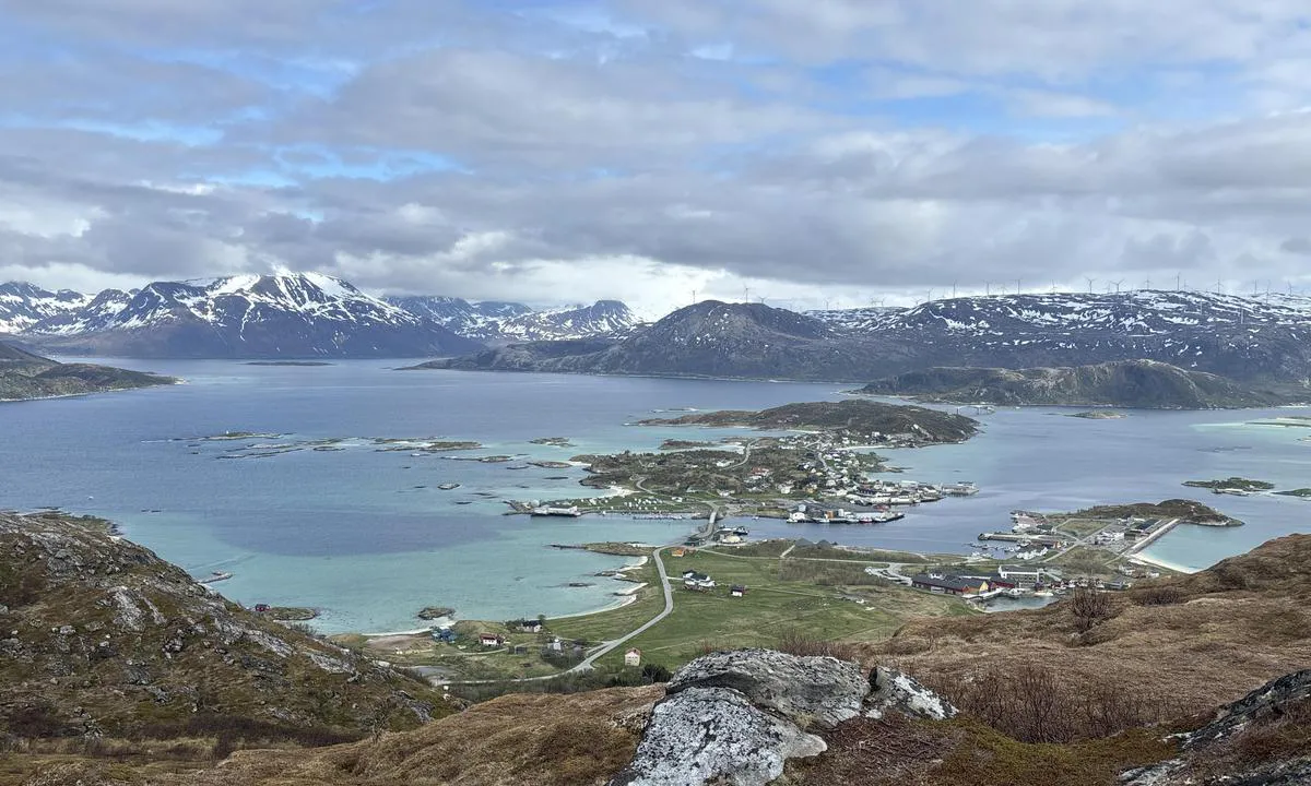 Sommarøya: {"base": "se", "no": "Flott utsikt fra toppen p\u00e5 Hilles\u00f8ya", "se": "Flott vy fr\u00e5n toppen p\u00e5 Hillesoya", "en": "Magnificent view from the top of Hillesoya", "da": "Flot udsigt fra toppen af Hillesoya", "fr": "Belle vue depuis le sommet de Hillesoya", "de": "Sch\u00f6ne Aussicht vom Gipfel des Hilles\u00f8ya", "es": "Vista impresionante desde la cima de Hillesoya", "it": "Vista magnifica dalla cima di Hillesoya", "pt": "Vista deslumbrante do topo de Hillesoya", "nl": "Prachtig uitzicht vanaf de top van Hillesoya", "pl": "Wspania\u0142y widok ze szczytu Hillesoya", "uk": "\u0427\u0443\u0434\u043e\u0432\u0438\u0439 \u0432\u0438\u0433\u043b\u044f\u0434 \u0437 \u0432\u0435\u0440\u0448\u0438\u043d\u0438 \u043d\u0430 \u0413\u0456\u043b\u043b\u0435\u0441\u043e\u0439\u0456", "ro": "Vedere superb\u0103 de la v\u00e2rful Hilles\u00f8y", "tr": "Tepeye \u00e7\u0131kt\u0131\u011f\u0131n\u0131zda Hillesoya'dan muhte\u015fem bir manzara g\u00f6r\u00fcyorsunuz", "el": "\u03a6\u03b1\u03bd\u03c4\u03b1\u03c3\u03c4\u03b9\u03ba\u03ae \u03b8\u03ad\u03b1 \u03b1\u03c0\u03cc \u03c4\u03b7\u03bd \u03ba\u03bf\u03c1\u03c5\u03c6\u03ae \u03c4\u03bf\u03c5 Hillesoya", "cs": "\u00dachvatn\u00fd v\u00fdhled z vrcholu Hillesoya", "hu": "Csod\u00e1latos kil\u00e1t\u00e1s Hillesoya tetej\u00e9r\u0151l", "fi": "Upea n\u00e4kym\u00e4 Hillesoyan huipulta", "bg": "\u041f\u0440\u0435\u043a\u0440\u0430\u0441\u043d\u0430 \u0433\u043b\u0435\u0434\u043a\u0430 \u043e\u0442 \u0432\u044a\u0440\u0445\u0430 \u043d\u0430 \u0425\u0438\u043b\u0435\u0441\u043e\u0439\u0430", "sr": "Prelep pogled sa vrha Hillesoye", "et": "Suurep\u00e4rane vaade Hillesoya tipust", "lv": "Skaista skats no Hillesoya virsotnes", "lt": "Puikus vaizdas nuo Hillesoya vir\u0161\u016bn\u0117s"}