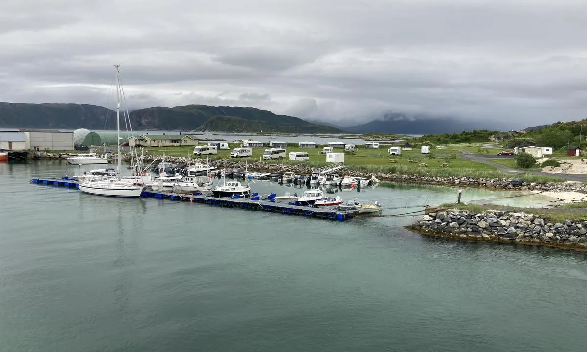 Sommarøya: Sommarøy camping og gjestebrygge.