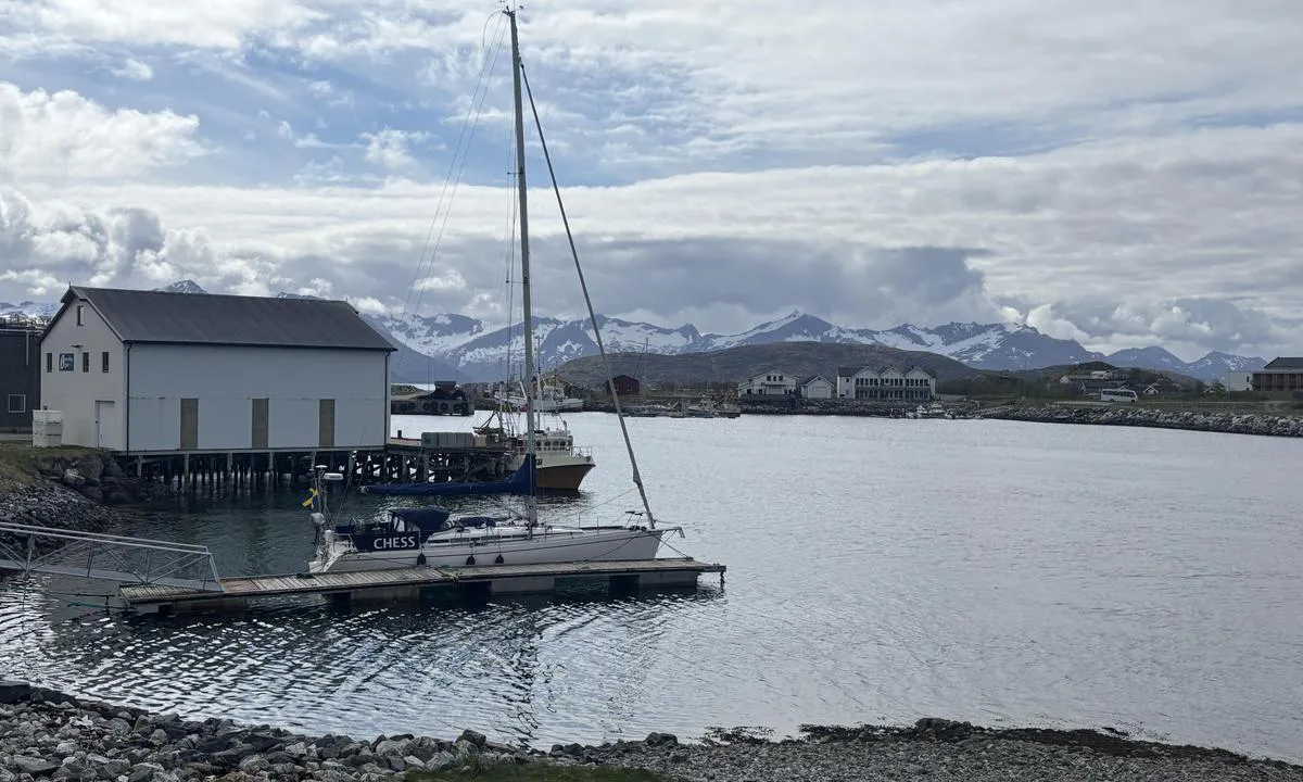 Sommarøya: {"base": "se", "no": "Ved pontong p\u00e5 s\u00f8rsiden av broen", "se": "Vid ponton p\u00e5 sydsidan bron", "en": "At the pontoon on the south side of the bridge", "da": "Ved ponton p\u00e5 sydsiden broen", "fr": "\u00c0 un ponton au c\u00f4t\u00e9 sud du pont", "de": "An der Pontonbr\u00fccke auf der S\u00fcdseite", "es": "En el pont\u00f3n al lado sur del puente", "it": "Presso il pontile sul lato sud del ponte", "pt": "No pont\u00e3o ao lado sul da ponte", "nl": "Bij de ponton aan de zuidzijde van de brug", "pl": "Przy pontonie po po\u0142udniowej stronie mostu", "uk": "\u0411\u0456\u043b\u044f \u043f\u043e\u043d\u0442\u043e\u043d\u0430 \u0437 \u043f\u0456\u0432\u0434\u0435\u043d\u043d\u043e\u0433\u043e \u0431\u043e\u043a\u0443 \u043c\u043e\u0441\u0442\u0443", "ro": "La pontonul de pe partea de sud a podului", "tr": "K\u00f6pr\u00fcn\u00fcn g\u00fcney taraf\u0131nda y\u00fczer iskelede", "el": "\u03a3\u03c4\u03b7\u03bd \u03c0\u03bb\u03c9\u03c4\u03ae \u03c0\u03c1\u03bf\u03b2\u03bb\u03ae\u03c4\u03b1 \u03c3\u03c4\u03b7\u03bd \u03bd\u03cc\u03c4\u03b9\u03b1 \u03c0\u03bb\u03b5\u03c5\u03c1\u03ac \u03c4\u03b7\u03c2 \u03b3\u03ad\u03c6\u03c5\u03c1\u03b1\u03c2", "cs": "U pontonu na ji\u017en\u00ed stran\u011b mostu", "hu": "A h\u00edd d\u00e9li oldal\u00e1n l\u00e9v\u0151 pontonn\u00e1l", "fi": "Laiturissa sillan etel\u00e4puolella", "bg": "\u041f\u0440\u0438 \u043f\u043e\u043d\u0442\u043e\u043d\u0430 \u043d\u0430 \u044e\u0436\u043d\u0430\u0442\u0430 \u0441\u0442\u0440\u0430\u043d\u0430 \u043d\u0430 \u043c\u043e\u0441\u0442\u0430", "sr": "\u041a\u043e\u0434 \u043f\u043e\u043d\u0442\u043e\u043d\u0430 \u043d\u0430 \u0458\u0443\u0436\u043d\u043e\u0458 \u0441\u0442\u0440\u0430\u043d\u0438 \u043c\u043e\u0441\u0442\u0430", "et": "Silla l\u00f5unak\u00fcljel pontooni juures", "lv": "Pie pontona dienvidu pus\u0113 no tilta", "lt": "Prie pontono pietin\u0117je tilto pus\u0117je"}