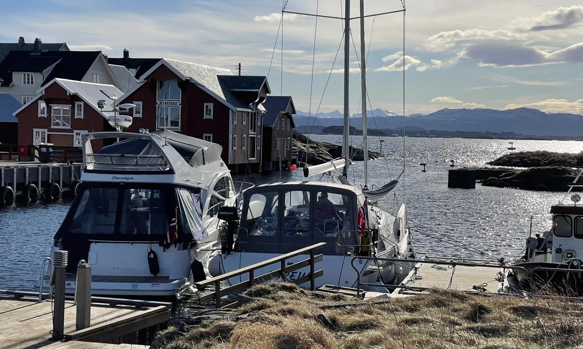 Søndre Bjørnsund: {"base": "no", "no": "Bildet er tatt i retning innseiling.", "se": "Bildet \u00e4r taget i riktning mot inseglingen.", "en": "The picture is taken in the direction of the approach.", "da": "Billedet er taget i retning indsejling."}
