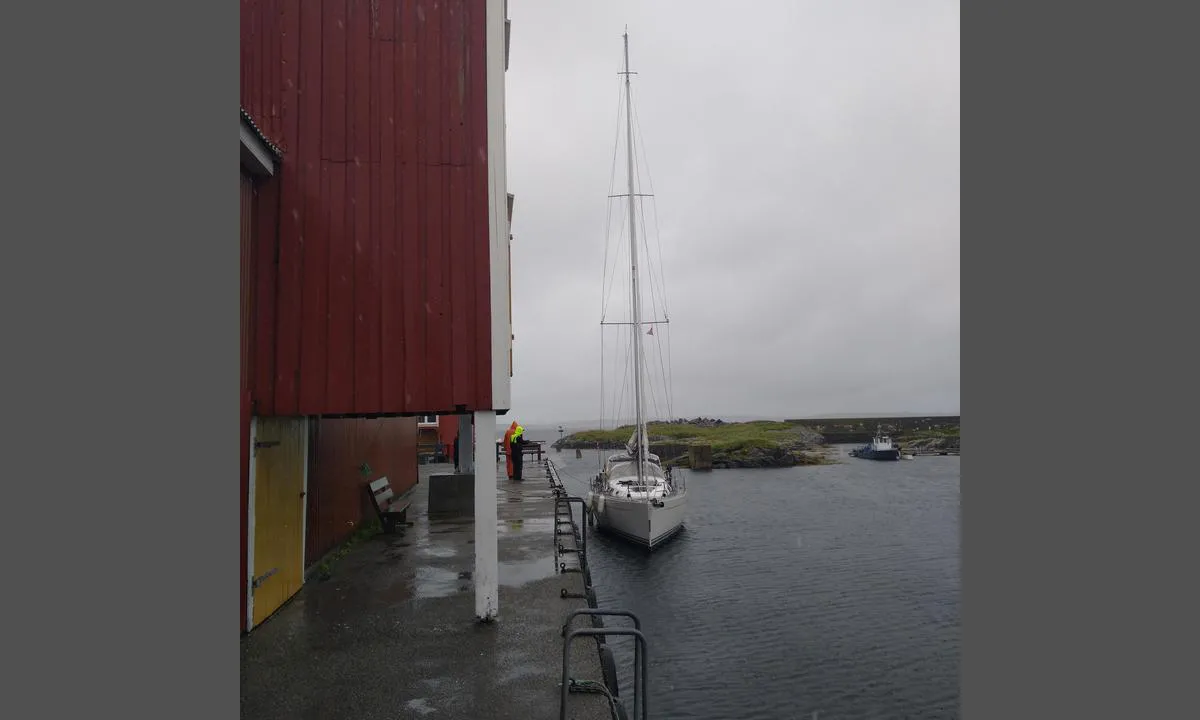 Søndre Bjørnsund: Min 3m dyp i hele havnen, i1932 ble det laget en demning, tømte havnen for van sprengte bort alt under 3m. Kai for av og påstigning. Trang innseiling 4,13m bredde ok