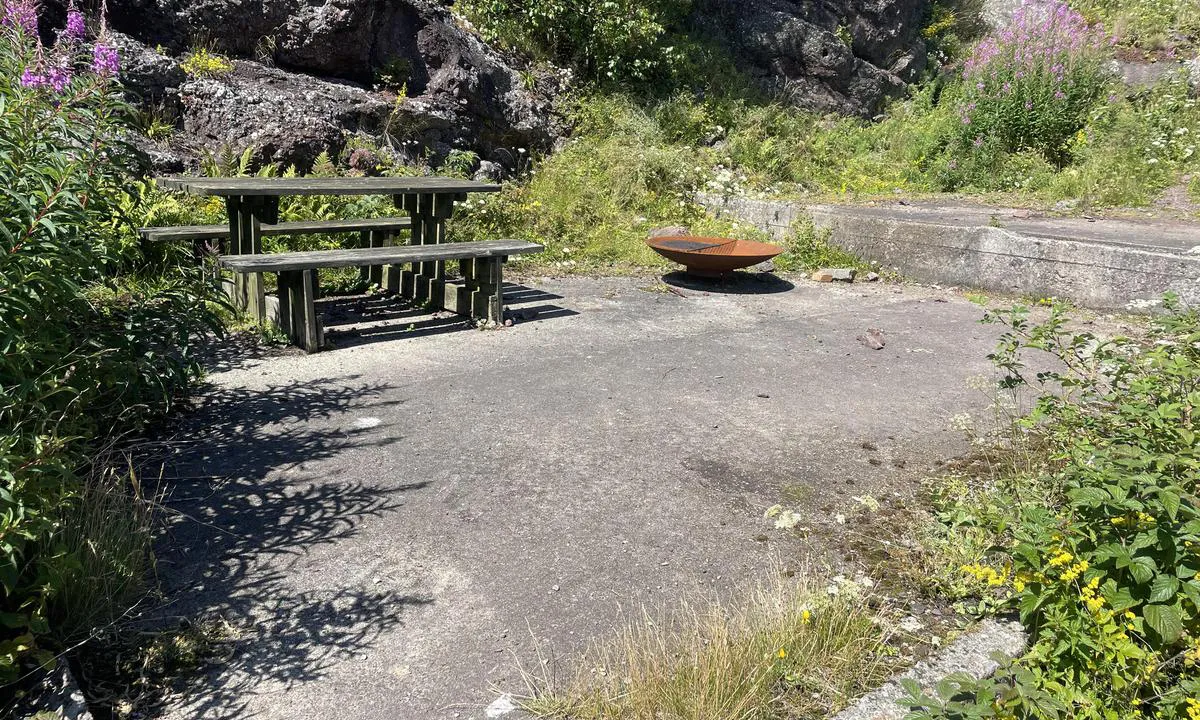 Søndre Missingene: {"base": "no", "no": "Benk og b\u00e5lpanne p\u00e5 oversiden av toalettet", "se": "B\u00e4nk och eldstad ovanf\u00f6r toaletten", "en": "Bench and fire pit above the toilet", "da": "B\u00e6nk og b\u00e5lplads p\u00e5 oversiden af toilettet", "fr": "Banc et foyer au-dessus des toilettes", "de": "Bank und Feuerschale oberhalb der Toilette", "es": "Banco y brasero en el lado superior del ba\u00f1o", "it": "Panchina e braciere sul lato opposto dei servizi igienici", "pt": "Banco e fog\u00e3o a lenha acima do banheiro", "nl": "Bank en vuurschaal aan de bovenzijde van het toilet", "pl": "\u0141awka i palenisko po drugiej stronie toalety", "uk": "\u041b\u0430\u0432\u043a\u0430 \u0442\u0430 \u0432\u043e\u0433\u043d\u0438\u0449\u0435 \u0437 \u0432\u0435\u0440\u0445\u043d\u044c\u043e\u0433\u043e \u0431\u043e\u043a\u0443 \u0432\u0456\u0434 \u0442\u0443\u0430\u043b\u0435\u0442\u0443", "ro": "Banc\u0103 \u0219i vatr\u0103 de foc deasupra toaletei", "tr": "Tuvaletin \u00fcst taraf\u0131nda bank ve ate\u015f \u00e7ukuru", "el": "\u03a0\u03b1\u03b3\u03ba\u03ac\u03ba\u03b9 \u03ba\u03b1\u03b9 \u03c0\u03b9\u03b1\u03c4\u03bf\u03ba\u03b1\u03bb\u03cd\u03b2\u03b1 \u03c0\u03ac\u03bd\u03c9 \u03b1\u03c0\u03cc \u03c4\u03b7\u03bd \u03c4\u03bf\u03c5\u03b1\u03bb\u03ad\u03c4\u03b1", "cs": "Lavi\u010dka a ohni\u0161t\u011b nad z\u00e1chodem", "hu": "Pad \u00e9s t\u0171zrak\u00f3hely a WC h\u00e1toldal\u00e1n", "fi": "Penkki ja tulipaikka wc:n yl\u00e4puolella", "bg": "\u041f\u0435\u0439\u043a\u0430 \u0438 \u043e\u0433\u043d\u0438\u0449\u0435 \u043e\u0442 \u0433\u043e\u0440\u043d\u0430\u0442\u0430 \u0441\u0442\u0440\u0430\u043d\u0430 \u043d\u0430 \u0442\u043e\u0430\u043b\u0435\u0442\u043d\u0430\u0442\u0430", "sr": "\u041a\u043b\u0443\u043f\u0430 \u0438 \u0432\u0430\u0442\u0440\u0438\u0448\u0442\u0435 \u0438\u0437\u043d\u0430\u0434 \u0442\u043e\u0430\u043b\u0435\u0442\u0430", "et": "Pink ja l\u00f5kkekoht vetsust \u00fclesvoolu", "lv": "Sols un ugunskura panna tualetes aug\u0161pus\u0113", "lt": "Suoliukas ir lau\u017eaviet\u0117 tualeto vir\u0161uje"}