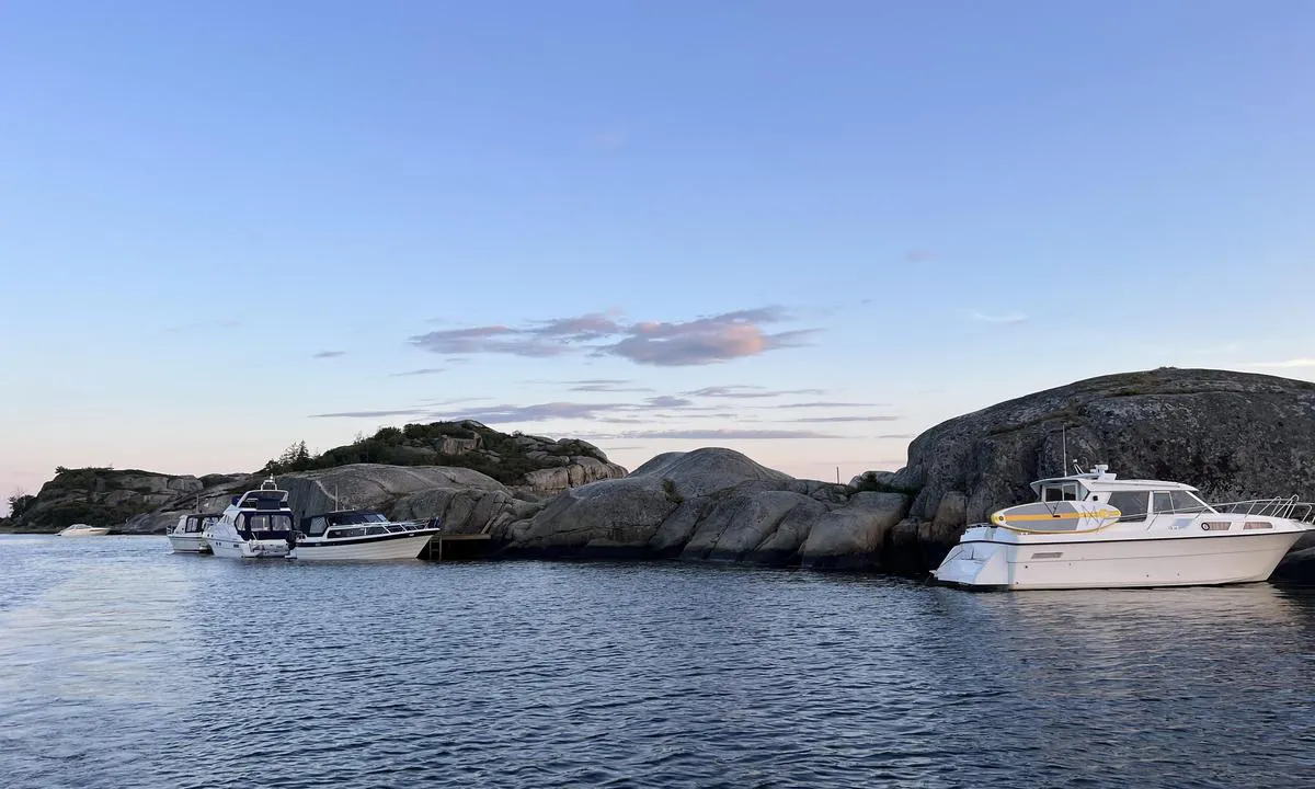 Sør i Ommane: Holmer i bukten. Trebrygger langs fjellet på en av holmene. Bolter i fjellet, mulig med dregg ut også. Jolletur over sundet til flott sandstrand. Flotte glattskurte svaberg.