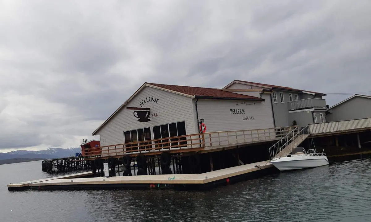 Sørarnøy: Pellerie Cafe og Bar.
Nye gjestebrygger.