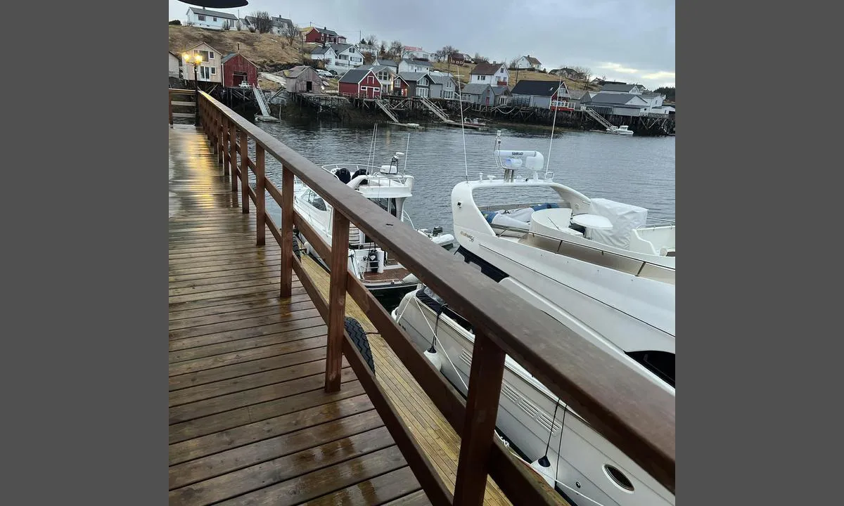 Sørarnøy - Nærbutikken: {"base": "no", "no": "N\u00e6rbutikken S\u00f8rarn\u00f8y/Pellerie", "se": "N\u00e4rbutiken S\u00f8rarn\u00f8y/Pellerie", "en": "The nearby store S\u00f8rarn\u00f8y/Pellerie", "da": "N\u00e6rbutikken S\u00f8rarn\u00f8y/Pellerie", "fr": "Boutique de proximit\u00e9 S\u00f8rarn\u00f8y/Pellerie", "de": "<b>Der Laden S\u00f8rarn\u00f8y/Pellerie</b>", "es": "Tienda cercana S\u00f8rarn\u00f8y/Pellerie", "it": "<html><body>Negozio locale S\u00f8rarn\u00f8y/Pellerie</body></html>", "pt": "Loja de conveni\u00eancia S\u00f8rarn\u00f8y/Pellerie", "nl": "De nabijgelegen winkel S\u00f8rarn\u00f8y/Pellerie", "pl": "Sklep blisko S\u00f8rarn\u00f8y/Pellerie", "uk": "\u041c\u0456\u0441\u0446\u0435\u0432\u0430 \u043a\u0440\u0430\u043c\u043d\u0438\u0446\u044f S\u00f8rarn\u00f8y/Pellerie", "ro": "Magazinul din apropiere S\u00f8rarn\u00f8y/Pellerie", "tr": "S\u00f8rarn\u00f8y/Pellerie Yak\u0131n Market", "el": "\u03a3\u03bf\u03cd\u03c0\u03b5\u03c1 \u039c\u03ac\u03c1\u03ba\u03b5\u03c4 S\u00f8rarn\u00f8y/Pellerie", "cs": "Bl\u00edzk\u00fd obchod S\u00f8rarn\u00f8y/Pellerie", "hu": "K\u00f6zeli bolt S\u00f8rarn\u00f8y/Pellerie", "fi": "L\u00e4hikauppa S\u00f8rarn\u00f8y/Pellerie", "bg": "\u041c\u0430\u0433\u0430\u0437\u0438\u043d \u041d\u00e6rbutikken S\u00f8rarn\u00f8y/Pellerie", "sr": "Prodavnica u blizini S\u00f8rarn\u00f8y/Pellerie", "et": "L\u00e4hipood S\u00f8rarn\u00f8y/Pellerie", "lv": "Tuv\u0113jais veikals S\u00f8rarn\u00f8y/Pellerie", "lt": "Artimiausia parduotuv\u0117 S\u00f8rarn\u00f8y / Pellerie"}