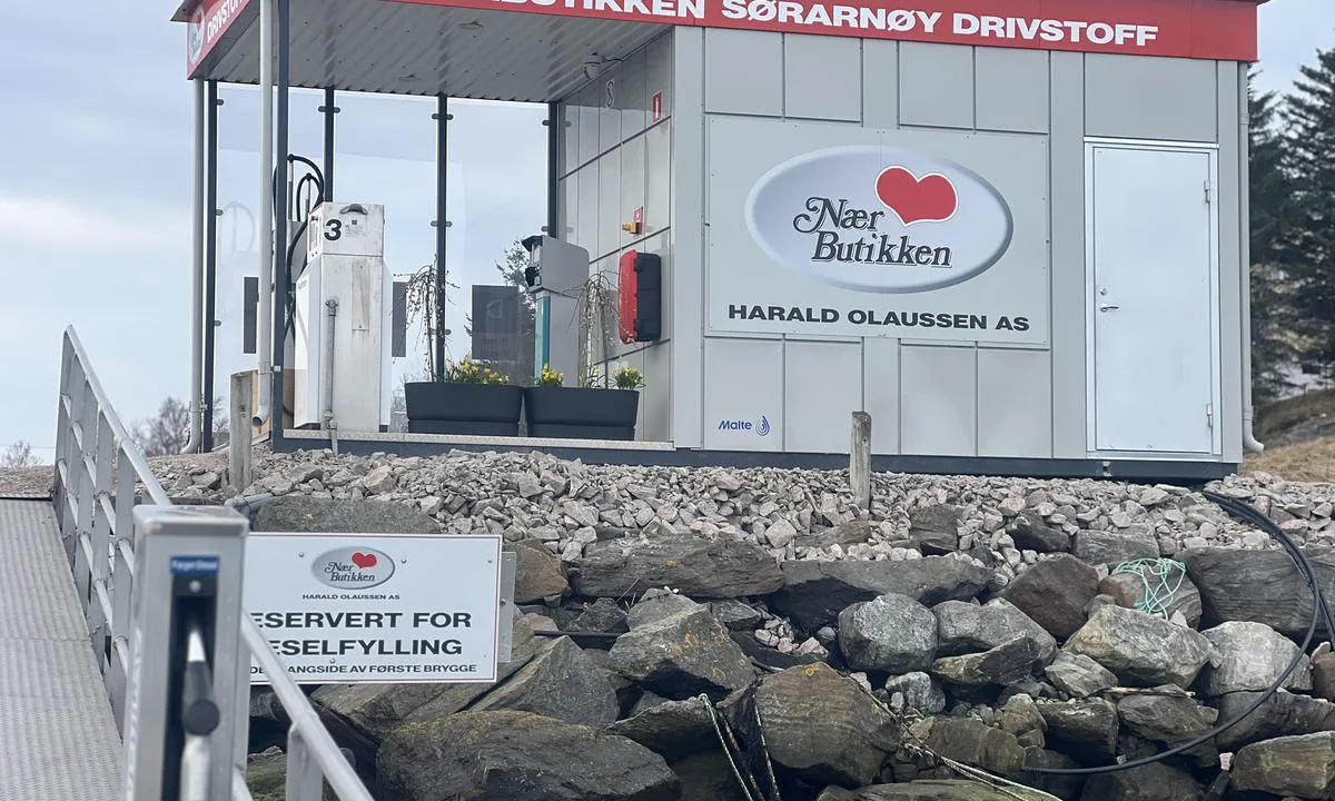 Sørarnøy - Nærbutikken: {"base": "no", "no": "Fargedisel fylling p\u00e5 kaia", "se": "F\u00e4rgdisel fyllning vid kajen", "en": "Colored diesel filling at the quay", "da": "Farget diesel p\u00e5 kajen", "fr": "Remplissage de diesel color\u00e9 au quai", "de": "Dieselbetankung (farbig) am Kai", "es": "Llenado de di\u00e9sel de colores en el muelle", "it": "Rifornimento di gasolio colorato al molo", "pt": "Abastecimento de diesel colorido no cais", "nl": "Gekleurde diesel vullen aan de kade", "pl": "Nape\u0142nianie oleju nap\u0119dowego na nabrze\u017cu", "uk": "\u0417\u0430\u043f\u0440\u0430\u0432\u043a\u0430 \u0431\u0430\u0440\u0432\u043d\u043e\u0433\u043e \u0434\u0438\u0437\u0435\u043b\u044c\u043d\u043e\u0433\u043e \u043f\u0430\u043b\u0438\u0432\u0430 \u043d\u0430 \u043f\u0440\u0438\u0447\u0430\u043b\u0456", "ro": "Realimentare cu motorin\u0103 colorat\u0103 pe chei", "tr": "R\u0131ht\u0131mda renkli dizel dolumu", "el": "\u0391\u03bd\u03b5\u03c6\u03bf\u03b4\u03b9\u03b1\u03c3\u03bc\u03cc\u03c2 \u03bc\u03b5 \u03c7\u03c1\u03c9\u03bc\u03bf\u03c0\u03b5\u03c4\u03c1\u03ad\u03bb\u03b1\u03b9\u03bf \u03c3\u03c4\u03b7\u03bd \u03c0\u03c1\u03bf\u03b2\u03bb\u03ae\u03c4\u03b1", "cs": "Barevn\u00fd diesel na molu", "hu": "Sz\u00ednezett d\u00edzel t\u00f6lt\u00e9s a m\u00f3l\u00f3n", "fi": "V\u00e4ridiesel t\u00e4ytt\u00f6 laiturilla", "bg": "\u0417\u0430\u0440\u0435\u0436\u0434\u0430\u043d\u0435 \u0441 \u0446\u0432\u0435\u0442\u0435\u043d \u0434\u0438\u0437\u0435\u043b \u043d\u0430 \u043a\u0435\u044f", "sr": "\u0414\u043e\u043f\u0443\u043d\u0430 \u043e\u0431\u043e\u0458\u0435\u043d\u043e\u0433 \u0434\u0438\u0437\u0435\u043b\u0430 \u043d\u0430 \u043f\u0440\u0438\u0441\u0442\u0430\u043d\u0438\u0448\u0442\u0443", "et": "V\u00e4rvitudiisli tankimine kail", "lv": "Kr\u0101sota d\u012bze\u013cdegvielas uzpilde pie piest\u0101tnes", "lt": "Da\u017eyto dyzelio pildymas prieplaukoje"}