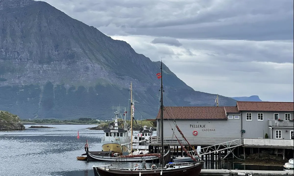Sørarnøy - Nærbutikken: {"base": "no", "no": "Gjestebrygge N\u00e6rbutikken S\u00f8rarn\u00f8y", "se": "G\u00e4stbrygga N\u00e4rbutiken S\u00f8rarn\u00f8y", "en": "Guest Pier Local Store S\u00f8rarn\u00f8y", "da": "G\u00e6stebro N\u00e6rbutikken S\u00f8rarn\u00f8y", "fr": "Quai d'accueil \u00c9picerie de proximit\u00e9 S\u00f8rarn\u00f8y", "de": "G\u00e4stepier Nahversorgungsgesch\u00e4ft S\u00f8rarn\u00f8y", "es": "Muelle de invitados Cerca de la tienda S\u00f8rarn\u00f8y", "it": "Pontile per ospiti Vicino all'emporio S\u00f8rarn\u00f8y", "pt": "Cais de visitantes Loja local S\u00f8rarn\u00f8y", "nl": "Gastensteiger Nabijwinkel S\u00f8rarn\u00f8y", "pl": "Nabrze\u017ce go\u015bcinne Sklepik S\u00f8rarn\u00f8y", "uk": "\u0413\u043e\u0441\u0442\u044c\u043e\u0432\u0430 \u043f\u0440\u0438\u0441\u0442\u0430\u043d\u044c \u041d\u0435\u043f\u043e\u0434\u0430\u043b\u0456\u043a \u043c\u0430\u0433\u0430\u0437\u0438\u043d S\u00f8rarn\u00f8y", "ro": "Ponton pentru oaspe\u021bi Aproape de magazin S\u00f8rarn\u00f8y", "tr": "Misafir \u0130skelesi Yak\u0131n Ma\u011faza S\u00f8rarn\u00f8y", "el": "\u03a0\u03c1\u03bf\u03b2\u03bb\u03ae\u03c4\u03b1 \u03b5\u03c0\u03b9\u03c3\u03ba\u03b5\u03c0\u03c4\u03ce\u03bd \u039a\u03bf\u03bd\u03c4\u03b9\u03bd\u03cc \u03ba\u03b1\u03c4\u03ac\u03c3\u03c4\u03b7\u03bc\u03b1 S\u00f8rarn\u00f8y", "cs": "Hostuj\u00edc\u00ed molo bl\u00edzko obchodu S\u00f8rarn\u00f8y", "hu": "Vend\u00e9gm\u00f3l\u00f3 K\u00f6zeli bolt S\u00f8rarn\u00f8y", "fi": "Vieraslaituri L\u00e4hipuoti S\u00f8rarn\u00f8y", "bg": "\u041f\u0440\u0438\u0441\u0442\u0430\u043d\u0438\u0449\u0435 \u0437\u0430 \u0433\u043e\u0441\u0442\u0438 \u0411\u043b\u0438\u0437\u043a\u0438\u044f \u043c\u0430\u0433\u0430\u0437\u0438\u043d S\u00f8rarn\u00f8y", "sr": "Kei za goste <br> Obli\u017enja prodavnica <br> S\u00f8rarn\u00f8y", "et": "K\u00fclaliskai Kohalik Pood S\u00f8rarn\u00f8y", "lv": "Viesu piest\u0101tne Tuv\u0113jais veikals S\u00f8rarn\u00f8y", "lt": "Sve\u010diu prieplauka Ma\u017eoji parduotuv\u0117 S\u00f8rarn\u00f8y"}
