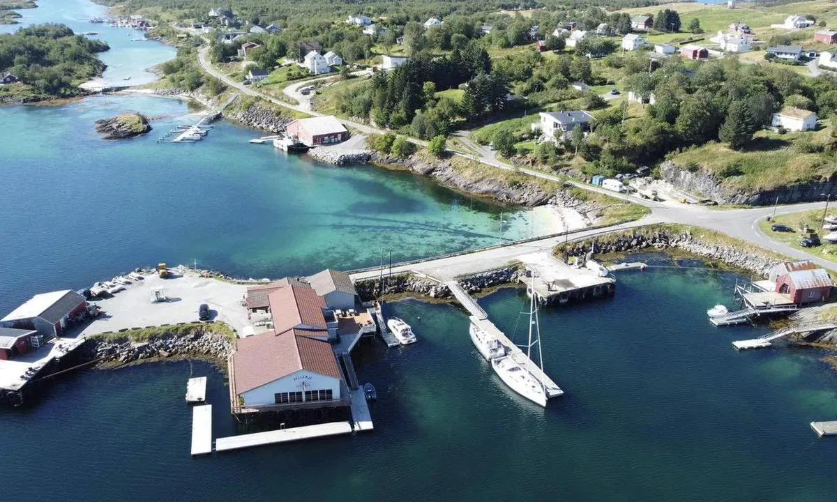 Sørarnøy - Nærbutikken: {"base": "no", "no": "Gjestebryggene N\u00e6rbutikkenn S\u00f8rarn\u00f8y", "se": "G\u00e4stbryggorna N\u00e4rbutiken S\u00f6dersarn\u00f8y", "en": "Guest docks Near store S\u00f8rarn\u00f8y", "da": "G\u00e6stebroerne N\u00e6rbutikken S\u00f8rarn\u00f8y", "fr": "Quais d'accueil \u00c9picerie du coin S\u00f8rarn\u00f8y", "de": "Die G\u00e4stepiers Der Laden in der N\u00e4he S\u00f8rarn\u00f8y", "es": "Muelles de visitantes La tienda cercana S\u00f8rarn\u00f8y", "it": "I moli per ospiti <br> Il negozio vicino <br> S\u00f8rarn\u00f8y", "pt": "Os cais para visitantes junto \u00e0 loja de conveni\u00eancia S\u00f8rarn\u00f8y", "nl": "Gastenkades De buurtwinkel S\u00f8rarn\u00f8y", "pl": "Pirs dla go\u015bci Sklepik S\u00f8rarn\u00f8y", "uk": "\u0413\u043e\u0441\u0442\u044c\u043e\u0432\u0456 \u043f\u0440\u0438\u0447\u0430\u043b\u0438 \u0411\u043b\u0438\u0436\u043d\u0456\u0439 \u043c\u0430\u0433\u0430\u0437\u0438\u043d S\u00f8rarn\u00f8y", "ro": "Dansele de oaspe\u021bi <br>Aproape de magazinul din Sudarn\u00f8y", "tr": "Misafir iskeleleri N\u00e6rbutikken S\u00f8rarn\u00f8y", "el": "\u039f\u03b9 \u03c0\u03c1\u03bf\u03b2\u03bb\u03ae\u03c4\u03b5\u03c2 \u03b5\u03c0\u03b9\u03c3\u03ba\u03b5\u03c0\u03c4\u03ce\u03bd \u03a4\u03bf \u03ba\u03bf\u03bd\u03c4\u03b9\u03bd\u03cc \u03ba\u03b1\u03c4\u03ac\u03c3\u03c4\u03b7\u03bc\u03b1 S\u00f8rarn\u00f8y", "cs": "Hostuj\u00edc\u00ed mola Obchod s potravinami S\u00f8rarn\u00f8y", "hu": "Vend\u00e9gm\u00f3l\u00f3k <br>N\u00e6rbutikken S\u00f8rarn\u00f8y", "fi": "Vieraslaiturit L\u00e4heinen kauppa S\u00f8rarn\u00f8y", "bg": "\u0413\u043e\u0441\u0442\u043e\u0432\u0438\u0442\u0435 \u043a\u0435\u0439\u043e\u0432\u0435 \u0411\u043b\u0438\u0437\u043a\u0438\u044f\u0442 \u043c\u0430\u0433\u0430\u0437\u0438\u043d S\u00f8rarn\u00f8y", "sr": "\u0413\u043e\u0441\u0442\u0438\u043d\u0441\u043a\u0438 \u043c\u043e\u043b\u043e\u0432\u0438 <br>N\u00e6rbutikkenn S\u00f8rarn\u00f8y", "et": "K\u00fclaliskaid L\u00e4hipood S\u00f8rarn\u00f8y", "lv": "Viesu piest\u0101tnes Net\u0101lu veikals S\u00f8rarn\u00f8y", "lt": "Sve\u010di\u0173 prieplaukos Artimiausia parduotuv\u0117 S\u00f8rarn\u00f8y"}