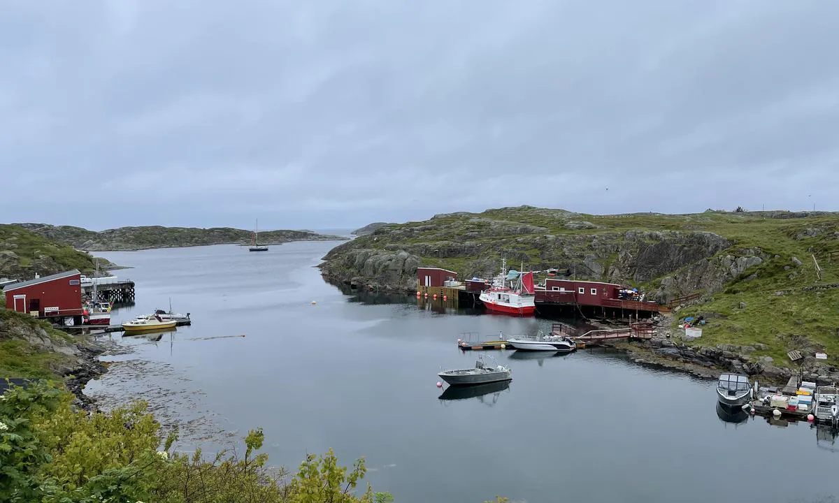 Sørburøyflesa: Trygg ankringsplass i kila mellom Sørburøy og Nordøya. Enkel innseiling.