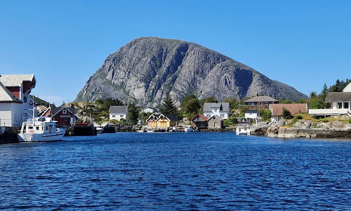 Søre fanøyvåg: {"base": "no", "no": "Inn forbi gjestebryggen.", "se": "Innanf\u00f6r g\u00e4stbryggan.", "en": "Inside past the guest dock.", "da": "Ind forbi g\u00e6stebroen.", "fr": "\u00c0 l'int\u00e9rieur du quai des visiteurs.", "de": "Herein vorbei an der G\u00e4stemole.", "es": "Dentro del muelle de invitados.", "it": "Dentro oltre il molo per gli ospiti.", "pt": "Dentro do cais para visitantes.", "nl": "Binnen voorbij de gastensteiger.", "pl": "Wejd\u017a w g\u0142\u0105b nabrze\u017ca go\u015bcinnego.", "uk": "\u0423\u0441\u0435\u0440\u0435\u0434\u0438\u043d\u0443 \u043f\u043e\u0432\u0437 \u0433\u043e\u0441\u0442\u044c\u043e\u0432\u0438\u0439 \u043f\u0440\u0438\u0447\u0430\u043b.", "ro": "Pe l\u00e2ng\u0103 pontonul pentru oaspe\u021bi.", "tr": "Misafir iskelesinin \u00f6tesine.", "el": "\u039c\u03ad\u03c3\u03b1 \u03b1\u03c0\u03cc \u03c4\u03b7\u03bd \u03c0\u03c1\u03bf\u03b2\u03bb\u03ae\u03c4\u03b1 \u03b5\u03c0\u03b9\u03c3\u03ba\u03b5\u03c0\u03c4\u03ce\u03bd.", "cs": "Dovnit\u0159 kolem hostuj\u00edc\u00edho mola.", "hu": "Bel\u00e9pni a vend\u00e9gm\u00f3l\u00f3hoz.", "fi": "Sis\u00e4\u00e4n vierasvenesataman laiturin ohi.", "bg": "\u0412\u044a\u0442\u0440\u0435 \u043f\u043e\u043a\u0440\u0430\u0439 \u043a\u0435\u044f \u0437\u0430 \u0433\u043e\u0441\u0442\u0438.", "sr": "\u0423\u043d\u0443\u0442\u0430\u0440 \u0433\u043e\u0441\u0442\u043e\u0432\u0441\u043a\u043e\u0433 \u043f\u0440\u0438\u0441\u0442\u0430\u043d\u0438\u0448\u0442\u0430.", "et": "K\u00fclaliskaistust m\u00f6\u00f6da.", "lv": "Gar viesu piest\u0101tn\u0113m.", "lt": "\u012e priek\u012f pro sve\u010di\u0173 prieplauk\u0105."}