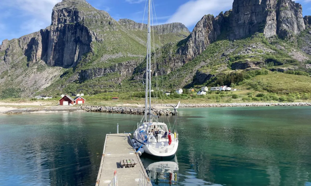 Sørfugløy: Gjestebrygge 3-4m dybde.