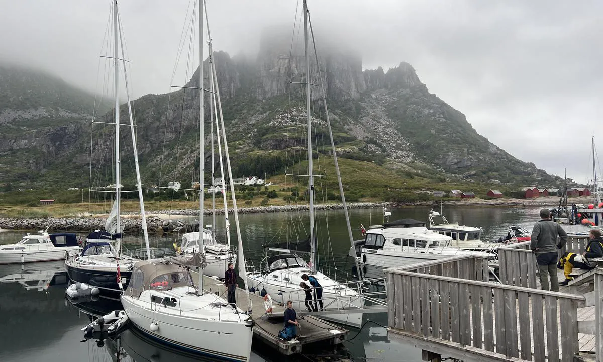 Sørfugløy: Liten, lun havn. Strøm til to båter på bryggen. Ikke vann. Vi lå to båter utenpå hverandre. Nydelig øy. Vi gikk i bratta, så Lundefugl og Teis, badet på verdens lengste sandstrand. Ingen fastboende. Alle hus vakkert vedlikeholdt Virkelig verdt besøket.