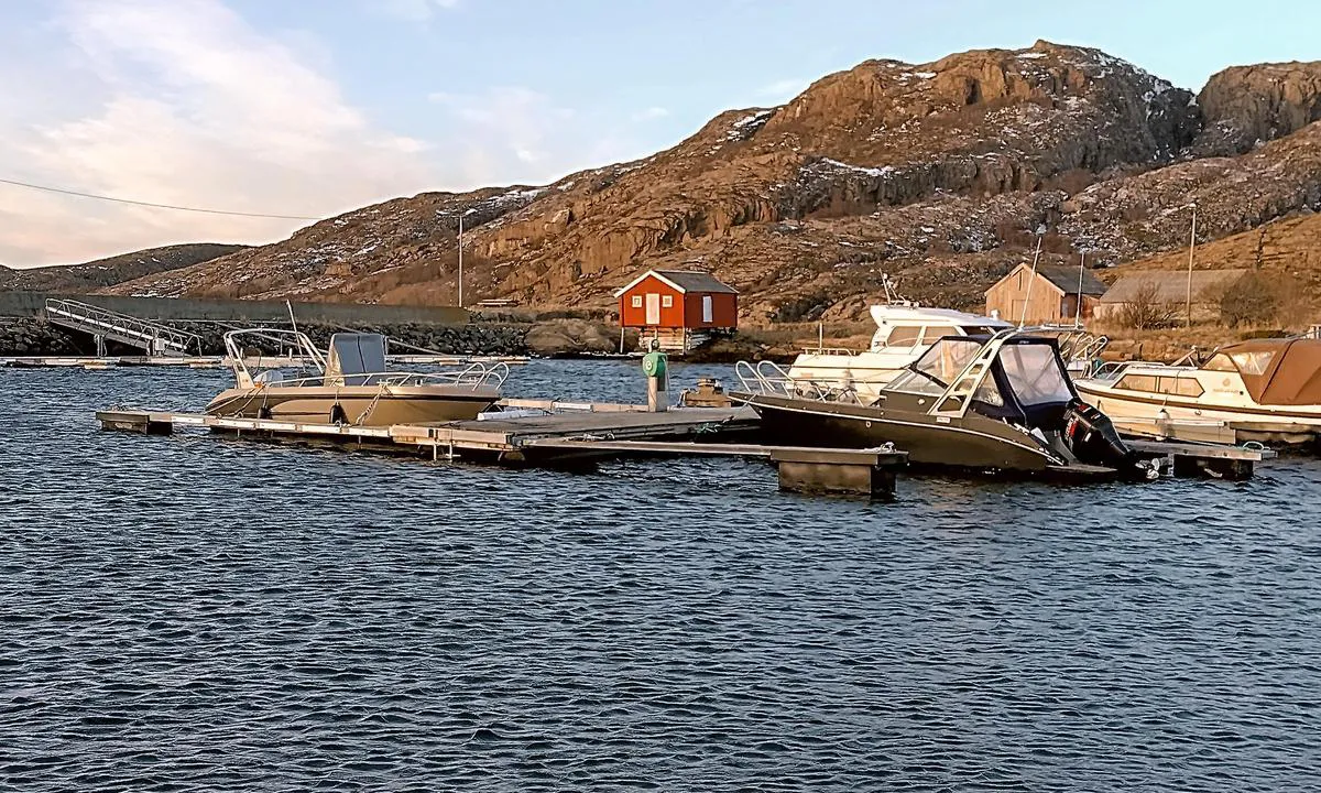 Sørgårdsvågen marina: De to gjesteplassene ligger på enden/utsiden av denne brygga. 2 m dybde på fjære sjø.