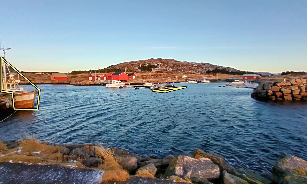 Sørgårdsvågen marina: De to gjesteplassene ligger på enden av flytebrygga midt i bildet. Den gamle fiskerikaia kan også benyttes av gjester. Det er ikke vann eller strøm på fiskerikaia.