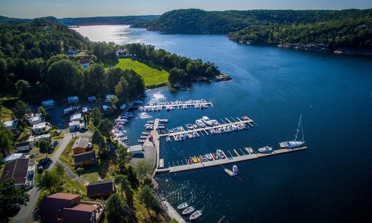 Sørlandet Feriesenter: {"base": "no", "no": "Gjestehavna er longside p\u00e5 den n\u00e6rmeste flytebrygga.", "se": "G\u00e4sthamnen \u00e4r l\u00e5ngsides p\u00e5 den n\u00e4rmaste flytbryggan.", "en": "The guest harbor is alongside the nearest floating dock.", "da": "G\u00e6stehavnen er langsiden p\u00e5 den n\u00e6rmeste flydebro."}