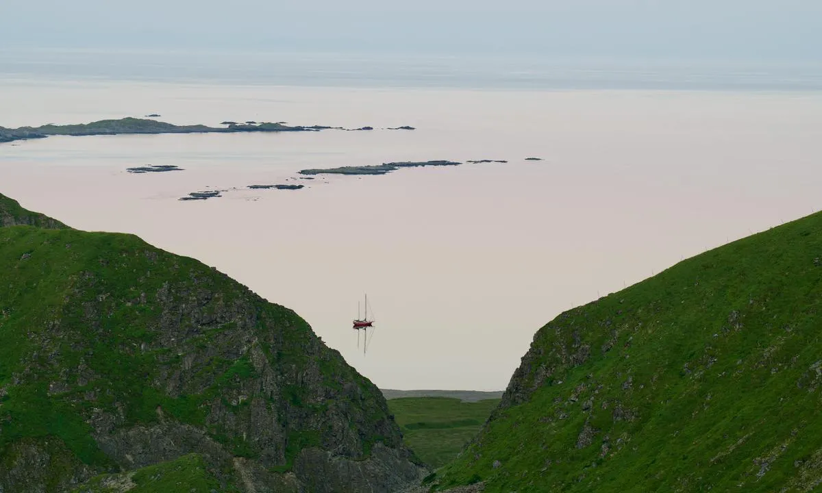 Sørlandsbukta: {"base": "en", "no": "Veldig god ankerfeste, sand, 7 meter. Vi ankret i rolig v\u00e6r, s\u00e5 vi hadde ingen problemer med fallvinder, men vi ville ikke pr\u00f8ve i sterk vind. Rullesteinsstrand med grusvei til byen og vakre turmuligheter tilgjengelig.", "se": "Mycket bra ankring, sand, 7 meter. Vi ankrade i lugnt v\u00e4der, s\u00e5 vi hade inga problem med vindkast, men vi skulle inte f\u00f6rs\u00f6ka i stark vind. Stenstrand med grusv\u00e4g till staden och vackra vandringsleder tillg\u00e4ngliga.", "en": "Very Good Holding, Sand, 7 Meter. We anchored in calm weather, so we had no problems with williwars, but we would not try in strong wind. Pebbles beach with gravel Road to town and beautyful hikes accessable.", "da": "Meget godt hold, sand, 7 meter. Vi ankrede i roligt vejr, s\u00e5 vi havde ingen problemer med vindst\u00f8d, men vi ville ikke pr\u00f8ve i kraftig vind. Stenstrand med grusvej til byen og smukke vandreture tilg\u00e6ngelige.", "fr": "Tr\u00e8s bon ancrage, Sable, 7 m\u00e8tres. Nous avons ancr\u00e9 par temps calme, donc nous n'avons eu aucun probl\u00e8me avec les rafales subites, mais nous n'essaierions pas par vent fort. Plage de galets avec route en gravier pour aller en ville et acc\u00e8s \u00e0 de belles randonn\u00e9es.", "de": "Sehr guter Halt, Sand, 7 Meter. Wir haben bei ruhigem Wetter geankert, daher hatten wir keine Probleme mit Williwaren, aber wir w\u00fcrden es bei starkem Wind nicht versuchen. Kiesstrand mit Schotterstra\u00dfe zur Stadt und sch\u00f6nen Wanderwegen zug\u00e4nglich.", "es": "Muy buen agarre, arena, 7 metros. Anclamos en clima tranquilo, as\u00ed que no tuvimos problemas con los williwaws, pero no lo intentar\u00edamos con viento fuerte. Playa de guijarros con camino de grava a la ciudad y acceso a hermosas caminatas.", "it": "Molto Buon Ormeggio, Sabbia, 7 Metri. Ci siamo ancorati in tempo calmo, quindi non abbiamo avuto problemi con i williwars, ma non lo proveremmo con vento forte. Spiaggia di ciottoli con strada ghiaiosa verso la citt\u00e0 e accesso a bellissime escursioni.", "pt": "Ancoragem muito boa, areia, 7 metros. Ancoramos com tempo calmo, ent\u00e3o n\u00e3o tivemos problemas com rajadas de vento, mas n\u00e3o tentar\u00edamos com vento forte. Praia com seixos e estrada de cascalho para a cidade e acesso a belas trilhas.", "nl": "Zeer goede houdgrond, zand, 7 meter. We hebben voor anker gelegen bij rustig weer, dus we hadden geen problemen met valwinden, maar we zouden het niet proberen bij sterke wind. Kiezelstrand met grindweg naar de stad en toegang tot prachtige wandelingen.", "pl": "Bardzo dobre trzymanie, piasek, 7 metr\u00f3w. Zacumowali\u015bmy w spokojnej pogodzie, wi\u0119c nie mieli\u015bmy problem\u00f3w z nag\u0142ymi podmuchami wiatru, ale nie ryzykowaliby\u015bmy przy silnym wietrze. Kamienista pla\u017ca z \u017cwirow\u0105 drog\u0105 do miasta i pi\u0119knymi szlakami dost\u0119pnymi.", "uk": "\u0414\u0443\u0436\u0435 \u0434\u043e\u0431\u0440\u0430 \u0442\u0440\u0438\u043c\u0430\u043b\u044c\u043d\u0430 \u0437\u0434\u0430\u0442\u043d\u0456\u0441\u0442\u044c, \u043f\u0456\u0441\u043e\u043a, 7 \u043c\u0435\u0442\u0440\u0456\u0432. \u041c\u0438 \u0441\u0442\u0430\u043b\u0438 \u043d\u0430 \u044f\u043a\u0456\u0440 \u0443 \u0441\u043f\u043e\u043a\u0456\u0439\u043d\u0443 \u043f\u043e\u0433\u043e\u0434\u0443, \u0442\u043e\u043c\u0443 \u043d\u0435 \u043c\u0430\u043b\u0438 \u043f\u0440\u043e\u0431\u043b\u0435\u043c \u0437 \u0432\u0438\u0445\u0440\u043e\u0432\u0438\u043c\u0438 \u0432\u0456\u0442\u0440\u0430\u043c\u0438, \u0430\u043b\u0435 \u043d\u0435 \u0441\u0442\u0430\u043b\u0438 \u0431 \u043f\u0440\u043e\u0431\u0443\u0432\u0430\u0442\u0438 \u0443 \u0441\u0438\u043b\u044c\u043d\u0438\u0439 \u0432\u0456\u0442\u0435\u0440. \u041f\u043b\u044f\u0436 \u0437 \u0433\u0430\u043b\u044c\u043a\u043e\u044e \u0456 \u0433\u0440\u0430\u0432\u0456\u0439\u043d\u043e\u044e \u0434\u043e\u0440\u043e\u0433\u043e\u044e \u0434\u043e \u043c\u0456\u0441\u0442\u0430 \u0442\u0430 \u043a\u0440\u0430\u0441\u0438\u0432\u0438\u043c\u0438 \u043f\u0456\u0448\u043e\u0445\u0456\u0434\u043d\u0438\u043c\u0438 \u043c\u0430\u0440\u0448\u0440\u0443\u0442\u0430\u043c\u0438 \u0434\u043e\u0441\u0442\u0443\u043f\u043d\u0456.", "ro": "Ancorare foarte bun\u0103, nisip, ad\u00e2ncime de 7 metri. Am ancorat pe vreme lini\u0219tit\u0103, a\u0219a c\u0103 nu am avut probleme cu turbulentele de aer (williwars), dar nu am \u00eencerca pe v\u00e2nt puternic. Plaj\u0103 cu pietricele \u0219i drum de pietri\u0219 spre ora\u0219 \u0219i trasee de drume\u021bie frumoase accesibile.", "tr": "\u00c7ok \u0130yi Tutu\u015f, Kum, 7 Metre. Sakin havada demirledik, bu y\u00fczden ani r\u00fczgarlarla bir sorunumuz olmad\u0131, ancak g\u00fc\u00e7l\u00fc r\u00fczgarlarda denemeyiz. \u00c7ak\u0131l ta\u015fl\u0131 plaj ve kasabaya giden yol ile g\u00fczel y\u00fcr\u00fcy\u00fc\u015f rotalar\u0131na eri\u015fim mevcut.", "el": "\u03a0\u03bf\u03bb\u03cd \u03ba\u03b1\u03bb\u03cc \u03ba\u03c1\u03ac\u03c4\u03b7\u03bc\u03b1, \u03ac\u03bc\u03bc\u03bf\u03c2, 7 \u03bc\u03ad\u03c4\u03c1\u03b1. \u03a1\u03af\u03be\u03b1\u03bc\u03b5 \u03ac\u03b3\u03ba\u03c5\u03c1\u03b1 \u03c3\u03b5 \u03ae\u03c1\u03b5\u03bc\u03bf \u03ba\u03b1\u03b9\u03c1\u03cc, \u03bf\u03c0\u03cc\u03c4\u03b5 \u03b4\u03b5\u03bd \u03b5\u03af\u03c7\u03b1\u03bc\u03b5 \u03c0\u03c1\u03bf\u03b2\u03bb\u03ae\u03bc\u03b1\u03c4\u03b1 \u03bc\u03b5 \u03be\u03b1\u03c6\u03bd\u03b9\u03ba\u03bf\u03cd\u03c2 \u03b1\u03bd\u03ad\u03bc\u03bf\u03c5\u03c2, \u03b1\u03bb\u03bb\u03ac \u03b4\u03b5\u03bd \u03b8\u03b1 \u03c4\u03bf \u03b5\u03c0\u03b9\u03c7\u03b5\u03b9\u03c1\u03bf\u03cd\u03c3\u03b1\u03bc\u03b5 \u03c3\u03b5 \u03b4\u03c5\u03bd\u03b1\u03c4\u03cc \u03b1\u03ad\u03c1\u03b1. \u03a0\u03b1\u03c1\u03b1\u03bb\u03af\u03b1 \u03bc\u03b5 \u03b2\u03cc\u03c4\u03c3\u03b1\u03bb\u03b1 \u03ba\u03b1\u03b9 \u03c7\u03b1\u03bb\u03b9\u03ba\u03cc\u03b4\u03c1\u03bf\u03bc\u03bf \u03c0\u03c1\u03bf\u03c2 \u03c4\u03b7\u03bd \u03c0\u03cc\u03bb\u03b7 \u03ba\u03b1\u03b9 \u03cc\u03bc\u03bf\u03c1\u03c6\u03b1 \u03bc\u03bf\u03bd\u03bf\u03c0\u03ac\u03c4\u03b9\u03b1 \u03c0\u03b5\u03b6\u03bf\u03c0\u03bf\u03c1\u03af\u03b1\u03c2 \u03c0\u03c1\u03bf\u03c3\u03b2\u03ac\u03c3\u03b9\u03bc\u03b1.", "cs": "Velmi dobr\u00e9 dr\u017een\u00ed, p\u00edsek, 7 metr\u016f. Kotvili jsme za klidn\u00e9ho po\u010das\u00ed, tak\u017ee jsme nem\u011bli \u017e\u00e1dn\u00e9 probl\u00e9my s n\u00e1razy v\u011btru, ale v siln\u00e9m v\u011btru bychom to nezkou\u0161eli. Obl\u00e1zkov\u00e1 pl\u00e1\u017e s \u0161t\u011brkovou cestou do m\u011bsta a p\u0159\u00edstupem k n\u00e1dhern\u00fdm t\u00far\u00e1m.", "hu": "Nagyon j\u00f3 tart\u00e1s, homok, 7 m\u00e9ter. Nyugodt id\u0151ben horgonyoztunk, \u00edgy nem volt probl\u00e9m\u00e1nk a hirtelen sz\u00e9ll\u00f6k\u00e9sekkel, de er\u0151s sz\u00e9lben nem pr\u00f3b\u00e1ln\u00e1nk meg. Kavicsos strand \u00e9s murv\u00e1s \u00fat a v\u00e1rosba \u00e9s gy\u00f6ny\u00f6r\u0171 kir\u00e1ndul\u00e1si lehet\u0151s\u00e9gek.", "fi": "Eritt\u00e4in hyv\u00e4 pito, hiekka, 7 metri\u00e4. Ankkuroiduimme tyynell\u00e4 s\u00e4\u00e4ll\u00e4, joten meill\u00e4 ei ollut ongelmia puuskien kanssa, mutta emme yritt\u00e4isi kovalla tuulella. Pikkukiviranta soratien\u00e4 kaupunkiin ja kauniit patikointireitit saatavilla.", "bg": "\u041c\u043d\u043e\u0433\u043e \u0434\u043e\u0431\u0440\u043e \u0437\u0430\u0434\u044a\u0440\u0436\u0430\u043d\u0435, \u043f\u044f\u0441\u044a\u043a, 7 \u043c\u0435\u0442\u0440\u0430. \u0417\u0430\u043a\u043e\u0442\u0432\u0438\u0445\u043c\u0435 \u0441\u0435 \u043f\u0440\u0438 \u0441\u043f\u043e\u043a\u043e\u0439\u043d\u043e \u0432\u0440\u0435\u043c\u0435, \u0442\u0430\u043a\u0430 \u0447\u0435 \u043d\u044f\u043c\u0430\u0445\u043c\u0435 \u043f\u0440\u043e\u0431\u043b\u0435\u043c\u0438 \u0441 \u0432\u0438\u0445\u0440\u0443\u0448\u043a\u0438\u0442\u0435, \u043d\u043e \u043d\u0435 \u0431\u0438\u0445\u043c\u0435 \u043e\u043f\u0438\u0442\u0430\u043b\u0438 \u043f\u0440\u0438 \u0441\u0438\u043b\u0435\u043d \u0432\u044f\u0442\u044a\u0440. \u041f\u043b\u0430\u0436 \u0441 \u043a\u0430\u043c\u044a\u0447\u0435\u0442\u0430 \u0438 \u0447\u0430\u043a\u044a\u043b\u0435\u043d \u043f\u044a\u0442 \u0434\u043e \u0433\u0440\u0430\u0434\u0430 \u0438 \u0434\u043e\u0441\u0442\u044a\u043f \u0434\u043e \u043a\u0440\u0430\u0441\u0438\u0432\u0438 \u043f\u0440\u0435\u0445\u043e\u0434\u0438.", "sr": "Veoma dobro dr\u017eanje, pesak, 7 metara. Usidrili smo se po mirnom vremenu, pa nismo imali problema sa vetrovima iznenadnim i povremenim, ali ne bismo poku\u0161avali po jakom vetru. Pla\u017ea sa kamen\u010di\u0107ima i \u0161ljunkom Putevi do grada i prelepe pe\u0161a\u010dke staze dostupni.", "et": "V\u00e4ga hea pidamine, liiv, 7 meetrit. Ankrusime rahuliku ilmaga, nii et meil ei olnud williwarridega probleeme, kuid tugeva tuulega me ei prooviks. Kiviklibune rand kruusatee ja kaunite matkadega ligip\u00e4\u00e4setav.", "lv": "\u013boti labs tur\u0113\u0161ana, Smiltis, 7 metri. M\u0113s noenkurojamies mier\u012bg\u0101 laik\u0101, t\u0101p\u0113c mums nebija probl\u0113mu ar v\u0113tras br\u0101zm\u0101m, bet m\u0113s negrib\u0113tu m\u0113\u0123in\u0101t stipr\u0101 v\u0113j\u0101. Akme\u0146u pludmale ar grants ce\u013cu uz pils\u0113tu un pieejami skaisti p\u0101rg\u0101jieni.", "lt": "Labai geras inkaravimas, sm\u0117lis, 7 metrai. Mes inkaravome ramu oru, tod\u0117l netur\u0117jome problem\u0173 su staigiais v\u0117jo g\u016bsiais, bet stiprioje v\u0117jo nepabandytume. Akmenuk\u0173 papl\u016bdimys su \u017evyro keliu \u012f miest\u0105 ir gra\u017eius \u017eygius p\u0117s\u010diomis galima pasiekti."}