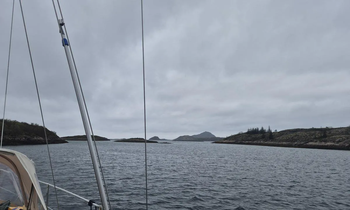 Sørskot / Geitøya: {"base": "en", "no": "Utsikten sett mot s\u00f8rvest.", "se": "Utsikten mot sydv\u00e4st.", "en": "The view seen towards SW.", "da": "Udsigten set mod SV.", "fr": "La vue en direction du sud-ouest.", "de": "Der Blick nach SW.", "es": "La vista hacia el suroeste.", "it": "La vista verso SW.", "pt": "A vista em dire\u00e7\u00e3o ao SW.", "nl": "Het uitzicht gezien naar het ZW.", "pl": "Widok w kierunku SW.", "uk": "\u0412\u0438\u0434 \u043d\u0430 \u043f\u0456\u0432\u0434\u0435\u043d\u043d\u0438\u0439 \u0437\u0430\u0445\u0456\u0434.", "ro": "Vederea c\u0103tre SV.", "tr": "G\u00fcneybat\u0131ya do\u011fru g\u00f6r\u00fclen manzara.", "el": "\u0397 \u03b8\u03ad\u03b1 \u03c0\u03bf\u03c5 \u03c6\u03b1\u03af\u03bd\u03b5\u03c4\u03b1\u03b9 \u03c0\u03c1\u03bf\u03c2 \u03c4\u03b1 \u039d\u0394.", "cs": "Pohled sm\u011brem na jihoz\u00e1pad.", "hu": "A d\u00e9lnyugat fel\u00e9 n\u00e9z\u0151 kil\u00e1t\u00e1s.", "fi": "N\u00e4k\u00f6ala kohti lounasta.", "bg": "\u0413\u043b\u0435\u0434\u043a\u0430\u0442\u0430 \u0432\u0438\u0434\u044f\u043d\u0430 \u043a\u044a\u043c \u042e\u0417.", "sr": "Pogled prema jugozapadu.", "et": "Vaade suunaga edelasse.", "lv": "Skats uz DR.", "lt": "Vaizdas matomas pietvakari\u0173 kryptimi."}