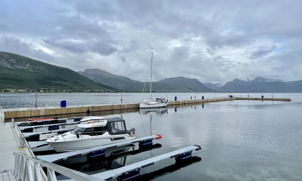 150 meter ny flott flytebrygge. Strøm og vann på brygga.
Gomarina: SORTLAND HAVN SERVICEBRYGGE
Kr 8,- pr. fot inkl strøm.