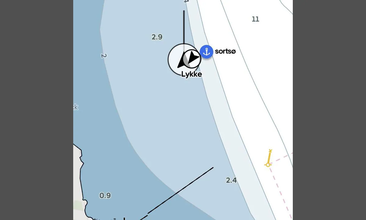 Sortsøhestehave bouy: {"base": "no", "no": "Kan ankre b\u00e5de nord og s\u00f8r for fiskefarmen. Var en svak nordlig str\u00f8m n\u00e5r vi l\u00e5 her.", "se": "Kan ankra b\u00e5de norr och s\u00f6der om fiskodlingen. Det var en svag nordlig str\u00f6m n\u00e4r vi l\u00e5g h\u00e4r.", "en": "Can anchor both north and south of the fish farm. There was a weak northern current when we were here.", "da": "Kan ankre b\u00e5de nord og syd for fiskefarmen. Der var en svag nordlig str\u00f8m, da vi l\u00e5 her.", "fr": "On peut mouiller aussi bien au nord qu'au sud de la pisciculture. Il y avait un faible courant du nord lorsque nous \u00e9tions ici.", "de": "Kann sowohl n\u00f6rdlich als auch s\u00fcdlich der Fischfarm ankern. Es gab eine schwache Nordstr\u00f6mung, als wir hier lagen.", "es": "Se puede anclar tanto al norte como al sur de la granja de peces. Hab\u00eda una corriente d\u00e9bil hacia el norte cuando estuvimos aqu\u00ed.", "it": "Si pu\u00f2 ancorare sia a nord che a sud dell'allevamento di pesce. C'era una debole corrente settentrionale quando siamo stati qui.", "pt": "Pode ancorar tanto ao norte quanto ao sul da piscicultura. Havia uma fraca corrente do norte quando est\u00e1vamos aqui.", "nl": "Kan zowel ten noorden als ten zuiden van de viskwekerij anker uitgooien. Er was een zwakke noordelijke stroming toen we hier lagen.", "pl": "Mo\u017cna zakotwiczy\u0107 zar\u00f3wno na p\u00f3\u0142noc, jak i na po\u0142udnie od farmy rybnej. By\u0142 s\u0142aby pr\u0105d p\u00f3\u0142nocny, gdy tutaj stali\u015bmy.", "uk": "\u041c\u043e\u0436\u043d\u0430 \u043a\u0438\u043d\u0443\u0442\u0438 \u044f\u043a\u0456\u0440 \u044f\u043a \u043d\u0430 \u043f\u0456\u0432\u043d\u0456\u0447, \u0442\u0430\u043a \u0456 \u043d\u0430 \u043f\u0456\u0432\u0434\u0435\u043d\u044c \u0432\u0456\u0434 \u0440\u0438\u0431\u043d\u043e\u0457 \u0444\u0435\u0440\u043c\u0438. \u0411\u0443\u0432 \u0441\u043b\u0430\u0431\u043a\u0438\u0439 \u043f\u0456\u0432\u043d\u0456\u0447\u043d\u0438\u0439 \u0441\u0442\u0440\u0443\u043c, \u043a\u043e\u043b\u0438 \u043c\u0438 \u0442\u0443\u0442 \u0441\u0442\u043e\u044f\u043b\u0438.", "ro": "Se poate ancora at\u00e2t la nord, c\u00e2t \u0219i la sud de ferma de pe\u0219te. Era un curent slab nordic c\u00e2nd am fost aici.", "tr": "<p>Bal\u0131k \u00e7iftli\u011finin hem kuzeyine hem de g\u00fcneyine demir at\u0131labilir. Buradayken hafif bir kuzey ak\u0131nt\u0131s\u0131 vard\u0131.</p>", "el": "\u039c\u03c0\u03bf\u03c1\u03b5\u03af\u03c4\u03b5 \u03bd\u03b1 \u03b1\u03b3\u03ba\u03c5\u03c1\u03bf\u03b2\u03bf\u03bb\u03ae\u03c3\u03b5\u03c4\u03b5 \u03c4\u03cc\u03c3\u03bf \u03b2\u03cc\u03c1\u03b5\u03b9\u03b1 \u03cc\u03c3\u03bf \u03ba\u03b1\u03b9 \u03bd\u03cc\u03c4\u03b9\u03b1 \u03c4\u03b7\u03c2 \u03b9\u03c7\u03b8\u03c5\u03bf\u03ba\u03b1\u03bb\u03bb\u03b9\u03ad\u03c1\u03b3\u03b5\u03b9\u03b1\u03c2. \u03a5\u03c0\u03ae\u03c1\u03c7\u03b5 \u03ad\u03bd\u03b1 \u03b5\u03bb\u03b1\u03c6\u03c1\u03cd \u03b2\u03cc\u03c1\u03b5\u03b9\u03bf \u03c1\u03b5\u03cd\u03bc\u03b1 \u03cc\u03c4\u03b1\u03bd \u03b2\u03c1\u03b9\u03c3\u03ba\u03cc\u03bc\u03b1\u03c3\u03c4\u03b1\u03bd \u03b5\u03b4\u03ce.", "cs": "Je mo\u017en\u00e9 kotvit jak na sever, tak na jih od ryb\u00e1\u0159sk\u00e9 farmy. Kdy\u017e jsme zde kotvili, byl zde m\u00edrn\u00fd severn\u00ed proud.", "hu": "Lehet horgonyozni mind az \u00e9szaki, mind a d\u00e9li oldalon a halgazdas\u00e1gn\u00e1l. Gyenge \u00e9szaki \u00e1ramlat volt, amikor itt voltunk.", "fi": "Voi ankkuroida sek\u00e4 kalanviljelylaitoksen pohjois- ett\u00e4 etel\u00e4puolelle. Olimme t\u00e4ss\u00e4 ja havaitsimme heikon pohjoisvirran.", "bg": "\u041c\u043e\u0436\u0435 \u0434\u0430 \u0441\u0435 \u0445\u0432\u044a\u0440\u043b\u0438 \u043a\u043e\u0442\u0432\u0430 \u043a\u0430\u043a\u0442\u043e \u043d\u0430 \u0441\u0435\u0432\u0435\u0440, \u0442\u0430\u043a\u0430 \u0438 \u043d\u0430 \u044e\u0433 \u043e\u0442 \u0440\u0438\u0431\u0430\u0440\u043d\u0438\u0446\u0430\u0442\u0430. \u0418\u043c\u0430\u0448\u0435 \u0441\u043b\u0430\u0431\u043e \u0441\u0435\u0432\u0435\u0440\u043d\u043e \u0442\u0435\u0447\u0435\u043d\u0438\u0435, \u043a\u043e\u0433\u0430\u0442\u043e \u0431\u044f\u0445\u043c\u0435 \u0442\u0443\u043a.", "sr": "Mo\u017ee se usidriti i severno i ju\u017eno od ribljeg farmi. Bila je slaba severna struja dok smo bili ovde.", "et": "V\u00f5ib ankurdada nii p\u00f5hja kui ka l\u00f5una pool kalakasvandust. Siin olles oli n\u00f5rk p\u00f5hjavool.", "lv": "Var iesp\u0113jams iekot apustu gan uz zieme\u013ciem, gan uz dienvidiem no zivju fermas. Kad atrad\u0101mies \u0161eit, bija v\u0101ja zieme\u013cu straume.", "lt": "Galima inkaruotis tiek \u012f \u0161iaur\u0119, tiek \u012f pietus nuo \u017euvininkyst\u0117s fermos. Buvo nedidel\u0117 \u0161iaurin\u0117 srov\u0117, kai mes \u010dia buvome."}