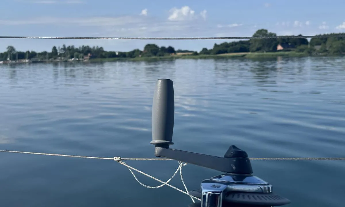 Sortsøhestehave bouy: {"base": "no", "no": "Langgrunt og langt inn til land", "se": "L\u00e5nggrunt och l\u00e5ngt in till land", "en": "Shallow and far inland", "da": "Lavvandet og langt ind til land", "fr": "Peu profond pendant longtemps jusqu'\u00e0 la c\u00f4te", "de": "Weitl\u00e4ufige Untiefen und lange Strecke bis zum Land", "es": "Agua poco profunda y lejos de la costa", "it": "Fondale basso e lontano verso la terra", "pt": "Raso e distante da terra", "nl": "Ondiep en ver landinwaarts", "pl": "P\u0142ytko i daleko do brzegu", "uk": "\u041c\u0456\u043b\u043a\u043e\u0432\u043e\u0434\u043d\u0456 \u0456 \u0434\u0430\u043b\u0435\u043a\u043e \u0434\u043e \u0431\u0435\u0440\u0435\u0433\u0430", "ro": "Fund de mic\u0103 ad\u00e2ncime \u0219i drum lung p\u00e2n\u0103 la \u021b\u0103rm", "tr": "Yava\u015f derinle\u015fen ve kara i\u00e7ine uzun bir mesafe", "el": "\u03a1\u03b7\u03c7\u03ac \u03bd\u03b5\u03c1\u03ac \u03ba\u03b1\u03b9 \u03bc\u03b1\u03ba\u03c1\u03b9\u03bd\u03ae \u03b1\u03c0\u03cc\u03c3\u03c4\u03b1\u03c3\u03b7 \u03c0\u03c1\u03bf\u03c2 \u03c4\u03b7 \u03c3\u03c4\u03b5\u03c1\u03b9\u03ac", "cs": "M\u011blk\u00e9 vody a daleko od pevniny", "hu": "Sek\u00e9ly \u00e9s hossz\u00fa az \u00fat a sz\u00e1razf\u00f6ldig", "fi": "Matalavetinen ja pitk\u00e4 matka maihin", "bg": "\u0414\u044a\u043b\u0431\u043e\u043a\u043e\u0442\u043e \u0438 \u0434\u0430\u043b\u0435\u0447\u043d\u043e\u0442\u043e \u0432\u043b\u0438\u0437\u0430\u043d\u0435 \u043a\u044a\u043c \u0441\u0443\u0448\u0430\u0442\u0430", "sr": "\u0414\u0443\u0431\u043e\u043a\u043e \u0438 \u0438\u0434\u0435 \u0434\u0430\u043b\u0435\u043a\u043e \u0443 \u043a\u043e\u043f\u043d\u043e", "et": "Madalik ja kaua s\u00f5ita maale", "lv": "Sekl\u0101 piekraste un gara piek\u013cuve l\u012bdz zemei", "lt": "Seklu ir toli \u012f sausum\u0105"}